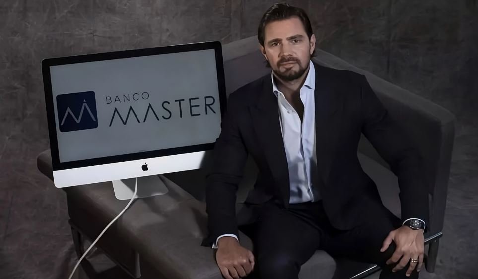 Sessenta milhões de reais não desapareceram em silêncio — eles circularam por salões de luxo, jantares reservados e encontros com algumas das figuras mais poderosas da República. Mas como um valor desse tamanho foi parar em eventos no exterior? Segundo documentos citados pela Polícia Federal, o empresário Daniel Vorcaro financiou, ao longo de 2024, uma série de agendas internacionais de alto padrão. E por que isso chama tanta atenção? Porque não se tratava apenas de encontros empresariais comuns, mas de eventos que reuniram autoridades brasileiras e estrangeiras em cidades estratégicas. Quais cidades entraram nessa rota? Londres, Nova York e Lisboa. E o que havia nesses encontros? Hospedagens de luxo, recepções, jantares e programações paralelas que ampliaram ainda mais o custo total. Só isso já seria suficiente para levantar dúvidas, mas existe um ponto que faz o caso ganhar outra dimensão: quem estava presente. Quem participou dessas agendas? Entre os nomes mencionados estão ministros do Supremo Tribunal Federal, do Superior Tribunal de Justiça, políticos e representantes do governo. E é justamente aqui que muita gente para e se pergunta: isso era um evento institucional, privado ou algo no meio do caminho? Os participantes procurados afirmaram que compareceram como palestrantes ou em agendas institucionais. Ainda assim, a investigação observa a proximidade entre o empresário e autoridades. E quanto foi gasto, exatamente, em cada lugar? O evento mais caro aconteceu em Londres. O custo chegou a US$ 7,5 milhões. O que explica um valor tão alto? A descrição inclui hospedagem de luxo, jantares, shows e recepções. E há um detalhe que quase passa despercebido: nesse encontro, o ex-presidente Michel Temer foi homenageado. Isso ajuda a entender o peso político do evento, mas também abre outra pergunta inevitável. Se Londres concentrou a maior parte do dinheiro, o que aconteceu nas outras cidades? Em Nova York, os gastos foram de cerca de US$ 2,5 milhões. E o que entrou nessa conta? Além dos eventos principais, houve degustações e uso de jatinhos em agendas paralelas. Já em Portugal, o total foi de US$ 1,6 milhão, com uma programação semelhante. Somando tudo, o valor chegou a US$ 11,5 milhões, algo em torno de R$ 60 milhões. Mas por que a Polícia Federal está olhando para isso com tanta atenção? Porque os eventos aparecem no contexto das investigações sobre o Banco Master. E o que acontece depois muda o foco da história: além dos gastos com encontros de luxo, os investigadores também apontam sinais de proximidade entre Vorcaro e autoridades, incluindo uso de aeronaves privadas e contratos com pessoas ligadas a membros do Judiciário. Isso significa que todos os presentes são alvo de investigação? O material disponível não diz isso. O que se sabe é que a PF aponta os gastos, descreve a presença de autoridades e registra elementos que indicariam uma relação próxima entre o empresário e figuras do poder. E é aqui que a maioria se surpreende: o debate não gira apenas em torno do dinheiro, mas do acesso que esse dinheiro pode ter ajudado a construir. Quem organizou esses encontros? O Grupo Voto afirmou que foi responsável apenas pela organização. E quem pagou? Segundo a mesma versão, os custos foram bancados por patrocinadores. Essa explicação encerra o caso? Não. Na verdade, ela empurra a dúvida para outro ponto: quem patrocinou exatamente cada etapa, e com qual objetivo? E por que esse assunto continua repercutindo tanto? Porque ele reúne três elementos que raramente passam despercebidos quando aparecem juntos: cifras milionárias, autoridades da República e eventos de luxo fora do país. Quando esses fatores se cruzam, a pergunta deixa de ser apenas quanto foi gasto. A questão passa a ser o que esses encontros representavam nos bastidores. No centro de tudo está Daniel Vorcaro. Ao redor dele, uma sequência de agendas internacionais, nomes influentes e uma investigação que ainda tenta medir o alcance real dessas conexões. O ponto principal, por enquanto, é este: segundo a PF, cerca de R$ 60 milhões foram usados para bancar eventos de alto padrão com autoridades em Londres, Nova York e Lisboa. Mas o que esse investimento comprava de fato — visibilidade, prestígio, proximidade ou algo mais — é justamente a parte que ainda mantém essa história longe do fim.