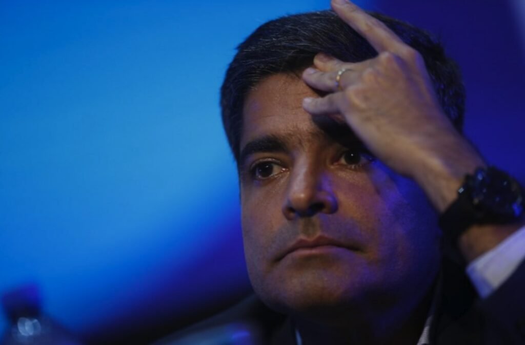 Quem é Vorcaro e qual a relevância dele no contexto atual? Vorcaro é uma figura envolvida em um encontro político relevante, onde recebeu ACM Neto em sua residência, conforme mensagens enviadas a Fábio Faria. Por que ACM Neto visitou a casa de Vorcaro? A visita de ACM Neto à casa de Vorcaro sugere discussões políticas importantes, embora os detalhes exatos do encontro não tenham sido divulgados. Qual o papel de Fábio Faria nesse contexto? Fábio Faria foi o destinatário das mensagens que registraram o encontro, indicando sua possível relevância ou interesse no evento. Quais são as possíveis consequências desse encontro? O encontro pode ter implicações políticas significativas, influenciando alianças e estratégias futuras, dependendo do que foi discutido. Como esse encontro pode afetar a carreira política de ACM Neto? Se o encontro resultar em alianças estratégicas, pode fortalecer a posição de ACM Neto no cenário político. Qual a importância de encontros políticos informais como esse? Encontros informais permitem discussões mais abertas e estratégicas, facilitando acordos e alianças políticas. O que as mensagens enviadas a Fábio Faria revelam sobre o encontro? As mensagens confirmam a realização do encontro, mas não detalham o conteúdo das discussões, mantendo o mistério sobre suas intenções. Por que o encontro foi registrado em mensagens? Registrar o encontro em mensagens pode ser uma forma de documentar eventos importantes para referência futura. Qual a reação do público ao saber do encontro? A reação do público pode variar, mas geralmente há curiosidade e especulação sobre os motivos e resultados do encontro. Como a mídia está cobrindo esse evento? A mídia destaca o encontro como um evento de interesse político, mas com informações limitadas, gerando especulação. Quais são as especulações mais comuns sobre o encontro? Especula-se sobre possíveis alianças políticas, estratégias eleitorais e discussões de políticas públicas. O que esse encontro indica sobre a dinâmica política atual? Indica uma possível movimentação nos bastidores políticos, com líderes buscando fortalecer suas posições. Como encontros como esse influenciam a política nacional? Podem redefinir alianças, influenciar decisões políticas e impactar eleições futuras. Qual a importância de manter a confidencialidade em encontros políticos? A confidencialidade permite discussões francas e estratégicas, sem pressão pública imediata. Como a divulgação de encontros políticos afeta a percepção pública? Pode aumentar a transparência, mas também gerar especulação e desconfiança se os detalhes não forem claros. Quais são os próximos passos após um encontro como esse? Os próximos passos podem incluir novas reuniões, formalização de alianças ou anúncios públicos de decisões. Como os políticos se preparam para encontros estratégicos? Eles analisam cenários, definem objetivos claros e preparam argumentos para negociações eficazes. Qual o impacto de encontros políticos na formulação de políticas públicas? Podem influenciar a direção das políticas, dependendo das alianças e acordos formados. Como a comunicação entre políticos é gerida em encontros informais? A comunicação é geralmente direta e estratégica, focando em interesses comuns e objetivos políticos. Por que encontros políticos geram tanto interesse público? Porque podem influenciar decisões que afetam a vida de muitas pessoas, além de revelar dinâmicas de poder.