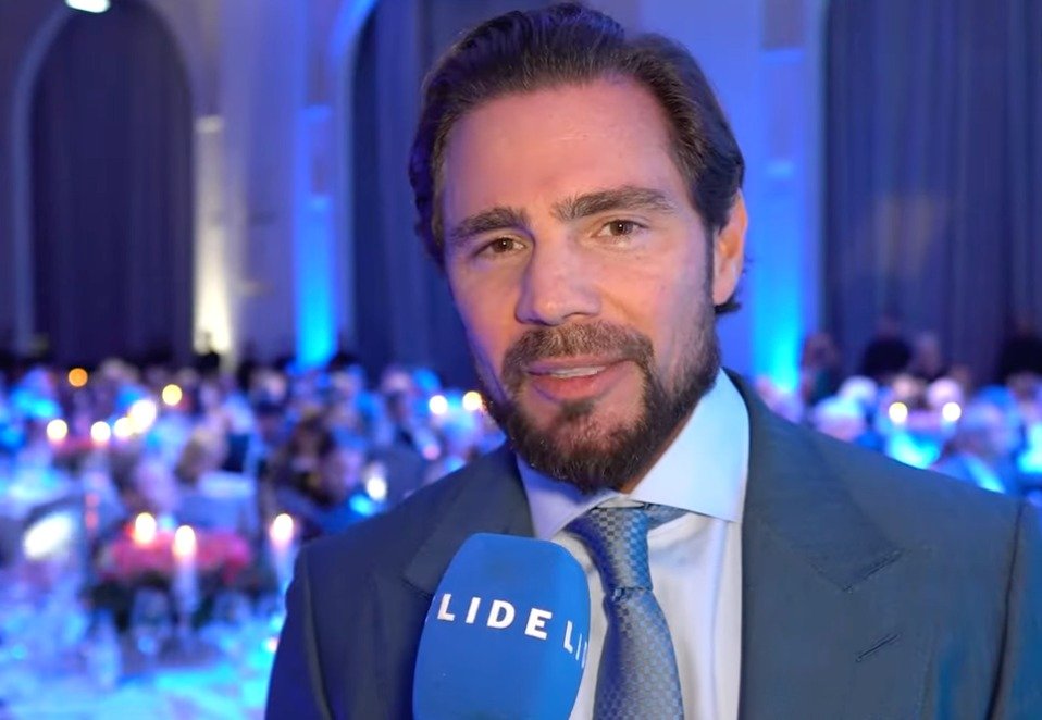 Quem é Daniel Vorcaro e qual sua ligação com o Banco Master? Daniel Vorcaro é o fundador do Banco Master. Ele esteve envolvido em negociações para a venda do banco ao BRB, que foram vetadas pelo Banco Central em setembro de 2025. Por que a viagem de jatinho de Vorcaro é relevante? A viagem ocorreu durante negociações cruciais para a venda do Banco Master, levantando questões sobre possíveis influências políticas. Quem acompanhou Vorcaro no jatinho? Três congressistas e dois ex-ministros: Ciro Nogueira, Isnaldo Bulhões, Rodrigo Gambale, Fábio Faria e Bruno Bianco. Qual foi o trajeto do voo? O jatinho partiu de Brasília e pousou em Congonhas, São Paulo. A viagem durou 1h21. Qual a importância dos passageiros no contexto político? Os passageiros são figuras influentes, o que levanta suspeitas sobre o propósito da viagem e possíveis discussões políticas. O que aconteceu com o Banco Master após a viagem? O Banco Central vetou a venda do Banco Master ao BRB e liquidou a instituição em novembro de 2025. Por que o Banco Central vetou a venda do Banco Master? Detalhes específicos não foram divulgados, mas a decisão foi parte de uma série de ações regulatórias. Como a Polícia Federal está envolvida no caso? Mensagens de WhatsApp obtidas pela Polícia Federal indicam que Vorcaro informou sua chegada a São Paulo, sugerindo monitoramento das atividades. Qual foi a reação dos envolvidos sobre a viagem? Vorcaro, os congressistas e ex-ministros não comentaram sobre a viagem quando procurados pela reportagem. Qual o impacto da liquidação do Banco Master? A liquidação afetou clientes e o mercado financeiro, gerando incertezas sobre a estabilidade do setor bancário. O que a Comissão Parlamentar de Inquérito do INSS tem a ver com o caso? A CPI obteve mensagens que podem indicar conexões entre Vorcaro e figuras políticas, ampliando a investigação. Qual a relevância do Embraer Phenom 300 na viagem? O Embraer Phenom 300 é um jatinho executivo, simbolizando o caráter exclusivo e possivelmente sigiloso da viagem. Por que a viagem foi realizada em um momento crítico? A viagem coincidiu com negociações importantes, sugerindo que discussões confidenciais poderiam ter ocorrido a bordo. O que pode ser inferido sobre a relação entre Vorcaro e os políticos? A presença de políticos influentes sugere possíveis interesses compartilhados ou discussões sobre o futuro do Banco Master. Quais são as possíveis consequências políticas desse evento? O evento pode levar a investigações mais profundas sobre a influência política em transações financeiras e decisões regulatórias. Como a mídia está cobrindo o caso? O Globo e outros veículos estão investigando e reportando detalhes, mantendo o público informado sobre desdobramentos. Qual o papel das empresas de aviação na viagem? A Aviation Management Services e a Voar operaram o jatinho, mas não há indícios de envolvimento direto no contexto político. O que o futuro reserva para os envolvidos? Investigações podem revelar mais detalhes, impactando a carreira política dos envolvidos e a reputação de Vorcaro.