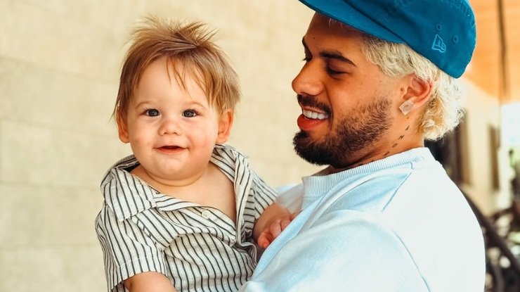 **Acabou**: foi assim, de forma direta, que Zé Felipe resumiu a decisão que tomou sobre a rotina dos filhos, e a frase imediatamente chamou atenção por um motivo simples: ela veio acompanhada de um desabafo sobre saudade e de uma mudança que pode afetar planos já comentados antes. Mas o que aconteceu para ele falar dessa maneira? Na manhã desta quarta-feira, **01/04**, o cantor apareceu em seu perfil pessoal no **Instagram** e contou aos seguidores que estava sentindo falta dos filhos, que estão com **Virginia Fonseca** nos **Estados Unidos**. A distância abriu espaço para um desabafo emocional, mas também para uma definição prática sobre o que ele quer daqui para frente. E qual foi essa definição? Zé Felipe afirmou que, quando os filhos estiverem de volta, a prioridade será outra. Nas palavras dele, a ideia é encerrar a sequência de viagens que, segundo o cantor, acabam interferindo na rotina das crianças. Ele disse: “Tô numa saudade dos meus filhos hoje. Daqui sete dias a gente vai estar juntinho, e aí **acabou**. Acabou esse negócio de viajar. Sem **Copa do Mundo**, sem viagem. É estudar. **Estudar, rotina**…”. Essa fala significa que ele quer limitar qualquer deslocamento? Pelo que o próprio cantor explicou, sim, ao menos quando essas viagens mexerem com a organização do dia a dia. No mesmo vídeo, Zé Felipe reforçou que não pretende mais abrir exceções com facilidade e deixou claro que, para ele, a rotina escolar deve vir antes. Mas ele detalhou como isso funcionaria na prática? Sim. Ao continuar o desabafo, ele afirmou que não concorda mais com a ideia de quebrar a rotina por causa de compromissos fora. Também citou a possibilidade de levar professor durante viagens, mas ainda assim estabeleceu um limite curto. Segundo ele: “Esse negócio de ficar quebrando rotina acabou. ‘Ai, tive que viajar, vou levar professor.’ Leva. **Quatro dias no máximo de viagem**, depois volta pra rotina de novo. E é assim. Esse negócio de ficar quebrando rotina acabou”. Por que essa declaração ganhou ainda mais repercussão? Porque ela surge depois de Virginia já ter falado publicamente sobre a possibilidade de levar os filhos para acompanhar a **Copa** de perto neste ano. Ou seja, havia um plano em estudo, ainda sem definição fechada, que agora pode precisar ser revisto. O que Virginia havia dito antes? Em entrevista ao portal **Leo Dias**, a influenciadora comentou que pensava em levar as crianças por alguns dias, desde que isso coincidisse com as férias. Ela também mencionou que a decisão dependeria da liberação de Zé Felipe e que estava avaliando formatos possíveis para a viagem. E quais eram essas possibilidades? Virginia explicou: “Eu vou levar as crianças alguns dias, isso se coincidir com as férias. E se o **Zé liberar**, elas vão comigo. A gente vai fazer de um jeito que elas vão depois. Ou ficam **15 dias** e depois voltam. Enfim, vou estudando essas possibilidades”. Então os planos mudaram? O que se sabe, até aqui, é que a fala recente de Zé Felipe indica uma posição mais rígida sobre a rotina dos filhos. Como ele mencionou de forma explícita que quer evitar viagens e limitar qualquer saída a **quatro dias no máximo**, a ideia de uma permanência maior, como a que havia sido cogitada por Virginia, pode sofrer alterações. E o que fica claro no fim dessa história? Que o cantor decidiu endurecer a regra sobre a rotina das crianças após sentir a distância dos filhos e refletir sobre o impacto das viagens. O recado foi direto: quando eles voltarem, a prioridade será **estudo**, **rotina** e menos deslocamentos. Nas palavras de Zé Felipe, sem deixar margem para dúvida: “Daqui sete dias a gente vai estar juntinho, e aí acabou. Acabou esse negócio de viajar. Sem Copa do Mundo, sem viagem. É estudar. Estudar, rotina…”.