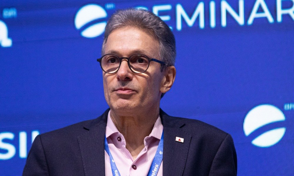 Quando um governador decide mirar ministros do Supremo e, ao mesmo tempo, se colocar na corrida pelo Planalto, a pergunta deixa de ser apenas o que foi dito e passa a ser por que dizer isso agora. Foi só uma fala dura de ocasião ou um movimento calculado? Pelo tom adotado, parece mais do que um desabafo. As declarações vieram em público, com palavras escolhidas para provocar reação imediata. Ao afirmar que Alexandre de Moraes e Dias Toffoli deveriam sofrer impeachment e ao sugerir, de forma ainda mais incisiva, que ambos poderiam até estar presos, ele elevou o debate a um nível que dificilmente passa despercebido. Mas o ponto que chama atenção não é apenas a crítica em si. É o que ela sinaliza. Sinaliza o quê? Uma tentativa de ocupar um espaço muito específico na direita. Não apenas o espaço da oposição ao governo federal, mas o da confrontação direta com instituições que parte do eleitorado vê com desconfiança. E é justamente aí que muita gente começa a se perguntar: isso foi um ataque isolado ou parte de uma estratégia maior? A resposta aparece quando se observa o restante do discurso. Ele não limitou as críticas ao Supremo. Também ampliou o alvo para Brasília, dizendo que essa postura de “intocáveis” seria vista entre parlamentares, incluindo deputados e senadores. Ou seja, não foi uma fala restrita a dois ministros. Foi uma crítica mais ampla ao funcionamento do poder em Brasília. E há um detalhe que quase ninguém percebe de imediato: quando alguém amplia tanto o alvo, normalmente está tentando se apresentar como alternativa ao sistema inteiro, e não apenas a um adversário específico. Mas quem fez isso e em que contexto? Foi Romeu Zema, durante participação em um evento na Associação Comercial e Empresarial de São Paulo. E é aqui que a maioria se surpreende: ao mesmo tempo em que endureceu o discurso contra ministros do STF, ele também reforçou sua pré-candidatura à Presidência da República. Então a crítica ao Supremo estava ligada ao projeto eleitoral? Tudo indica que sim. Ainda mais porque o fim de semana já havia colocado seu nome em circulação nas redes sociais por outro motivo. Zema apareceu em um vídeo ao lado de Flávio Bolsonaro, em tom descontraído, levantando a possibilidade de o senador ser seu vice em uma eventual chapa presidencial. Parecia um aceno claro. Mas o que acontece depois muda tudo. Ao falar com jornalistas na segunda-feira, o governador adotou cautela. Disse ser pré-candidato com chapa própria e descartou, ao menos por enquanto, uma aliança com Flávio. Se houve aproximação, por que recuar logo depois? A resposta está nas diferenças partidárias que ele próprio fez questão de destacar. Zema criticou o PL, partido de Bolsonaro, afirmando que a legenda abriga “frutos podres”. Em contraste, elogiou o Novo, dizendo que integrantes envolvidos em irregularidades são expulsos. Isso significa rompimento com o bolsonarismo? Não exatamente. E esse é o ponto mais delicado. Zema tenta se aproximar de um eleitorado de direita sem se confundir totalmente com ele. Quer dialogar com esse campo, mas preservando uma identidade própria. Por isso falou em representar uma “direita diferente”. Mas diferente em que sentido? Segundo ele, com foco em redução de gastos públicos e prioridade para segurança, incluindo mudanças legislativas para aumentar a punição de criminosos. É uma combinação que busca unir discurso econômico liberal com endurecimento na área penal. Só que surge outra dúvida inevitável: esse posicionamento tem força suficiente para sustentar uma candidatura nacional? As pesquisas, por enquanto, mostram índices modestos. Mas Zema demonstra confiança. E usa a própria trajetória como argumento. Lembra que, em 2018, começou a disputa pelo governo de Minas Gerais com baixa pontuação e cresceu ao longo da campanha até vencer. A aposta, agora, é que esse movimento possa se repetir em uma eleição presidencial. Mas há um detalhe que torna tudo mais interessante: ao mesmo tempo em que tenta crescer, ele escolhe temas capazes de gerar forte repercussão imediata. Criticar ministros do STF, flertar com nomes ligados ao bolsonarismo e depois marcar distância, atacar partidos rivais e defender uma “direita diferente” não são movimentos soltos. São peças de uma construção política que ainda está em andamento. No fim, o recado principal não foi apenas contra Alexandre de Moraes ou Dias Toffoli. Foi a tentativa de dizer ao eleitor que existe um nome disposto a confrontar o que chama de excessos de Brasília e, ao mesmo tempo, pedir espaço para liderar esse campo em 2026. Se isso vai funcionar, ainda é cedo para saber. Mas uma coisa já ficou clara: Zema não quer mais ser apenas um governador observado à distância. Quer ser testado como protagonista nacional. E talvez a parte mais decisiva dessa história esteja justamente começando agora.