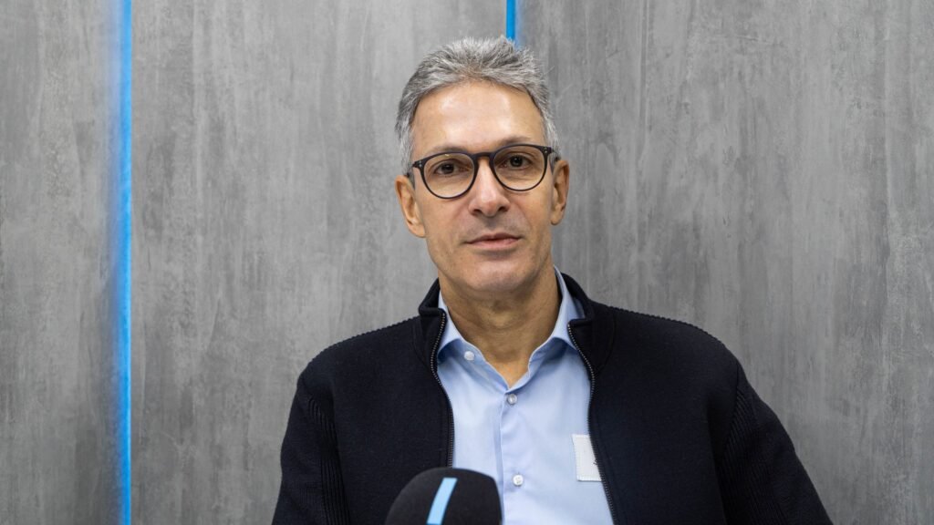 Ele foi direto ao ponto e fechou a porta antes mesmo que ela parecesse aberta. **Romeu Zema** descartou ser vice em uma eventual chapa liderada por **Flávio Bolsonaro** e fez isso sem deixar margem para dúvida. Mas por que a declaração ganhou força agora? Porque ela veio acompanhada de uma reafirmação importante: o ex-governador mineiro disse que pretende levar sua **pré-candidatura à Presidência da República** “até o final”. O que exatamente Zema disse? Em nota divulgada na segunda-feira, 6, ele afirmou que **não recebeu convite** para compor como vice e que também **não tem interesse** nessa possibilidade. A fala foi objetiva e trouxe, ao mesmo tempo, um recado político claro sobre sua posição na disputa. Ao mencionar que respeita os outros pré-candidatos da direita, Zema também reforçou que seguirá com seu próprio projeto. E qual foi a declaração completa? Zema afirmou: **“Não recebi nenhum convite. Nem tenho interesse. Respeito os outros pré-candidatos de direita, mas vou levar minha candidatura até o final. Fiz minha vida toda na iniciativa privada e só entrei para a política porque estava inconformado”**. A frase concentra o núcleo da sua resposta e ajuda a entender por que ele rejeitou a hipótese de ocupar um papel secundário em 2026. Essa possibilidade surgiu agora? Não exatamente. Em **janeiro**, Zema já havia negado a chance de ser vice em uma eventual chapa com **Flávio Bolsonaro**. Então por que o assunto voltou? Porque o cenário da direita segue em movimento, com articulações em torno de nomes para a eleição de **2026**, e qualquer sinal sobre alianças ou composições passa a ter peso maior. Se ele rejeita ser vice, isso significa isolamento político? Não necessariamente. Em **março**, dois meses depois de voltar a negar essa hipótese, Zema afirmou que apoiaria **qualquer candidato do espectro da direita** caso não consiga chegar ao **segundo turno**. O que isso indica? Que, embora mantenha sua pré-candidatura, ele não rompe com esse campo político e admite apoio futuro dentro desse mesmo grupo, se sua candidatura não avançar. Então quem aparece como opção para a vice de Flávio Bolsonaro? Um nome citado nesse movimento é o da senadora **Tereza Cristina** (**PP-MS**). Ela declarou estar **“preparada”** para ocupar a vaga de vice-presidente em uma chapa liderada por Flávio nas eleições de 2026. A fala chamou atenção porque mostrou disposição, mas também cautela. O que Tereza Cristina disse sobre essa possibilidade? Em entrevista publicada em **27 de março**, ela afirmou se sentir **“honrada”** com a hipótese, embora tenha ressaltado que a decisão não depende dela. Também disse que pode ser candidata à Presidência “como mulher” e que se sente preparada. Ao mesmo tempo, deixou claro que ser vice-presidente **não é seu “sonho de consumo”**. Houve conversa formal com ela? Segundo a própria senadora, não. Ela declarou: **“Me sinto honrada com isso. Mas também posso ser candidata a presidente como mulher, por que não? Me sinto preparada. Mas isso não depende da minha vontade. Ser vice-presidente não é o meu sonho de consumo. Todo mundo fala ‘ah, se a senhora tivesse sido vice em 2022, Bolsonaro teria ganho a eleição’, mas nunca conversaram comigo sobre essa possibilidade”**. E existe articulação em torno do nome dela? Sim. Segundo a informação publicada, **Flávio Bolsonaro** e **Rogério Marinho** (**PL-RN**) têm atuado para convencer **Tereza Cristina** a aceitar a vaga de vice na chapa. Isso ajuda a explicar por que a negativa de Zema voltou ao centro da discussão: enquanto um nome é descartado de forma enfática, outro segue sendo trabalhado nos bastidores. No fim, o que fica claro nesse momento? Que **Romeu Zema** rejeitou a hipótese de ser vice de **Flávio Bolsonaro**, afirmou que **não recebeu convite**, disse que **não tem interesse** e reiterou que levará sua **candidatura à Presidência** “até o final”: **“Não recebi nenhum convite. Nem tenho interesse. Respeito os outros pré-candidatos de direita, mas vou levar minha candidatura até o final. Fiz minha vida toda na iniciativa privada e só entrei para a política porque estava inconformado”**.