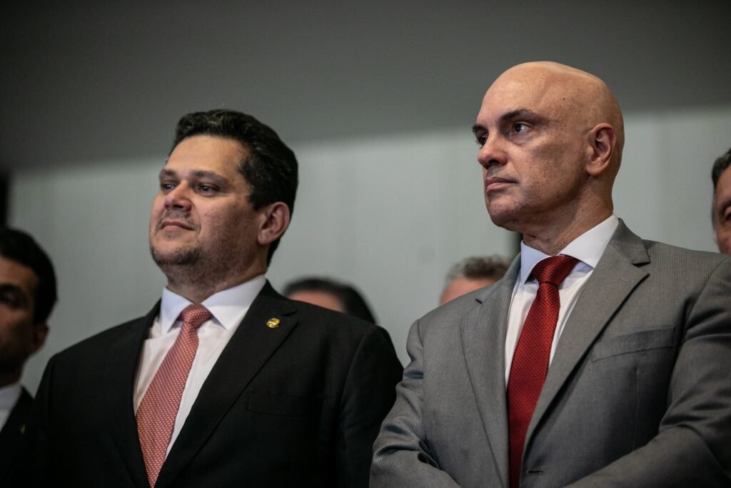 A derrota de Jorge Messias expôs uma articulação improvável no coração de Brasília. O que parecia ser apenas mais um revés para o governo Lula no Senado ganhou contornos mais delicados nos bastidores. Segundo relatos de fontes do STF, do Congresso e do meio jurídico, Alexandre de Moraes atuou para reforçar a campanha pela rejeição do ministro da AGU à vaga no Supremo. Mas por que isso chama atenção? Porque Moraes teria se alinhado, ainda que de forma circunstancial, à ofensiva liderada por Davi Alcolumbre e por Flávio Bolsonaro, justamente um campo que costuma atacá-lo com frequência. A contradição é o centro do episódio. De um lado, o ministro do STF. Do outro, a tropa bolsonarista no Senado. E, no meio, a tentativa de barrar Messias. O motivo seria apenas político? Pelos relatos, não. A eventual chegada de Messias ao Supremo era vista como um revés para Moraes e também como um ganho para André Mendonça, que trabalhou pessoalmente por votos ao aliado. A entrada de Messias poderia mexer na correlação de forças internas da Corte, especialmente em temas sensíveis. Perto do fim da disputa, o ponto principal ficou claro. Ao atuar contra Messias, Moraes não apenas ajudou a impor uma derrota a Lula no Congresso, mas também bloqueou o avanço de um nome apoiado por Mendonça. O placar confirmou o fracasso: Messias obteve 34 votos favoráveis. Depois, Mendonça reagiu com solidariedade pública e disse que o Brasil perdeu a chance de ter um grande ministro do Supremo.