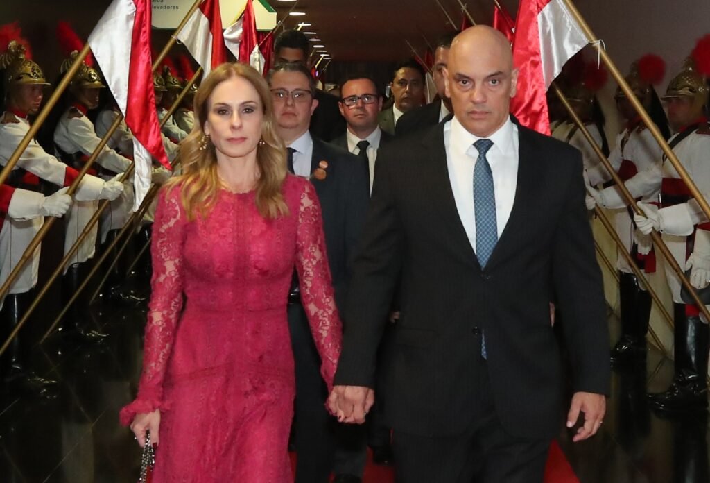 Um contrato bilionário em influência, e milionário no papel, colocou o nome da família de Alexandre de Moraes no centro de uma nova controvérsia. O que causou tanto incômodo nos bastidores do Banco Master não foi apenas a existência do vínculo com o escritório de Viviane Barci de Moraes, mulher do ministro do STF. O ponto que mais alarmou advogados ligados ao caso foi outro: a remuneração prevista. Segundo as informações obtidas pela coluna, o contrato previa pagamento de R$ 3,6 milhões por mês durante 36 meses, a partir do início de 2024. Quanto isso representaria ao fim? R$ 129 milhões, caso fosse integralmente cumprido. Não foi, porque o banco entrou em liquidação. Ainda assim, mensagens atribuídas ao controlador Daniel Vorcaro indicavam que os repasses ao escritório eram tratados como prioridade absoluta. Onde esse documento apareceu? Não foi apreendido em papel, mas localizado em formato digital no celular de Vorcaro, entre arquivos trocados com funcionários do banco, no âmbito da operação Compliance Zero. E o que exatamente o contrato previa? Um escopo amplo, para representar o Master onde fosse necessário, sem detalhar uma causa específica. Há um detalhe que reacende a atenção: entre os casos em que Viviane atuou está uma queixa-crime apresentada por Vorcaro e pelo Master contra o investidor Vladimir Timerman. No processo, também assinam outros advogados do escritório, incluindo o filho e a filha de Moraes. A reportagem procurou o escritório, o banco e o ministro, mas não houve resposta. É justamente esse silêncio que amplia o peso do caso.