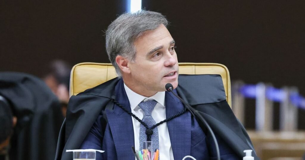 O debate explodiu no STF e mexe direto com um dos temas mais sensíveis da escola: quem decide quando crianças e adolescentes devem ter contato com conteúdos sobre gênero e orientação sexual? Nesta sexta-feira, o ministro André Mendonça votou para manter a lei do Espírito Santo que autoriza pais e responsáveis a vetar a participação dos filhos em atividades pedagógicas sobre identidade de gênero e orientação sexual. A decisão chama atenção por enfrentar de frente a tese de que esse tipo de regra seria censura. Mas é isso mesmo? Segundo Mendonça, não. No voto, o ministro afirmou que a norma não proíbe o ensino desses conteúdos. Então o que ela faz? Para ele, apenas garante às famílias participação na definição do momento em que esses temas serão apresentados, especialmente quando puderem conflitar com valores pessoais. A divergência expõe mais uma vez a divisão dentro da Corte. A relatora, Cármen Lúcia, votou pela inconstitucionalidade da lei, sob o argumento de que o estado invadiu competência da União sobre diretrizes da educação. Mendonça rebateu com outro foco: para ele, a lei trata de proteção à infância e à juventude, não de currículo. Onde está o ponto central? Perto do fim do julgamento, a disputa revela duas visões opostas: de um lado, o direito da família de participar; de outro, a tese de que a restrição pode afetar pluralismo, inclusão e combate à discriminação. O julgamento virtual ainda não terminou. Os demais ministros têm até 11 de maio para votar.