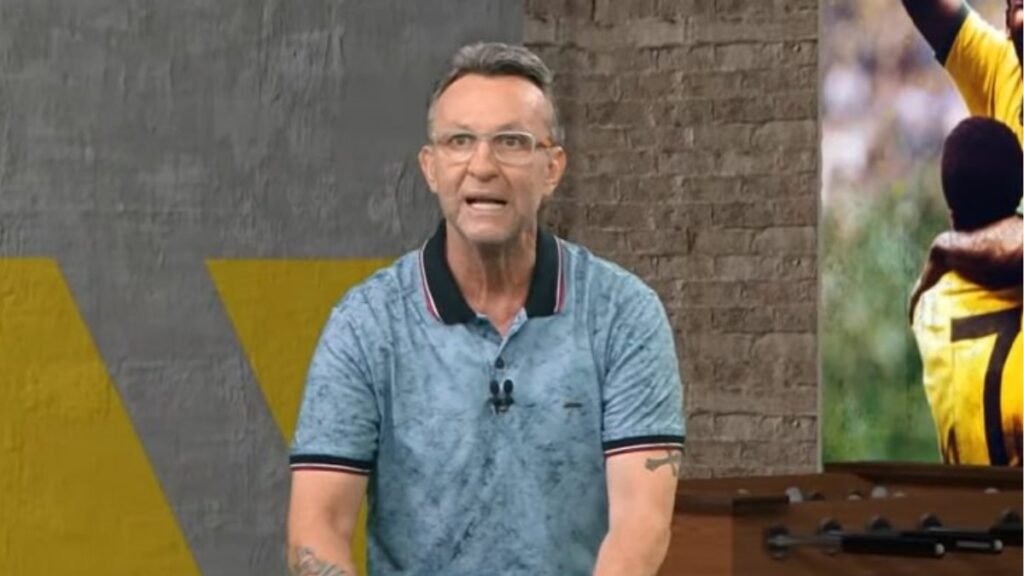 Ao vivo na Band, em plena tarde, Craque Neto jogou a real que muita emissora tenta esconder: o programa esportivo Os Donos da Bola está apanhando feio da reprise de Chaves no SBT. Ele gritou, pediu para cortarem a própria câmera e desabafou que perde todos os dias para um seriado antigo, com elenco já falecido, escancarando a crise de audiência da Band diante de um humor nostálgico que continua vencendo sem esforço. Como um apresentador explode assim ao vivo? Porque a humilhação virou rotina e não dá mais para maquiar número de Ibope quando a derrota é diária e pública. Por que um programa ao vivo perde? Porque falta conteúdo que prenda o público, sobra gritaria vazia e o telespectador prefere a simplicidade de um clássico que não tenta enganar ninguém. Por que Chaves ainda vence hoje? Porque o público está cansado de lacração, debates rasos e histeria na TV aberta, e encontra em Chaves um humor leve, direto e sem militância. Por que a Band vive essa crise? Porque há anos insiste no mesmo formato, nas mesmas figuras e no mesmo discurso, enquanto o público muda de canal em silêncio. Por que ninguém assume essa responsabilidade? Porque é mais fácil culpar horário, pesquisa e algoritmo do que admitir erro de gestão, conteúdo fraco e falta de respeito com quem está em casa. Por que a TV aberta está derretendo? Porque prefere grito a argumento, polêmica vazia a informação séria e esquece que o telespectador não é bobo e tem cada vez mais opções. Por que esse desabafo viralizou tanto? Porque o povo se identifica com quem fala a verdade sem maquiagem, mesmo que doa, e enxerga ali a falência de um modelo inteiro de televisão. Por que a audiência escolhe o SBT agora? Porque, na dúvida, o público corre para o que é familiar, sincero e menos pretensioso, em vez de programas que vivem de escândalo e desespero. Por que ninguém muda esse cenário? Porque as emissoras insistem em repetir fórmulas fracassadas, ignoram o recado do Ibope e só acordam quando o apresentador surta ao vivo. Neto não falou em planilha, não dourou a pílula, não veio com discurso técnico: ele simplesmente escancarou que a Band está perdendo de 1 a 2 pontos para um seriado que, mesmo antigo, entrega 2 a 3 pontos com tranquilidade. Enquanto a direção tenta vender normalidade, o apresentador deixou claro que a crise é real, profunda e diária. Quando ele grita “nós perdemos para o Chaves, todo mundo já morreu e nós perdemos para o Chaves”, ele traduz exatamente o que o público sente: uma TV que se acha moderna, mas apanha de um produto simples, antigo e sem frescura. Isso não é só sobre esporte, é sobre a falência de uma fórmula inteira de entretenimento. O que esse episódio revela é um sistema em colapso: programas ao vivo desesperados por atenção, brigando por cada ponto de Ibope, enquanto o telespectador foge para o streaming, para a internet ou volta para o velho seriado mexicano que não promete nada além de alguns minutos de riso. No fim, o desabafo de Neto virou símbolo de algo maior: a TV aberta está em crise, a paciência do público acabou e até quem está dentro do estúdio já não consegue mais fingir que está tudo bem. E quando um apresentador pede para cortar a própria câmera, é porque a vergonha já passou do limite e a realidade falou mais alto que qualquer roteiro.