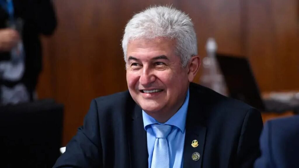 O fato é simples e direto: Marcos Pontes, astronauta, engenheiro, militar e senador pelo PL, disse que é uma honra ter o nome cotado para ser vice de Flávio Bolsonaro na corrida à Presidência da República. Ele afirmou publicamente que está preparado para “desafios maiores” e chamou a missão de “salvar o Brasil”, defendendo “menos discurso, mais entregas e prontidão total para decolar nossa nação”. Enquanto a esquerda vive de narrativas e discursos vazios, a direita começa a montar uma chapa com alguém que literalmente já colocou o Brasil no espaço. Não é simbólico demais para o sistema que sempre chamou a direita de “negacionista” e “anticiência”? Na convenção do PL, Flávio Bolsonaro foi lançado como pré-candidato à Presidência. O vice ainda não foi definido, mas o nome de Marcos Pontes ganhou força depois de reunião com Valdemar Costa Neto, que classificou o astronauta como “excelente para tudo”. Para quem dizia que o bolsonarismo não tinha quadros técnicos, o que vão dizer agora? Veja as perguntas que todo conservador se faz ao ver essa movimentação: Primeira pergunta: quem teme essa chapa? A esquerda, o sistema e a velha política que sempre preferiram aliados dóceis a nomes independentes, técnicos e com carreira limpa. Uma chapa com Flávio Bolsonaro e Marcos Pontes mexe com o conforto de quem domina Brasília há décadas. Segunda pergunta: por que a esquerda odeia mérito? Porque mérito expõe a farsa do discurso igualitário usado apenas para manter privilégios. Um astronauta, engenheiro e militar na vice desmonta a narrativa de que a direita é “atrasada” e “sem preparo”. Mostra que competência não é monopólio da esquerda universitária. Terceira pergunta: cadê a tal ‘ciência’ agora? A mesma turma que gritava “sigam a ciência” vai ter que explicar por que torce contra um cientista e astronauta na vice-presidência. Fica claro que nunca foi sobre ciência, e sim sobre poder e controle ideológico. Quarta pergunta: por que o sistema teme militares? Porque militares com currículo, disciplina e espírito de missão não se dobram fácil a esquemas, conchavos e chantagens. Um tenente-coronel da FAB na vice é um recado direto ao establishment acostumado a mandar e desmandar sem resistência. Quinta pergunta: o que muda para 2026? Muda o eixo do debate. Em vez de apenas narrativa emocional da esquerda, entra em cena uma chapa que pode falar de segurança, tecnologia, soberania nacional e resultados concretos. Isso pressiona quem vive de promessa vazia e marketing. Sexta pergunta: por que a mídia finge normalidade? Porque não quer admitir que a direita está se organizando com estratégia e nomes fortes. A tática é minimizar, tratar como “mais um movimento” e tentar desgastar aos poucos. Mas o eleitor percebe quando o jogo muda de patamar. Sétima pergunta: onde fica o discurso de ‘democracia ameaçada’? Cai por terra quando a oposição se apresenta com senador, partido estruturado, convenção oficial e possível vice com carreira internacional. Fica difícil vender a ideia de “golpismo” quando o jogo está sendo jogado dentro das regras. Oitava pergunta: por que falar em ‘salvar o Brasil’ incomoda tanto? Porque expõe que o país está, sim, em rota perigosa: economia fraca, insegurança, aparelhamento ideológico e perseguição política. Quando alguém assume publicamente essa missão, obriga todos a encarar o problema que a esquerda tenta maquiar. Nona pergunta: o que essa chapa simboliza para a direita? Simboliza maturidade política. De um lado, o legado Bolsonaro e a conexão com o povo; do outro, um nome técnico, respeitado, com história de superação e serviço ao país. É a união de rua, experiência e competência. Décima pergunta: o Brasil está pronto para essa virada? O Brasil está cansado de promessas, escândalos e narrativas vazias. Uma chapa que fala em menos discurso e mais entrega encontra um povo exausto de teatro político. A pergunta real é: o sistema vai deixar o povo escolher em paz? Marcos Pontes não é um aventureiro político qualquer. É o primeiro astronauta brasileiro, formado em Engenharia Aeronáutica, tenente-coronel da FAB, alguém que já representou o país lá fora quando a esquerda ainda brincava de discurso revolucionário em sala de aula. Agora, esse mesmo nome pode estar a um passo da vice-presidência ao lado de Flávio Bolsonaro. A ironia é pesada: quem sempre gritou por “técnicos no poder” agora vê a direita apresentar um técnico de verdade. Quem sempre falou em “ciência” agora se vê diante de um cientista de verdade. Quem sempre acusou a direita de “não ter projeto” agora assiste a um projeto que fala em decolar o Brasil, e não em afundá-lo em ideologia. O recado é claro: se a chapa Flávio–Pontes se confirmar, a eleição de 2026 deixa de ser apenas mais uma disputa. Vira um confronto direto entre o Brasil que trabalha e entrega, e o Brasil que vive de discurso e narrativa. E é exatamente isso que o sistema mais teme.