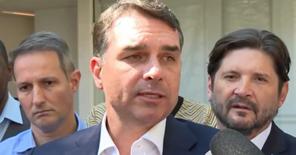 Flávio Bolsonaro confirmou que continua sem vice definido depois de o PP anunciar que ficará “neutro” na eleição e, na prática, barrar Tereza Cristina na chapa. O mesmo partido em que ele começou a carreira agora lava as mãos bem na hora decisiva. Coincidência ou recado do sistema? O senador já tinha anunciado Tereza Cristina como vice, elogiado o nome, dito que se sentia em casa no Progressistas. Horas depois, vem a nota oficial: neutralidade, consulta a diretórios, decisão interna. Tudo muito bonito no papel. Mas, na vida real, quem ganha com um PP neutro? Flávio reagiu com elegância, agradeceu Tereza, agradeceu PP e União, disse que “até o dia 5, tudo pode acontecer”. Ou seja: o jogo está aberto, mas a pressão é clara. Quando a direita tenta se organizar, a velha política corre para o meio do caminho. Quem ganha com essa neutralidade agora? A esquerda e o sistema, que preferem a direita dividida e sem chapa forte. Por que o PP recuou justamente hoje? Porque sentiu o peso da pressão interna e externa contra uma aliança conservadora. Isso é neutralidade ou medo do sistema? Parece muito mais medo de desagradar o establishment do que neutralidade real. Quem tem medo de Tereza Cristina vice? Quem sabe que uma chapa mais sólida da direita muda o tabuleiro eleitoral. Por que o partido de origem virou as costas? Porque muitos caciques do PP vivem de acordos com o poder de plantão, não de coerência. O recado ao bolsonarismo está claro? Sim, o recado é: “vocês não mandam aqui, quem manda é a velha política”. A direita está sendo isolada de propósito? Tudo indica que sim, com partidos fingindo neutralidade enquanto ajudam a esquerda. Até quando a direita vai depender do centrão? Enquanto não construir estrutura própria, ficará refém desse tipo de movimento. O eleitor conservador vai engolir essa narrativa? Cada vez menos; o cansaço com a hipocrisia partidária só aumenta. O que pode acontecer até o dia 5? Novas composições, outro vice, ou até uma reviravolta se o PP sentir a pressão popular. O PP fala em neutralidade, mas a prática mostra outra coisa: quando o assunto é esquerda, sempre aparece “diálogo”, “amplitude”, “responsabilidade institucional”. Quando é com a direita, surgem “questões internas”, “consultas aos diretórios”, “decisão colegiada”. A régua nunca é a mesma. Flávio Bolsonaro, mesmo sob esse cerco, mantém o discurso firme: segue conversando com PP, com União, com outros aliados. Mostra que não vai se dobrar fácil. Mas o episódio escancara o que muita gente já percebeu: a tal neutralidade virou a desculpa perfeita para não se comprometer com o campo conservador. Enquanto isso, o eleitor que trabalha, paga imposto e está cansado de jogo duplo assiste tudo com a mesma sensação: de novo a velha política tentando controlar quem pode ou não crescer. Até o dia 5, tudo pode acontecer. Inclusive o povo lembrar, nas urnas, quem escolheu ficar “neutro” bem na hora de decidir de que lado está.