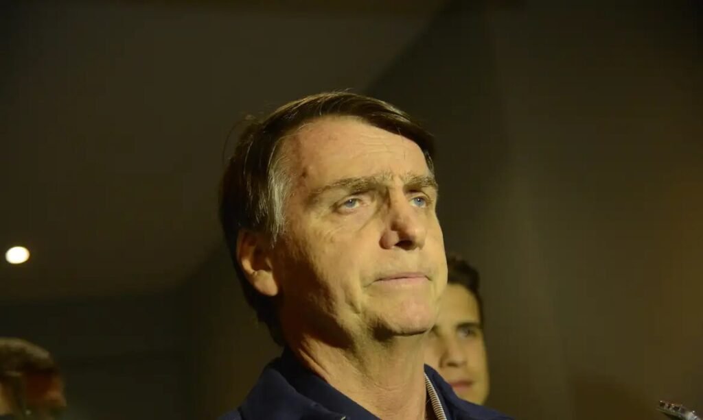 O fato é simples e incômodo para a esquerda: o novo boletim médico mostra que Jair Bolsonaro está melhorando do quadro neurológico, mesmo preso em casa, cheio de remédios e restrições impostas por Alexandre de Moraes. A saúde melhora, mas a coleira política continua apertada. Por que tanto medo de Bolsonaro melhor? A resposta está no contraste gritante: enquanto os médicos relatam melhora progressiva, o STF mantém a narrativa de “ameaça à democracia” para justificar tornozeleira, isolamento e veto até a visita do próprio filho, o senador Flávio Bolsonaro, e do presidente da Argentina, Javier Milei. Se ele está em recuperação, por que tratá-lo como se fosse um chefe de facção? Por que um doente precisa ser isolado? O boletim fala em dieta rigorosa, efeitos colaterais de remédios, instabilidade corporal, risco de queda, refluxo. Ou seja: um ex-presidente lidando com consequências físicas reais, enquanto a máquina judicial insiste em tratá-lo como se estivesse comandando um golpe de dentro da sala de casa. A tal “domiciliar humanizada” virou vitrine de controle político. Por que a esquerda finge que nada acontece? Quando era para atacar Bolsonaro, cada soluço, cada internação, cada foto no hospital virava piada, meme e manchete maldosa. Agora que o boletim mostra melhora, silêncio constrangedor. A narrativa do “Bolsonaro acabado” cai por terra, e com ela a fantasia de que o problema do Brasil se resolve destruindo um homem. Por que Moraes veta até visita de Milei? Um presidente estrangeiro, aliado político, queria ver Bolsonaro. Moraes disse não. O mesmo Moraes que demorou mais de 24 horas para autorizar atendimento médico depois de uma queda na PF. A pergunta que não quer calar é: quem está realmente abusando do poder? Quem está usando a saúde de um ex-presidente como ferramenta de pressão? Por que chamam isso de justiça equilibrada? Bolsonaro foi condenado no caso da suposta trama golpista, jogado na Papuda, depois na chamada Papudinha, enfrentou pneumonia, crises de soluço, queda, espera por atendimento. Agora, em casa, segue monitorado, limitado, vigiado. Enquanto isso, figuras da esquerda com histórico pesado circulam livres, dando palestra sobre democracia. Por que só a direita paga esse preço? A sensação de dois pesos e duas medidas é impossível de ignorar. Quando é alguém ligado à direita, tornozeleira, censura, veto de visita, prisão preventiva eterna. Quando é alguém da esquerda, “garantias constitucionais”, “presunção de inocência”, “respeito ao devido processo”. O brasileiro olha e pensa: até quando essa farsa? Por que a melhora irrita tanto os adversários? Porque um Bolsonaro em recuperação, lúcido, ativo, mesmo limitado, é um problema político enorme para quem apostou tudo na sua destruição total. A esquerda precisa dele fraco, doente, isolado, para manter viva a lenda do “monstro derrotado”. O boletim médico, porém, mostra outra história: ele resiste. Por que chamam isso de democracia plena? Democracia em que ex-presidente é proibido de receber o próprio filho por três meses, não pode receber um chefe de Estado amigo, vive sob ameaça constante de novas decisões, e ainda é usado como exemplo para intimidar qualquer conservador que ouse levantar a voz. Isso não é normal. Isso não é saudável para o país. Por que o brasileiro não pode questionar isso? Porque qualquer crítica vira “ataque ao STF”. Qualquer dúvida vira “defesa de golpe”. Mas a pergunta continua ecoando: até onde vai essa perseguição? O boletim médico de Bolsonaro não é só sobre saúde. É um raio-X de como o poder está sendo usado no Brasil hoje. Por que essa história ainda não acabou? Porque enquanto a esquerda comemora cada decisão contra Bolsonaro, cresce a percepção de injustiça, abuso e vingança política. E cada nova melhora na saúde dele é um lembrete incômodo: por mais que tentem, não conseguiram destruí-lo. E isso muda completamente o jogo para 2026 e para o futuro da direita no país.