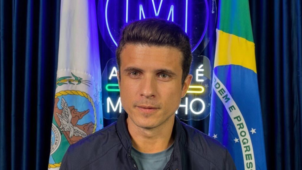 Um candidato ao governo do Rio de Janeiro resolveu fazer o que a esquerda e a velha política nunca tiveram coragem: assumir, em público, que o estado está dominado pela “soberania do fuzil” e que isso só continua porque há uma mistura de covardia cúmplice com frouxidão farcesca nas políticas de segurança. André Marinho, do partido Novo, apresentou um plano de segurança inspirado diretamente na doutrina de “Elite da Tropa”, que deu origem ao filme Tropa de Elite, e colocou na mesa uma promessa clara: virar o jogo contra o crime organizado no Rio. Enquanto governos anteriores gastaram anos em discursos vazios, relatórios coloridos e “planos integrados” que não saem do papel, Marinho montou uma equipe formada por quem já esteve no front de verdade. O comando da área de segurança fica com Rogério Greco, ex-secretário de Justiça e Segurança Pública de Minas Gerais, ao lado de nomes como o Coronel André Batista, inspiração para o personagem Mathias de Tropa de Elite, Alessandro Visacri, especialista em crime transnacional, além de Rodrigo Pimentel, Roberto Motta e o procurador Marcelo Rocha Monteiro. E aí vem o lema que já cutuca diretamente o discurso frouxo da esquerda: “sai fuzil e entra Brasil”. Não é tese acadêmica, não é papo de ONG, não é seminário em auditório climatizado. É enfrentamento direto ao crime, com foco em resultado, e com gente que conhece a realidade das ruas, das favelas e das fronteiras. covardia estatal até quando? A resposta é dura: até o eleitor decidir que não aceita mais governo que passa pano para bandido e engessa polícia com ativismo judicial e burocracia ideológica. Quem acompanha o Rio sabe: há anos o estado vive sob domínio de facções e milícias, enquanto parte da classe política posa de “defensora dos direitos humanos” e ataca justamente quem arrisca a vida – o policial na ponta. Marinho foi direto ao ponto ao criticar instâncias da Justiça que, na visão dele, sabotam o potencial das polícias. É exatamente o que o cidadão comum sente, mas quase ninguém tem coragem de dizer em voz alta. por que polícia é sabotada? Porque uma parte do sistema de Justiça e da política comprou a narrativa de que endurecer contra o crime é “violência do Estado”, enquanto fechar os olhos para o tráfico armado seria “sensibilidade social”. O plano apresentado tenta romper com essa lógica. Em vez de mais papel, mais decreto e mais reunião, a proposta é atacar a estrutura do crime organizado com inteligência, integração real e respaldo jurídico para a ação policial. E isso, claro, bate de frente com anos de discurso progressista que tratou bandido como vítima da sociedade e policial como suspeito permanente. quem tem coragem de bancar? Quem topa enfrentar o custo político de dizer que o problema não é falta de dinheiro, e sim excesso de ladrão e desperdício dentro do próprio Estado. Marinho não fugiu da pergunta mais incômoda: como pagar por tudo isso num Rio quebrado? Em vez de prometer dinheiro mágico de Brasília, ele trouxe dois nomes para o plano econômico: Paulo Rabello de Castro, ex-presidente do BNDES e do IBGE, e Cristiane Schmidt, responsável pela reforma administrativa que saneou as contas de Goiás no governo Ronaldo Caiado – um governador respeitado pela direita justamente por arrumar a casa sem cair no populismo. rio não tem dinheiro mesmo? Tem, mas o dinheiro é drenado por corrupção, privilégios e má gestão, enquanto o cidadão fica refém do crime e do medo diário. A ideia é simples e incômoda para a velha política: fazer uma revisão profunda da máquina pública, cortar desperdício, enfrentar corporações e interesses instalados, e liberar recursos para investimento pesado em segurança. Ou seja, o oposto do que a esquerda costuma fazer, que é aumentar gasto, criar cargo, proteger aliados e depois culpar “a falta de recursos” por tudo. por que citar tropa de elite? Porque o filme virou símbolo de intolerância com bandido armado e com sistema podre que protege criminoso e persegue policial. Ao se inspirar em “Elite da Tropa”, Marinho manda um recado direto ao eleitor cansado de ver o Rio virar cenário de guerra: chega de romantizar traficante, chega de demonizar polícia, chega de governo que tem medo de enfrentar facção. É um aceno claro ao público conservador, que há anos pede uma política de segurança firme, técnica e sem mimimi ideológico. modelo goiano funciona mesmo? Sim, Goiás virou referência de ajuste fiscal e recuperação de capacidade de investimento sob a gestão de Ronaldo Caiado, com corte de privilégios e foco em resultado. Ao usar Goiás como exemplo, o recado é: dá para arrumar as contas e, ao mesmo tempo, fortalecer segurança pública. Não é teoria, é prática já testada em outro estado. Isso desmonta a desculpa padrão de que “não tem dinheiro” para polícia, viatura, tecnologia e inteligência. esquerda vai apoiar esse plano? Dificilmente. O plano bate de frente com anos de narrativa progressista que relativiza o crime e coloca a culpa sempre na sociedade, nunca no bandido. A tendência é que parte da esquerda, do ativismo judicial e de setores da mídia tente rotular a proposta como “linha dura”, “militarização” ou qualquer outro rótulo pronto. Mas é justamente esse tipo de reação que mostra o tamanho da ruptura: enquanto uns choram por “direitos” de quem anda de fuzil, o cidadão comum chora enterrando filho vítima de bala perdida. stf vai atrapalhar de novo? Se mantiver a linha de interferir em políticas de segurança e blindar narrativas progressistas, o risco de atrapalhar é real. Nos últimos anos, vimos decisões que engessam operações, limitam ação policial em áreas dominadas por facções e criam um clima de insegurança jurídica para quem está na linha de frente. Qualquer plano sério de segurança hoje precisa considerar esse fator: não basta ter polícia preparada, é preciso ter respaldo institucional para agir. por que direita apoia endurecimento? Porque a direita olha primeiro para a vítima, não para o criminoso, e entende que sem ordem não existe liberdade nem desenvolvimento. O eleitor conservador está cansado de ver o Rio ser laboratório de experimento social da esquerda, enquanto o trabalhador pega ônibus com medo, o comerciante fecha mais cedo e a família vive trancada em casa. Um plano que fala em “soberania do fuzil” e promete virar esse jogo toca exatamente nesse ponto de exaustão. vai ser só discurso bonito? A diferença será medida na prática: se o plano sair do papel, enfrentar corporações, bater de frente com o crime e resistir à pressão de ONGs, mídia militante e ativismo judicial. Por enquanto, o que chama atenção é o contraste: enquanto muitos candidatos repetem o velho script de “política de segurança cidadã” e “diálogo com comunidades” sem enfrentar o poder armado, surge alguém dizendo, com todas as letras, que o problema é excesso de ladrão, covardia institucional e sabotagem da polícia. rio aguenta mais quatro anos? O Rio não aguenta mais quatro anos de faz de conta, de governo que finge que manda e crime que manda de verdade. A sensação é clara: ou o estado escolhe um caminho de enfrentamento real, com gente técnica, experiente e disposta a comprar briga, ou continuará sendo vitrine da falência moral e política da esquerda e da velha elite fluminense. O recado está dado. Agora, é o eleitor que decide se quer continuar refém do fuzil ou se chegou a hora de, como diz o lema, tirar o fuzil e colocar o Brasil no comando.