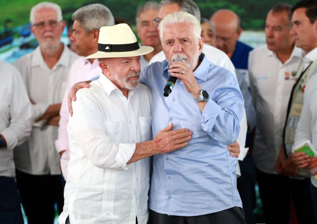 A Polícia Federal abriu a caixa-preta: 74 ligações entre o senador Jaques Wagner (PT-BA) e o banqueiro Augusto Lima, ex-sócio de Daniel Vorcaro no Banco Master, em apenas 18 meses. No meio dessas conversas, surgem um apartamento de R$ 2,45 milhões em Salvador, vinhos caríssimos, viagens em aeronave particular, ilha paradisíaca e ingressos de R$ 66.839 para show de Taylor Swift para a família do senador. Tudo isso enquanto tramitavam no Senado matérias de interesse direto do banco. É esse o ‘novo jeito de governar’ do PT? A PF aponta que Wagner atuou politicamente para beneficiar o Banco Master em projetos como a ampliação da margem do consignado, medida que enche o bolso de banco e aperta ainda mais o brasileiro endividado. Em troca, segundo a investigação, vieram o apartamento milionário e repasses de R$ 3,5 milhões para empresas ligadas à família do senador. E a esquerda ainda tem coragem de falar em ‘defesa dos pobres’. Como explicar tantas ligações assim? Por que um senador fala 74 vezes com um banqueiro investigado em tão pouco tempo? A PF vê nisso uma relação de proximidade, não algo casual. Não é papo de corredor, é rotina de quem tem muito interesse em jogo. Por que um banco mimaria tanto um político? Porque, segundo a PF, o banco tinha muito a ganhar com decisões no Congresso. Quando o Senado mexe em consignado, juros e crédito, não é o povo que lucra. Quem ganha é o banco bem conectado. Por que a família ganhou tantos presentes? Os investigadores apontam que a família de Wagner recebeu ingressos de luxo para show internacional, pagos por empresa ligada ao esquema, intermediados pelo banqueiro. Isso não é gentileza de amigo, é vantagem econômica ligada a cargo público. Isso combina com o discurso do PT? O partido que vive apontando o dedo para a direita, falando de ‘elite financeira’ e ‘banqueiro malvado’, aparece agora abraçado com banco, jatinho, ilha exclusiva, vinhos de até R$ 5,3 mil e apartamento de milhões. A prática desmente o discurso. Por que a reunião tinha que ser discreta? Mensagens mostram Wagner dizendo que o melhor lugar para a reunião seria seu gabinete, por ser ‘mais protegido e discreto’ e para ‘não chamar tanta atenção’. Quem está apenas fazendo política limpa precisa de tanta discrição assim? Onde entra o governo Lula nessa história? Mensagens de outro investigado falam que o Master seria ‘próximo do governo’ e que isso era bom marketing para o banco. O interlocutor responde que vai mandar a informação para ‘tio guiga e Jaques’. Ou seja: o banco se vendia como próximo do Planalto e usava justamente quem? O senador petista. Por que sempre falta transparência à esquerda? Quando é contra a direita, qualquer conversa vira escândalo. Quando é com petista, tudo é ‘perseguição’ e ‘narrativa’. Agora, com relatório da PF, ligações, áudios, presentes e apartamento descritos em detalhes, fica cada vez mais difícil sustentar o discurso de vítima. Isso é só “brinde” inocente? A PF diz que até os vinhos de fim de ano – de R$ 2.500 a R$ 5.300 – podem caracterizar vantagem indevida em razão do cargo. Não é lembrancinha de supermercado, é presente de luxo para quem decide o futuro do país. Até quando o brasileiro vai aceitar isso? Enquanto o povo conta moeda no mercado, a cúpula política de esquerda aparece em investigação com jatinho, ilha, apartamento milionário e show internacional de quase 70 mil reais em ingressos. A sensação é de que existe um Brasil para eles e outro para o resto. Por que a indignação é sempre seletiva? Quando o alvo é alguém da direita, a esquerda e parte da imprensa pedem cabeça, prisão e cassação imediata. Quando o nome é Jaques Wagner, ex-líder de Lula no Senado, o tom muda: ‘vamos aguardar’, ‘ele está tranquilo’, ‘vai provar inocência’. O brasileiro está cansado dessa diferença de tratamento. O caso Master expõe mais uma vez o que muita gente já percebeu: o discurso moralista da esquerda não resiste a uma investigação séria. A PF mostra ligações, encontros, favores e vantagens. O eleitor olha para tudo isso e se pergunta: quem realmente está do lado do povo e quem está do lado dos bancos e dos privilégios? E você, vai fingir que não viu ou vai compartilhar essa história para mais gente acordar?