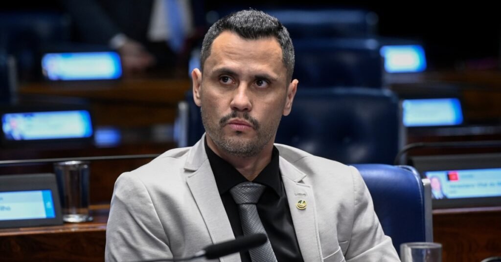 O fato é simples e revoltante: mesmo liderando as pesquisas para o governo de Minas Gerais, o senador Cleitinho saiu de uma reunião de CINCO horas com a cúpula do Republicanos sem acordo e continua vetado pelo próprio partido. Quem ganha com isso? Certamente não é o eleitor mineiro. A direção nacional, comandada por Marcos Pereira, mantém o veto e ainda tenta empurrar a narrativa de que Cleitinho “nunca decidiu” ser candidato. Como assim, se ele já se lançou publicamente, fala em disputar o governo e é hoje o nome mais forte nas pesquisas? Pior: o partido está usando a morte do irmão mais novo de Cleitinho, vítima de leucemia, como justificativa política. A ausência dele na convenção, em pleno luto, foi chamada de “ato político objetivo” que inviabilizou a candidatura. Que tipo de partido transforma dor de família em munição de bastidor? Luto pode virar punição política? Não, mas é exatamente isso que a cúpula do Republicanos está fazendo ao usar a ausência de Cleitinho na convenção, por causa da morte do irmão, como pretexto para barrar a candidatura. Quem está com medo de Cleitinho? Claramente setores da velha política em Minas e na direção do partido, que preferem um nome mais controlável e alinhado a acordos de bastidor do que alguém com voto popular e discurso independente. Por que ignorar quem lidera pesquisas? Porque, para a cúpula partidária, muitas vezes o que vale não é a vontade do povo, mas o projeto de poder, os acordos regionais e o medo de perder o controle sobre um candidato forte. O Republicanos virou partido de acordão? Os movimentos em Minas indicam isso: rifar o candidato líder nas pesquisas para possivelmente se alinhar a outra chapa mostra prioridade em arranjo político, não em representar o eleitor. A base conservadora vai engolir calada? Tudo indica que não. A reação nas redes e entre aliados de Cleitinho mostra crescente indignação com o tratamento dado ao senador e com a tentativa de enfraquecer um palanque conservador forte em Minas. Por que chamar luto de ‘ato político’? Porque é uma forma de dar aparência “técnica” a uma decisão que, na prática, é política: afastar Cleitinho do jogo eleitoral usando qualquer argumento disponível, por mais frio e desrespeitoso que pareça. Quem ganha com Cleitinho fora? Ganha quem teme enfrentar um candidato popular nas urnas, quem prefere manter o controle do tabuleiro e quem aposta em nomes mais dóceis aos interesses da cúpula partidária. O PL vai aceitar essa manobra? O PL, que quer um palanque forte em Minas, tende a pressionar contra o veto, já que Cleitinho é hoje um dos poucos nomes com apelo real para mobilizar o eleitorado conservador no estado. Isso é recado para outros conservadores? Sim. A mensagem é clara: quem não se curva totalmente à lógica da cúpula corre o risco de ser rifado, mesmo com apoio popular e mesmo em situação de dor pessoal. Ainda dá para reverter o veto? Tecnicamente, sim. Politicamente, vai depender da pressão pública, da mobilização da base conservadora e da disposição do Republicanos em recuar da narrativa que criou para justificar a decisão. Enquanto isso, o que se vê é a velha história se repetindo: partido que se diz aberto ao diálogo, mas fecha as portas para quem tem voto de verdade. Cleitinho pede desculpas por ter priorizado a família num momento de luto, enquanto a cúpula usa justamente esse luto como arma política. Até quando o eleitor vai aceitar esse tipo de jogo? O Republicanos mineiro já cogita embarcar numa chapa com Marcelo Aro, ligado ao governo Zema, mostrando que o problema nunca foi “falta de decisão” de Cleitinho, mas excesso de independência e de apoio popular. O discurso de respeito à família, à fé e ao povo cai por terra quando, na prática, a dor de um irmão enterrado vira justificativa para tirar um candidato do caminho. No fim, a pergunta que fica é: quem manda mais, o eleitor ou a cúpula partidária? Em Minas, a resposta, por enquanto, é dura: a velha política ainda fala mais alto. E é exatamente isso que a direita e o eleitor conservador dizem não aguentar mais.