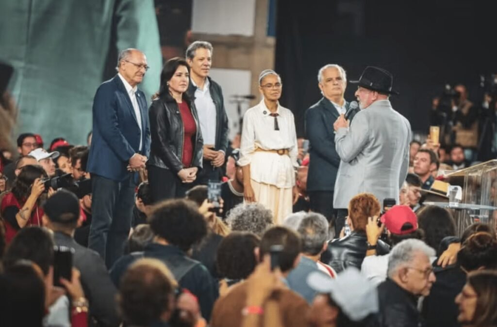 Um artigo publicado no Brasil 247 tenta transformar uma convenção do PT, PSB e aliados em Campinas em símbolo de “esperança democrática” e, ao mesmo tempo, carimbar o PL e Jair Bolsonaro como representantes da “política da violência”. O autor exalta Fernando Haddad, Márcio França, Marina Silva e Simone Tebet como “melhores quadros” da centro-esquerda, descreve bandeiras coloridas, abraços e sorrisos, e usa esse cenário para reforçar a velha narrativa: a esquerda seria o lado da paz, da inclusão e do futuro, enquanto a direita seria o lado do ódio, da nostalgia e da agressividade. Mas o que esse texto realmente revela sobre a estratégia da esquerda? Primeiro, a tentativa de ressuscitar Haddad como “esperança” em São Paulo ignora um fato incômodo: quantas vezes Haddad já foi rejeitado nas urnas? Resposta direta: Haddad virou símbolo de derrota eleitoral em São Paulo, e a insistência em vendê-lo como “renovação” mostra mais desespero do que força política. Segundo, o artigo tenta blindar o PSB e figuras como Márcio França e Jonas Donizette, apresentando-os como gestores equilibrados e moderados. Mas por que a esquerda insiste em se vender como centro enquanto se alia ao PT em tudo? Resposta direta: porque a marca PT está desgastada, e usar o rótulo “centro-esquerda” é uma forma de suavizar a imagem sem mudar o conteúdo ideológico. Terceiro, o texto contrasta a convenção “colorida” da esquerda com a convenção do PL, descrita como centrada em Bolsonaro, com “poucas propostas” e “muita violência verbal”. Isso levanta outra questão: por que a esquerda precisa demonizar Bolsonaro o tempo todo para se sentir relevante? Resposta direta: porque atacar Bolsonaro virou o principal combustível da narrativa progressista, muitas vezes mais importante do que apresentar soluções concretas para o país. O autor ainda destaca que, em Campinas, viu “diversidade, esperança e projeto de futuro”, enquanto no PL teria visto apenas “evocação de passado” e culto a um líder. Mas será que a esquerda realmente representa o futuro que o brasileiro quer? Resposta direta: o histórico de governos petistas, com corrupção, recessão e desemprego, mostra que esse “futuro” já foi testado – e o resultado foi rejeitado nas urnas em 2018 e em 2022 em vários estados-chave. Outra pergunta que surge ao ler o texto é: por que o artigo ignora completamente os problemas reais do Brasil de hoje? Resposta direta: porque é mais fácil falar de bandeiras, músicas e abraços do que encarar inflação, insegurança, crise fiscal e a frustração de quem não aguenta mais promessas vazias. O autor também tenta colar no PL a imagem de “violência” por causa de discursos duros e críticas, enquanto descreve a esquerda como um campo de “sorrisos e brilho nos olhos”. Isso leva a mais uma dúvida: desde quando tom de voz virou critério para medir compromisso com a democracia? Resposta direta: não virou. É apenas um recurso retórico para transformar divergência política em “ameaça” e, assim, justificar a narrativa de que só a esquerda seria legítima. Quando o texto afirma que “a democracia vive dessas diferenças, mas exige projetos”, ele mesmo se entrega. Onde estão, de fato, os projetos concretos apresentados ali? Resposta direta: quase não aparecem. O foco é muito mais em clima de festa, memória afetiva da militância e oposição a Bolsonaro do que em propostas claras para segurança, economia, educação ou combate à corrupção. Outra questão incômoda: por que o artigo trata a militância de esquerda como se fosse a única voz legítima da sociedade? Resposta direta: porque a estratégia é sempre a mesma – transformar a base militante em “povo” e reduzir qualquer discordância a minoria barulhenta, fascista ou atrasada. O texto ainda tenta desqualificar o evento do PL mencionando que parte do público teria saído durante o discurso, sugerindo falta de carisma de Flávio Bolsonaro. Mas isso muda alguma coisa no debate central sobre projetos para o país? Resposta direta: não. É apenas um detalhe usado para diminuir a direita e reforçar a ideia de que só a esquerda consegue “mobilizar esperança”. Por fim, o autor conclui dizendo que, às vezes, é “no brilho dos olhos da militância” que se percebe qual projeto mobiliza esperança. A pergunta que fica é: o brasileiro comum, que pega ônibus lotado, paga imposto absurdo e teme pela própria segurança, se enxerga nesse brilho de arquibancada? Resposta direta: a maior parte da população quer resultado, não espetáculo; quer emprego, segurança e respeito à lei, não ginásio lotado de bandeiras vermelhas. Enquanto a esquerda comemora convenções como se fossem grandes vitórias morais, o país real continua esperando respostas. E é justamente esse abismo entre a festa partidária e a vida do cidadão comum que torna cada vez mais frágil a tentativa de vender Haddad, França, Marina e Tebet como “melhores quadros” de um projeto que o Brasil já conhece – e do qual muita gente está cansada.