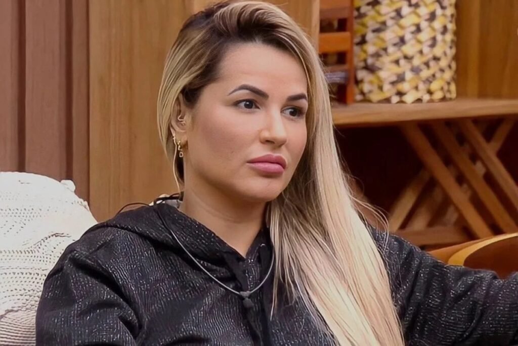 Aconteceu agora: em plena comoção nas redes sociais, com a filha de 10 anos dizendo que “não consegue viver normalmente” sem a mãe, a Justiça de São Paulo decidiu manter firme a prisão de Deolane Bezerra e negou mais um pedido de habeas corpus da defesa da influenciadora. A pergunta que muita gente faz é: “por que a Justiça não cede agora?”. A resposta é direta: porque o Tribunal de Justiça de São Paulo (TJSP) entendeu que, mesmo com toda a pressão emocional e midiática, as acusações contra Deolane são graves demais para flexibilizar o regime de custódia apenas com base em apelos públicos e reclamações sobre a cela. Deolane está presa desde 21 de maio, alvo da Operação Vérnix, do Ministério Público de São Paulo e da Polícia Civil. As investigações apontam um esquema de ocultação de patrimônio usando empresas e terceiros para movimentar recursos atribuídos ao PCC. Não é pouca coisa. E é exatamente isso que explica outra dúvida comum: “prisão de Deolane é só exagero?”. Não, não é. O inquérito começou em 2019, após apreensão de manuscritos e bilhetes na Penitenciária II de Presidente Venceslau, com ordens internas da facção, movimentações financeiras e conexões com o alto escalão do crime organizado. Enquanto isso, a narrativa pública tenta focar apenas no drama familiar. A filha, Valentina, escreveu no espelho: “Mãe, enquanto você está aí, eu não consigo viver normalmente. Só sei que te amo muito”. A avó, Solange Bezerra, divulgou a mensagem nas redes. E aí surge outra questão: “drama da filha muda a lei?”. Não, não muda. O sofrimento da criança é real, dói em qualquer pessoa normal, mas não apaga o que está sendo investigado. Justiça não pode ser guiada por likes, choros em stories ou campanhas de fã-clube. A defesa de Deolane insiste em outro ponto: quer Sala de Estado-Maior ou instalações especiais, alegando prerrogativas da advocacia. Duas inspeções da OAB teriam apontado que a cela não atende aos requisitos legais. Daí vem mais uma dúvida: “OAB consegue soltar Deolane?”. Também não. A OAB pode reclamar, pode fazer relatório, pode pressionar, mas quem decide é o Judiciário. E o TJSP já deixou claro que, por enquanto, não vai entrar na onda de transformar acusada de ligação com PCC em vítima de luxo carcerário. Os advogados divulgaram nota dizendo que “respeitam, mas não se conformam” com a decisão e que vão continuar recorrendo. Isso levanta outra pergunta: “quantos recursos ainda vão tentar?”. Vão tentar todos os possíveis. É a estratégia clássica: esticar o processo, insistir em habeas corpus, explorar brechas, usar a visibilidade da cliente e, paralelamente, alimentar a narrativa de perseguição e injustiça nas redes sociais. Do outro lado, muita gente observa o contraste: “por que famosos teriam cela especial?”. Essa pergunta incomoda porque expõe um ponto sensível. Se fosse um anônimo, sem milhões de seguidores, sem título de advogada famosa, alguém estaria discutindo Sala de Estado-Maior? A sensação de dois pesos e duas medidas é inevitável, e isso alimenta a revolta de quem vê privilégios sendo reivindicados em nome de “prerrogativas”, enquanto o cidadão comum apodrece em cela superlotada sem direito a nada. A própria imagem de Deolane entra em choque com o momento. A influenciadora que sempre apareceu sorridente, ostentando luxo, debochando de críticos e surfando na lacração agora depende de decisões frias de desembargadores. E aí surge outra questão incômoda: “lacração protege da cadeia mesmo?”. A resposta está na prática: não protege. Curtidas, engajamento e fama não seguram porta de presídio quando o processo envolve suspeita de ligação com organização criminosa. A defesa insiste em falar em “prerrogativa” e “respeito ao Estatuto da OAB”. Mas o público se pergunta: “prerrogativa virou escudo para tudo?”. Não deveria. Prerrogativa existe para garantir o exercício da advocacia, não para blindar investigado de acusação pesada. Quando o discurso vira muleta para tentar criar uma bolha de proteção em torno de quem está sendo apontado em inquérito ligado ao PCC, a paciência da sociedade vai embora. Outro ponto que chama atenção é o uso do sofrimento da filha na narrativa pública. A pergunta que aparece é: “estão usando a criança na narrativa?”. A mensagem da menina é claramente espontânea e dolorosa, mas a decisão de expor isso em redes sociais, em meio a uma batalha jurídica, não é inocente. Serve para reforçar a imagem de vítima, tentar comover opinião pública e, indiretamente, pressionar o Judiciário. Só que juiz não pode decidir com base em espelho de quarto infantil, e sim em provas, laudos e documentos. No fundo, o caso escancara um choque de mundos: o da celebridade que sempre se vendeu como poderosa, intocável, acima da média, e o da Justiça criminal, que não está nem aí para número de seguidores. Por isso muita gente pergunta: “fama ainda compra impunidade?”. Cada vez menos. A operação começou lá atrás, em 2019, com bilhetes apreendidos em presídio de segurança máxima. Não é algo montado da noite para o dia para “perseguir influenciadora”. É uma investigação longa, pesada, que agora chegou em quem sempre achou que nunca seria alcançado. E, por fim, fica a dúvida que não quer calar: “Deolane vai conseguir sair logo?”. Ninguém sabe. A defesa promete continuar recorrendo, a OAB segue reclamando das condições da cela, a família expõe o drama nas redes, mas o TJSP já mostrou que não vai se dobrar facilmente. Enquanto isso, a narrativa de vítima vai perdendo força diante da realidade: quanto mais detalhes da investigação vêm à tona, mais difícil fica sustentar o discurso de injustiça e perseguição. No meio de tudo isso, o recado que fica é duro: a Justiça não está obrigada a acompanhar o roteiro de novela das redes sociais. E, quando o assunto é suspeita de ligação com PCC, o palco da lacração perde espaço para o peso frio do processo criminal.