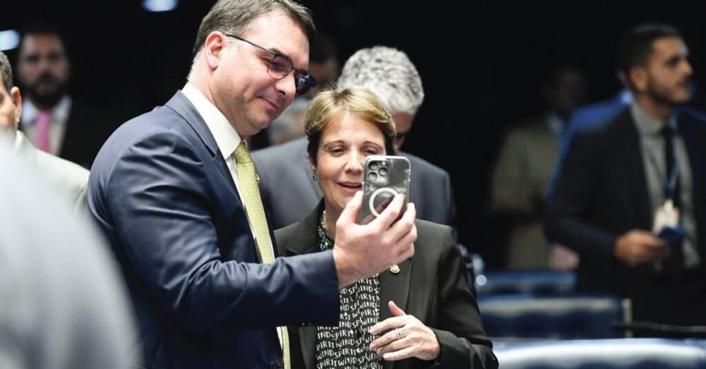 Flávio Bolsonaro contou o que muita gente da direita queria ouvir: Tereza Cristina aceitou ser vice na chapa do PL para a Presidência. Ex-ministra de Bolsonaro, respeitada no agro e no Senado, ela finalmente teria dito “sim” depois de meses de resistência. Mas, assim que o filho do ex-presidente falou em público, o PP correu para soltar nota oficial e avisar: o partido vai continuar “neutro” na eleição presidencial. Neutralidade muito conveniente O fato é simples e grave: Tereza Cristina aceita ser vice, mas a direção nacional do PP consulta diretórios estaduais e decide, por maioria, ficar em cima do muro. Sem convenção nacional, sem apoio formal, sem coragem de assumir lado. A pergunta que fica é: quem o PP realmente teme? Cúpula trava aliança Flávio Bolsonaro elogiou Tereza Cristina, lembrou seu histórico no governo, sua força no agro e sua projeção internacional. O convite foi feito, ela aceitou, e tudo dependeria do partido. E o que o PP faz? Trava. Diz que a posição foi “repassada e acatada” pela senadora. Ou seja: a parlamentar topa, mas a cúpula manda recuar. Quem manda em quem no PP hoje? Medo de assumir Por que tanto medo de apoiar Bolsonaro agora? Porque o PP tenta agradar todo mundo e não desagradar ninguém, especialmente o sistema que persegue a direita. O que essa neutralidade realmente esconde? Esconde cálculo frio de poder, medo de retaliação e vontade de continuar pegando cargos em qualquer governo que venha. Quem ganha com esse jogo duplo? Ganha a velha política, que prefere o conforto do centro cinzento à clareza de um lado. Tereza Cristina foi desautorizada pelo partido? Na prática, sim: ela acena positivamente à vice, mas a nota oficial a enquadra e congela o movimento. O PP tem medo da base conservadora? Tem medo de se comprometer com a base conservadora e perder espaço com a elite política e judicial que hoje sufoca a direita. Essa neutralidade ajuda ou atrapalha o Brasil? Atrapalha, porque mantém o país refém de partidos que nunca se posicionam claramente, mas sempre cobram caro nos bastidores. O PP está repetindo o velho fisiologismo? Sim, ao preferir ficar em cima do muro e negociar depois com quem vencer, em vez de defender um projeto claro. A direita pode confiar em partidos “neutros”? Não pode, porque neutralidade em eleição decisiva quase sempre significa esperar para ver de onde virá mais poder e verba. A base vai engolir essa postura? A tendência é de revolta crescente, porque o eleitor conservador está cansado de ser usado como massa de manobra. Base fica cansada O eleitor que acompanha Tereza Cristina desde o Ministério da Agricultura sabe do peso dela no agro e na direita. Ver uma liderança desse porte ser puxada de volta pelo partido, justamente quando poderia fortalecer a chapa de Bolsonaro, gera indignação. Quantas vezes mais a direita vai ver aliados recuando por pressão de cúpula partidária? Jogo duplo exposto O PP diz que é neutro, mas todo mundo sabe que, na prática, essa “neutralidade” vira moeda de troca lá na frente. Hoje não assume Bolsonaro, amanhã negocia com quem estiver no Planalto. É o velho roteiro: discurso de independência, prática de conveniência. E quem paga a conta? A base conservadora, que vota por mudança e recebe cálculo eleitoral. Hora de escolher Enquanto a esquerda se une para manter o poder, parte do centrão prefere ficar confortável no muro. A decisão do PP de barrar o avanço da aliança com Flávio Bolsonaro e Tereza Cristina mostra exatamente isso: falta coragem política. E o recado para o eleitor é claro: ou a direita fortalece quem assume lado agora, ou continuará refém de partidos que só aparecem para pedir voto e somem na hora de decidir o futuro do país.
