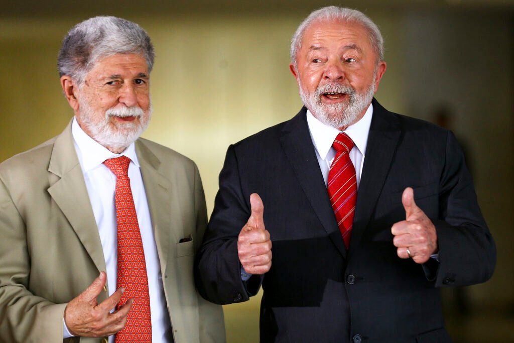 O governo Lula decidiu negar os vistos de entrada a dois diplomatas dos Estados Unidos, Riley M. Barnes e Samuel Samson, ligados ao governo Trump e identificados como parte da ala conservadora da diplomacia norte‑americana. Eles viriam ao Brasil justamente no ano eleitoral, e uma reportagem do The Washington Post revelou que a missão teria como foco interpelar as urnas eletrônicas e o processo eleitoral brasileiro. Ou seja: quando finalmente surgem estrangeiros dispostos a olhar de perto aquilo que a esquerda diz ser ‘o sistema mais seguro do mundo’, o Itamaraty corre para trancar a porta. A pergunta que muita gente faz é: "Por que Lula teme observação externa agora?" A resposta é simples e incômoda para o governo. A narrativa oficial sempre foi a de transparência total, de que qualquer questionamento às urnas seria ‘ataque à democracia’. Mas, na prática, quando dois diplomatas conservadores pedem visto para vir e fazer exatamente o que a esquerda dizia não temer – olhar, perguntar, comparar – o governo considera a viagem ‘inusitada’ e barra a entrada. Se está tudo tão perfeito, por que impedir que alguém veja de perto? Outra dúvida que explode nas redes é: "Se urnas são seguras, por que barrar visita?" O próprio Itamaraty, segundo fontes da imprensa, avaliou que Barnes e Samson não atuariam como observadores eleitorais tradicionais, mas teriam ‘outro papel’. Qual papel? Fazer perguntas que a esquerda não controla? Conversar com quem o PT não escolhe? Cruzar informações com críticos do sistema? Em vez de responder com argumentos, o governo Lula preferiu a solução mais autoritária: não entra, não vê, não fala. Muita gente também se pergunta: "Por que só conservadores são tratados como ameaça?" Barnes e Samson foram nomeados por Trump, e isso, por si só, já acende o alerta ideológico do lulismo. Quando são ONGs, fundações e ‘observadores internacionais’ alinhados à esquerda, tudo é festa, foto oficial e discurso sobre ‘cooperação democrática’. Quando aparecem conservadores, o tom muda: viram risco, interferência, ‘inusitado’. A mensagem é clara: a esquerda aceita observação, desde que seja de gente que repita a mesma cartilha. Outra questão que não quer calar é: "Cadê a tal confiança absoluta nas urnas?" O governo Lula vive repetindo que o sistema brasileiro é exemplo para o mundo, que não há espaço para dúvidas, que qualquer crítica é golpismo. Se é assim, por que não transformar essa visita em vitrine? Por que não abrir as portas, mostrar tudo, responder ponto a ponto e sair fortalecido? Em vez disso, o Planalto prefere alimentar a desconfiança ao agir como quem tem algo a esconder. O público também se pergunta: "Por que Lula fala em democracia e age assim?" Democracia de verdade não tem medo de pergunta incômoda. Não escolhe quem pode observar e quem deve ser barrado. O discurso do PT sempre foi de que ‘luz do sol é o melhor desinfetante’. Mas, quando a luz vem de conservadores ligados a Trump, o governo corre para puxar a cortina. Fica difícil levar a sério a retórica de ‘defesa da democracia’ quando a prática é censurar até visto de diplomata. Outra inquietação cresce: "Quem Lula quer proteger com essa blindagem?" O Itamaraty não detalhou a agenda dos diplomatas, e o Departamento de Estado dos EUA também não abriu o jogo. Mas o simples fato de o governo brasileiro temer que eles não fossem ‘observadores tradicionais’ já diz muito. Traduzindo: havia o risco de eles ouvirem o outro lado, conversarem com críticos das urnas, levantarem dados que a esquerda prefere varrer para baixo do tapete. Proteger o quê? O sistema ou a narrativa? Muitos brasileiros ainda perguntam: "Por que esquerda pode tudo e direita não?" Quando governos de esquerda recebem missões estrangeiras simpáticas ao seu projeto, ninguém fala em ‘interferência’. Quando conservadores aparecem, o tom muda para escândalo diplomático. Essa seletividade ideológica virou marca registrada do lulismo: não é sobre soberania, é sobre controle do discurso. O mesmo governo que vive pedindo ‘apoio internacional’ contra a direita agora posa de guardião da fronteira quando o visitante é conservador. Outra pergunta que ecoa é: "O que essa decisão revela sobre o lulismo?" Revela insegurança. Quem confia de verdade no próprio sistema não precisa esconder nada. O veto aos vistos mostra um governo que fala grosso em palanque, mas age com medo quando alguém de fora pode colocar a mão na massa e fazer perguntas técnicas, comparativas, incômodas. Em vez de aproveitar a chance para provar ao mundo que as urnas são inatacáveis, Lula preferiu reforçar a suspeita de que o debate só é permitido quando a conclusão já vem pronta. Por fim, muita gente quer saber: "Até quando vão blindar as urnas de qualquer debate?" A decisão contra os diplomatas de Trump é mais um capítulo de uma longa estratégia: transformar questionamento técnico em crime de opinião, e dúvida legítima em ‘ataque à democracia’. Enquanto isso, o governo segue usando a palavra ‘democracia’ como escudo para impedir qualquer olhar independente sobre o processo eleitoral. Quem ganha com isso? Certamente não é o eleitor que só queria uma coisa simples: poder confiar no voto sem precisar acreditar cegamente em político nenhum. E a pergunta que fica, no fim, é: "Quem tem medo de transparência total hoje?" A resposta está no próprio gesto do governo Lula. Se tudo é tão perfeito quanto dizem, por que dois diplomatas conservadores causam tanto pânico em Brasília? Essa é a dúvida que a esquerda não quer que você faça – e é exatamente por isso que essa história precisa ser contada, discutida e compartilhada.