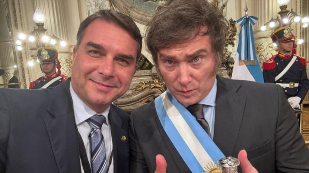 A notícia é direta: segundo a imprensa argentina, o governo de Javier Milei já decidiu que não vai pedir desculpas ao Brasil por ele ter chamado Lula de “presidiário” e Alexandre de Moraes de “lixo careca” em pleno evento do PL, em São Paulo. Nada de recuo, nada de nota ensaiada, nada de “mal-entendido diplomático”. Milei bateu de frente com Lula e com o STF e, ao contrário do que a esquerda esperava, não vai voltar atrás. Por que isso incomodou tanto o governo Lula? Porque, pela primeira vez em muito tempo, alguém fala em voz alta o que milhões de brasileiros comentam em casa, nas redes e nas ruas. Lula foi, sim, presidiário. Isso é fato histórico, não opinião. E Alexandre de Moraes virou símbolo de um STF que persegue conservadores, cala opositores e interfere na política como nunca se viu. Quando Milei joga isso no ventilador, o castelo de narrativa da esquerda balança. O que realmente está em jogo aqui? Não é só uma “crise diplomática”. É o choque entre dois mundos: de um lado, um presidente liberal-conservador que fala sem filtro e não se curva ao politicamente correto; do outro, um governo de esquerda acostumado a xingar, humilhar e desrespeitar qualquer líder de direita, mas que agora posa de ofendido quando leva o troco. Vamos às perguntas que todo conservador se faz ao ler essa história: Por que só agora diplomacia ficou sensível? Porque quando Lula chamava Bolsonaro de genocida, fascista e outros adjetivos, ninguém no Itamaraty falava em “maior crise diplomática”. Quando o PT atacava presidentes de direita pelo mundo, era “resistência democrática”. Agora, bastou Milei cutucar Lula e o STF para o governo correr, convocar embaixador e transformar crítica política em drama internacional. Por que Lula pode ofender à vontade? Porque a esquerda se acha dona do monopólio moral. Quando Lula ataca Milei, Netanyahu, Trump ou qualquer outro líder conservador, a imprensa chama de “discurso firme”. Quando alguém devolve na mesma moeda, vira “ataque à democracia” e “crise sem precedentes”. Dois pesos, duas medidas, sempre contra a direita. Por que STF virou assunto internacional? Porque o comportamento do STF brasileiro já ultrapassou fronteiras. A imagem de um tribunal que manda prender deputado, censura jornalista, derruba leis aprovadas pelo Congresso e interfere em eleições chamou atenção lá fora. Milei apenas verbalizou o incômodo que muita gente, dentro e fora do Brasil, já sente com esse poder sem freio. Por que chamam isso de maior crise diplomática? Porque é conveniente inflar o episódio para tentar isolar Milei e desgastar a direita no Brasil. Falar em “maior crise em meio século” ajuda a criar clima de pânico, pressionar o PL e tentar colar a imagem de radicalismo em quem apoia Milei. Mas, na prática, ninguém fala em romper relações. Ou seja: muito teatro e pouca consequência real. Por que Milei não recua das falas? Porque ele foi eleito justamente por falar o que pensa, sem pedir licença ao sistema. Se recuasse agora, perderia a base que o vê como alguém que enfrenta o politicamente correto e o socialismo. Milei sabe que sua força está em não se ajoelhar diante da patrulha ideológica – nem da esquerda argentina, nem da brasileira. Por que a esquerda teme esse exemplo? Porque Milei mostra que é possível enfrentar a narrativa progressista sem pedir desculpas a cada frase. Isso inspira a direita em outros países, inclusive no Brasil. Um presidente que chama as coisas pelo nome, critica o foro globalista e não se curva ao STF de outro país é tudo o que a esquerda não quer ver se espalhando. Por que o Brasil não reage assim com ditaduras? Porque com regimes autoritários amigos da esquerda, como Cuba, Venezuela e Nicarágua, o tom é sempre suave, cheio de “respeito à soberania” e “diálogo construtivo”. Já com um governo liberal-conservador na Argentina, o Itamaraty sobe o tom, convoca embaixador e faz pose de guardião da democracia. A seletividade é gritante. Por que Lula virou vítima de repente? Porque é útil para o PT se colocar como alvo de “ataques da extrema direita internacional”. Isso ajuda a mobilizar a militância, desviar o foco da economia fraca, da inflação e do desemprego, e ainda reforça a narrativa de que qualquer crítica a Lula é “ódio” e “golpismo”. Milei virou o vilão perfeito para esse roteiro. Por que isso interessa ao brasileiro comum? Porque essa crise revela, mais uma vez, como o sistema reage quando alguém de fora da bolha fala o que o povo pensa. Mostra também como a diplomacia brasileira virou instrumento ideológico, usada para blindar Lula e o STF, enquanto problemas reais do país seguem em segundo plano. No fim, quem paga a conta desse teatro todo é sempre o cidadão. Por que a direita não pode se calar? Porque, se a narrativa da esquerda prevalecer, qualquer crítica mais dura a Lula, ao STF ou ao sistema será tratada como “crime diplomático”, “ataque à democracia” ou “discurso de ódio”. Compartilhar, comentar e expor essa hipocrisia é a forma de mostrar que o Brasil está cansado de dois pesos e duas medidas. No fim das contas, Milei não pedir desculpas escancara algo que muita gente sente, mas poucos têm coragem de dizer em público: o problema não é o tom duro, é quem está falando. Se viesse da esquerda, seria aplaudido. Como veio de um presidente liberal que falou em evento do PL, virou escândalo mundial. E é exatamente isso que o brasileiro conservador está cansado de engolir.