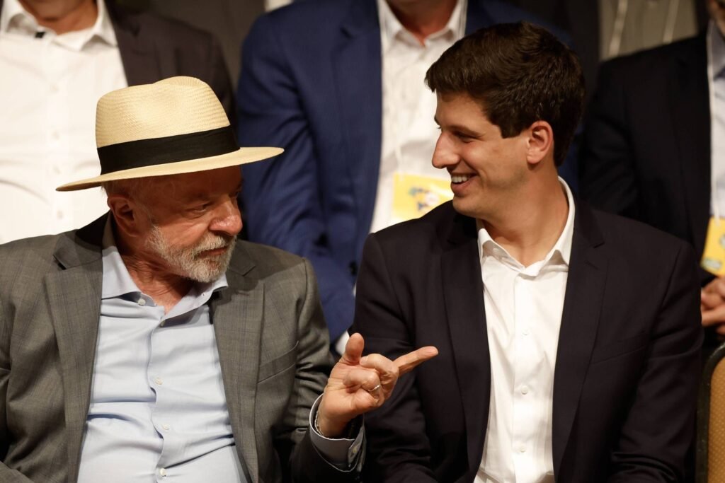 João Campos não esconde mais o jogo: o presidente nacional do PSB e ex-prefeito do Recife assumiu que sua aposta para chegar ao governo de Pernambuco é simples – colar em Lula, usar a memória do pai Eduardo Campos e carimbar a governadora Raquel Lyra como “nome de Bolsonaro”. Ele quer Lula no palanque, de preferência só com ele, já no primeiro turno. Lula vai mesmo entrar pesado? Porque João Campos diz que “o palanque é nosso” e pressiona para que o presidente vá a Pernambuco no 1º turno, mesmo com aliados do PT pedindo cautela para não queimar a ponte com Raquel Lyra. João Campos está usando Lula? Sim. Ele admite que aposta tudo na reeleição de Lula para inaugurar um “novo ciclo econômico” em Pernambuco e, de quebra, puxar para si os votos lulistas que hoje estão com a governadora. Raquel Lyra é mesmo ‘nome de Bolsonaro’? João Campos diz que todos os representantes da direita em Pernambuco estão com ela e que Flávio Bolsonaro “nunca votaria” nele. Ou seja, tenta colar na governadora o rótulo bolsonarista para capturar o eleitor de esquerda. Por que tanta pressa pelo palanque? Porque as pesquisas mostram Raquel Lyra na frente, com 43% contra 37% de João Campos. Ele sabe que, sem Lula pedindo voto diretamente, fica mais difícil virar esse jogo. O que João quer tirar de Raquel? Ele quer exatamente os votos de quem gosta de Lula, mas hoje aprova a gestão da governadora. A estratégia é simples: dizer que a “neutralidade” dela é falsa e que o verdadeiro palanque de Lula é o dele. Isso é coerente com o histórico do PSB? O próprio PSB já admitiu que errou ao apoiar o impeachment de Dilma. Agora, João Campos tenta reescrever a história, dizendo que o problema nunca foi com Lula e exaltando a admiração do pai pelo petista, para limpar a imagem do partido junto à esquerda. Por que atacar a neutralidade da governadora? Porque Raquel Lyra tenta dialogar com o governo federal sem romper com o eleitorado de direita. João Campos quer forçar um racha: ou ela se assume lulista de vez, ou ele tenta monopolizar o selo “candidato de Lula” em Pernambuco. O que está em jogo no orçamento? João Campos defende rever o modelo de emendas parlamentares já no início de um eventual “governo Lula 4”, dizendo que há uma “disfunção” e que o Executivo deve voltar a mandar mais no Orçamento. Ou seja, mais poder concentrado em Brasília. E o STF, fica intocável? Ele diz que o STF cumpre papel “essencial” e que o debate sobre reforma está “desvirtuado” porque falar da Corte dá audiência. Não entra em confronto, não fala em mudança estrutural, apenas em “melhorias ao longo do tempo”. Por que isso revolta tanta gente? Porque o eleitor vê, de novo, o mesmo roteiro: político tradicional se pendura em Lula, tenta demonizar qualquer aproximação com a direita, fala em rever emendas para fortalecer o Executivo e trata o STF como tabu. Enquanto isso, Pernambuco perde investimentos para Bahia e Ceará, como o próprio João admite. No fim, a mensagem é clara: João Campos quer transformar a eleição em Pernambuco num grande palanque pró-Lula, empurrando Raquel Lyra para o rótulo de “bolsonarista” e tentando matar qualquer espaço para uma alternativa realmente independente. E o eleitor, mais uma vez, fica assistindo à velha disputa de palanques, enquanto os problemas reais do estado continuam em segundo plano.