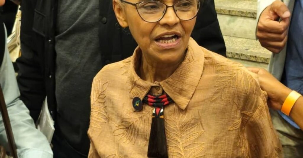 Marina Silva, líder nas pesquisas para o Senado em São Paulo, acaba de deixar tudo às claras: quer se unir a Simone Tebet como “dupla oficial” de Lula no maior colégio eleitoral do país e, de quebra, mira diretamente a gestão de Tarcísio de Freitas. A ex-ministra usa o discurso de justiça racial e defesa das mulheres, mas o movimento real é político: consolidar um cinturão lulista em SP e enfraquecer o principal nome da direita no estado. Lula quer dominar São Paulo inteiro? Sim. Ao ter Marina e Tebet como “representantes oficiais” no Senado, o governo tenta cercar Tarcísio e reduzir o espaço da oposição no maior estado do Brasil. Marina está usando pautas sensíveis como violência contra a mulher para se promover? Ela coloca o tema no centro do discurso, mas conecta tudo ao projeto eleitoral da frente ampla de esquerda em São Paulo. Por que Marina ataca tanto a economia de São Paulo? Porque precisa colar em Tarcísio a narrativa de que o estado “perdeu protagonismo” e que só o grupo de Lula teria a solução, mesmo com o país patinando sob o atual governo. Os números de crescimento citados por Marina contam a história inteira? Não. Ela usa o dado de 2025 para dizer que SP cresceu menos que o Brasil, mas ignora o contexto nacional, a carga tributária e as travas impostas justamente pelo governo federal. Marina e Tebet são mesmo “representantes das mulheres”? Elas se apresentam assim, mas na prática representam o projeto político de Lula e da frente ampla, que hoje governa o país e quer ampliar poder no Congresso. Por que a esquerda fala em sub-representação, mas fecha com velhas estruturas? Porque o discurso é de renovação e inclusão, mas a prática é de manter o mesmo bloco político no comando, apenas com novas caras e a mesma agenda. A crítica de Marina a Tarcísio sobre tarifas americanas faz sentido? Ela acusa o governador de se omitir, mas o tema é de política externa e comércio internacional, responsabilidade direta do governo federal, que é aliado dela. Marina quer mesmo “debater ideias” ou blindar Lula? O discurso é de debate, mas o alvo constante é Tarcísio, enquanto o governo Lula, que conduz a economia e a diplomacia, é cuidadosamente poupado. Essa aliança Marina–Tebet é sobre representatividade ou sobre poder? É sobre poder. Representatividade entra como embalagem bonita para um projeto claro: garantir duas cadeiras fiéis a Lula no Senado por São Paulo. O eleitor paulista vai aceitar esse cerco contra Tarcísio? Vai depender se ele enxerga que o ataque à gestão estadual é, na verdade, parte de uma estratégia maior para calar a principal vitrine da direita no país. No evento “Quilombo nos Parlamentos”, Marina aparece como estrela, liderando pesquisas e defendendo uma agenda de justiça racial e mais mulheres na política. Até aí, nada de novo. O ponto é como isso é usado: tudo amarrado à narrativa de que ela e Simone Tebet seriam as vozes “oficiais” de Lula no Senado por São Paulo. Lula quer dominar São Paulo inteiro? Sim. O plano é simples: governo federal nas mãos da esquerda, Senado com duas cadeiras alinhadas e, se possível, enfraquecer Tarcísio para 2026. Marina, que já foi vendida como “terceira via” e “independente”, agora fala abertamente em dobradinha com Tebet, ambas como representantes do presidente. O discurso de “frente ampla” vira, na prática, frente pró-Lula em SP. Dupla quer Senado? Quer, e quer com selo oficial do Planalto, usando temas sensíveis para ganhar apelo e voto. Quando fala de feminicídio, Marina cita que, enquanto o Brasil teve queda de 2%, São Paulo teve aumento de 10% no primeiro semestre de 2026. O recado é claro: tentar colar na gestão Tarcísio a pecha de descaso com a segurança das mulheres. Marina está usando pautas sensíveis como violência contra a mulher para se promover? Ela mistura um problema real com um alvo político específico, direcionando toda a culpa para o governo estadual, e não para o sistema de segurança e leis do país inteiro. Ao mesmo tempo, ela acusa São Paulo de “perder protagonismo financeiro” e diz que o estado cresce menos que o Brasil. Mas quem comanda a política econômica? O governo Lula, que ela apoia. Quem negocia com os EUA as tarifas que atingem exportadores paulistas? O Itamaraty de Lula, não o Palácio dos Bandeirantes. A crítica de Marina a Tarcísio sobre tarifas americanas faz sentido? Ela desloca a responsabilidade do governo federal para o governador, como se ele tivesse poder de revogar tarifa americana no grito. Enquanto isso, o discurso de “sub-representação” de negros e mulheres aparece como selo moral para o projeto. Quem ousa criticar, é acusado de ser contra inclusão. Mas o que está em jogo é muito mais: é o controle político de São Paulo pelo mesmo grupo que já domina Brasília. Por que a esquerda fala em sub-representação, mas fecha com velhas estruturas? Porque o discurso de inclusão rende voto e blindagem, mas o comando continua nas mãos do mesmo bloco político. No fim, o recado é direto: Marina lidera pesquisas, se cola em Lula, chama Tebet para formar dupla e parte para cima de Tarcísio. O eleitor paulista precisa decidir se quer um Senado que faça contraponto ao governo federal ou que apenas carimbe a agenda do Planalto. O eleitor paulista vai aceitar esse cerco contra Tarcísio? Se enxergar o movimento como tentativa de calar a principal vitrine da direita, a reação pode ser forte nas urnas.