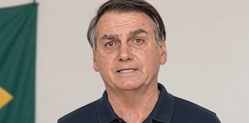 Lindbergh Farias não aguentou ver a direita usando tecnologia e correu direto para a Procuradoria-Geral da República. O alvo da vez é Flávio Bolsonaro e o vídeo de Jair Bolsonaro feito com inteligência artificial, exibido na convenção do PL, com aviso claro logo no início: era simulação, não era o ex-presidente falando ao vivo. A pergunta que muita gente faz é: "por que tanto medo de IA agora?". A resposta é simples: porque a esquerda não suporta perder o controle da narrativa. O STF proibiu Bolsonaro de gravar vídeos e áudios. A direita usou uma saída tecnológica, avisando que era simulação, e mesmo assim o PT quer tratar isso como crime. Ou seja, não basta calar a pessoa, agora querem calar até a imagem digital. Outra dúvida que explode nas redes é: "STF pode mandar até na tecnologia?". Lindbergh diz que o vídeo "se encaixa literalmente" na conduta proibida, como se a própria existência de uma simulação já fosse desobediência. Mas se o próprio material deixa claro que é IA, onde está a tal "fraude"? O que incomoda não é a forma, é o conteúdo: Bolsonaro, mesmo preso e calado, continua sendo a principal força política da direita. Muita gente também pergunta: "por que só a direita é perseguida?". Quando artistas, influenciadores e até estrangeiros elogiam Lula, atacam Bolsonaro e fazem campanha disfarçada, ninguém do PT corre para a PGR. Mas bastou Milei subir no palco do PL, apoiar Flávio Bolsonaro, criticar Lula e Alexandre de Moraes, que virou escândalo nacional. A tal "participação de estrangeiro" só vira problema quando é contra a esquerda. Outra questão que o público levanta é: "estrangeiro só pode elogiar Lula?". Lindbergh acusa Milei de fazer propaganda eleitoral antecipada e participar de ato partidário. Mas onde estava essa indignação quando líderes estrangeiros eram usados para blindar Lula lá fora, em eventos, discursos e fotos oficiais, sempre com recado político para dentro do Brasil? A regra muda conforme o alvo. Tem gente perguntando: "por que Milei assusta tanto o PT?". Porque Milei é hoje um símbolo mundial de enfrentamento ao esquerdismo. Ver um presidente em exercício, de um país vizinho, subir num palco no Brasil e dizer claramente que apoia Flávio Bolsonaro, critica Lula e questiona decisões do STF é tudo o que a esquerda mais teme: a narrativa de "isolamento" da direita desmoronando ao vivo. Outra pergunta que não quer calar: "quem realmente está atacando instituições?". Lindbergh acusa Milei de atacar o STF e as instituições brasileiras. Mas o que é mais grave: um discurso duro de um estrangeiro em um evento político, ou um sistema que tenta calar um ex-presidente até em versão digital, perseguindo qualquer brecha usada pela oposição para se comunicar com o povo? O público também se pergunta: "até onde vai essa censura?". Hoje é o vídeo de IA, amanhã pode ser meme, montagem, charge, paródia. Se uma simulação claramente identificada já vira motivo para investigação, o recado é direto: qualquer forma criativa de driblar a mordaça será tratada como crime. É o sonho de todo governo autoritário: controlar até a forma como o povo imagina seus líderes. Outra dúvida recorrente é: "por que o PT teme tanto Bolsonaro?". Mesmo preso, proibido de falar, transformado em alvo diário de processos, o ex-presidente continua sendo o centro da política brasileira. A convenção do PL mostrou isso: a imagem digital de Bolsonaro, com IA, emocionou a base, reforçou o apoio a Flávio e escancarou que nenhuma decisão judicial conseguiu apagar o que ele representa para milhões de brasileiros. Muitos também questionam: "Flávio pode mesmo ser calado assim?". Lindbergh quer que a PGR e a Polícia Federal investiguem o senador por suposto descumprimento de medidas judiciais e propaganda antecipada. Mas desde quando pedir apoio político em convenção de partido virou crime grave, enquanto o governo usa máquina pública, mídia amiga e eventos oficiais para empurrar Lula goela abaixo do eleitor? Por fim, a pergunta que resume tudo é: "quem está passando vergonha nessa história?". Lindbergh tenta posar de defensor da lei, mas acaba expondo o desespero da esquerda diante de uma direita que se reinventa, usa tecnologia, atrai apoio internacional e não aceita ser calada. Ao tentar criminalizar até um vídeo de IA, o PT mostra que não quer debate, quer silêncio. E quanto mais força usa para calar, mais deixa claro que tem medo do que o povo ainda tem vontade de ouvir.