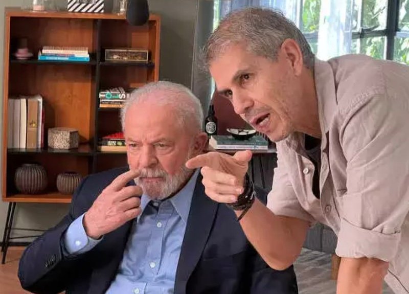Lula bateu o recorde histórico de gasto com propaganda oficial da Presidência em pleno ano eleitoral. Só entre janeiro e junho de 2026, o governo petista pagou R$ 255,3 milhões em publicidade institucional, segundo dados da própria Secom. Isso é 219% a mais do que Jair Bolsonaro gastou no mesmo período de 2022, quando tentava a reeleição, com R$ 79,9 milhões. Quem sempre acusou a direita de “usar a máquina” agora lidera o ranking da gastança com marketing. Como Lula gasta tanto agora? Porque o governo decidiu priorizar publicidade institucional em ano eleitoral, ampliando contratos e pagamentos, mesmo com o país em dificuldades. Em três anos e meio, a gestão Lula já desembolsou R$ 1,1 bilhão em propaganda da Presidência. O valor supera com folga tudo o que Bolsonaro gastou em quatro anos (R$ 634,2 milhões). Também passa Michel Temer (R$ 576,6 milhões) e até os dois mandatos de Dilma Rousseff somados (R$ 829,7 milhões). A esquerda que se dizia “contra o abuso da máquina” virou campeã de propaganda paga com dinheiro do contribuinte. Por que Lula precisa de tanta propaganda? Porque o governo tenta compensar resultados fracos na vida real com uma narrativa bonita na TV, na internet e no rádio. E não para por aí. Além dos R$ 255,3 milhões já pagos no primeiro semestre, a Secom reservou mais R$ 584,7 milhões do Orçamento de 2026 para campanhas institucionais. Ou seja: a conta da propaganda oficial ainda deve crescer muito até o fim do ano. Em vez de aliviar o bolso do brasileiro, o Planalto turbina o caixa do marketing político. Isso é prioridade para o Brasil? Não. Em meio a serviços públicos precários, insegurança e impostos altos, gastar pesado em propaganda mostra prioridades distorcidas. A Secom tenta justificar dizendo que o aumento é para “garantir que a população conheça políticas públicas e serviços”. Mas o discurso não cola tão fácil. Se fosse só para informar, por que bater todos os recordes justamente em ano eleitoral? Por que gastar mais que o triplo de Bolsonaro, que foi acusado dia e noite de “usar a máquina”? Por que a esquerda não admite contradição? Porque reconhecer que faz pior do que criticava desmontaria toda a narrativa de “defensora do povo” que o PT vende há décadas. Outro ponto: o governo afirma que apenas 17,3% do valor pago em 2026 seria de contratos deste ano, e o resto seria quitação de compromissos antigos, de até cinco anos. Mesmo assim, o que o dado mostra? Que o governo Lula vem empilhando contratos e ampliando a estrutura de propaganda desde o início do mandato, e agora a fatura está chegando pesada. Isso é só “informar o povo”? Não. O volume, o timing e o histórico mostram claramente um projeto de poder sustentado por marketing massivo e permanente. Enquanto isso, o brasileiro vê a velha cena: promessa de “governo para os pobres”, mas bilhões em publicidade para sustentar a imagem do “pai dos pobres” na TV. A mesma esquerda que chamava qualquer campanha de Bolsonaro de “abuso de poder econômico” agora naturaliza um gasto 219% maior no mesmo período de campanha. Por que ninguém cobra com a mesma força? Porque há uma blindagem evidente quando o governo é de esquerda, com parte da imprensa e do sistema político tratando o tema com suavidade. O levantamento, feito com base em dados da Secom, do Siop e do Siga Brasil, considera apenas a publicidade da Presidência. Não entram campanhas de ministérios como Saúde e Educação. Ou seja: o gasto total de comunicação do governo federal é ainda maior. E o cidadão, que paga a conta, quase nunca sabe o tamanho real dessa máquina de propaganda. Onde entra o discurso de austeridade? Fica só no palanque. Na prática, o governo mostra que não tem limite para gastar quando o assunto é autopromoção. A pergunta que fica é simples: se o governo estivesse tão bem assim, precisaria despejar mais de um bilhão em propaganda para convencer o povo? Precisaria bater recorde atrás de recorde em ano eleitoral? Ou a realidade nas ruas é bem diferente do que aparece nos comerciais coloridos do Planalto? O que o povo ganha com isso? Ganha quase nada. O maior beneficiado é o próprio governo, que compra tempo, narrativa e influência com o dinheiro de quem trabalha. Até quando o Brasil vai aceitar que a máquina pública seja usada para inflar a imagem de quem está no poder, enquanto saúde, segurança e educação seguem com problemas? Até quando o contribuinte vai bancar a conta de uma propaganda que vende um país que não existe no dia a dia? Por que isso não vira escândalo nacional? Porque muitos que gritam contra a direita se calam quando é a esquerda torrando bilhões, mostrando a seletividade e a hipocrisia do debate público. No fim, o recado é duro: Lula prometeu cuidar do povo, mas cuida primeiro da própria imagem. O marketing está em alta, o Brasil real continua em baixa. E quem paga essa diferença é você.