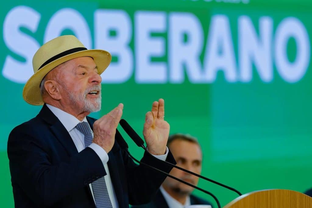 Lula confirmou em entrevista que o governo Trump teria tentado interferir nas eleições brasileiras para ajudar Flávio Bolsonaro e, ao mesmo tempo, revelou que barrou vistos de dois funcionários dos EUA que viriam “avaliar” o sistema eleitoral. Em vez de tratar o assunto com sobriedade, transformou tudo em palanque político, ataque à direita e mais uma rodada de “narrativa”. Ele diz que Trump e o secretário de Estado Marco Rubio querem favorecer o campo bolsonarista, mas em seguida garante que “não tem medo” e que o Brasil vai “ganhar na narrativa”. Ou seja: até quando a esquerda vai transformar um tema sério de soberania em arma de propaganda eleitoral? Por que Lula fala em ‘narrativa’ o tempo todo? Porque ele deixa claro que a prioridade não é esclarecer o povo, mas vencer na comunicação, na guerra de versões, como sempre fez o PT. Se a interferência é tão grave, por que virar show? Porque Lula aproveita qualquer crise para se colocar como vítima, herói da soberania e, de quebra, atacar Bolsonaro e a direita. Lula realmente está defendendo o Brasil? Ele até acerta ao barrar intromissão externa, mas usa o episódio para dividir ainda mais o país e reforçar seu projeto de poder. No podcast, Lula confirmou que negou vistos a dois funcionários do Departamento de Estado dos EUA que viriam “avaliar a integridade” das eleições brasileiras. A decisão em si é correta: nenhum país tem que aceitar fiscal estrangeiro em sua urna. Mas o discurso que vem junto mostra o velho roteiro petista: muita pose, muita frase de efeito e zero autocrítica. Por que só agora Lula fala de Trump nas eleições? Porque é conveniente ligar qualquer ameaça externa diretamente ao nome Bolsonaro e ao campo conservador, alimentando medo e desconfiança. Lula usa Trump para atacar quem? Usa Trump como espantalho para atingir Flávio Bolsonaro, Eduardo Bolsonaro e todo o eleitorado de direita, como se fossem um bloco único. Ele ainda chamou Flávio e Eduardo Bolsonaro de “filhos do satanás” e acusou os dois de irem aos EUA “trabalhar contra o Brasil”. É esse o nível do debate que o presidente da República oferece: xingamento, demonização do adversário e mais divisão. A esquerda que vive falando de “discurso de ódio” agora aplaude quando o ódio vem do seu lado. Isso é postura de presidente da República? Não. É postura de chefe de campanha em palanque, que prefere insulto a argumento e rótulo a debate sério. Quem ganha com essa guerra de narrativas? Certamente não é o cidadão comum, que continua vendo o país ser usado como tabuleiro de briga ideológica enquanto problemas reais se acumulam. Lula ainda ironizou as críticas às urnas eletrônicas dizendo que, se houvesse fraude, ele nunca teria sido eleito metalúrgico. De novo, o foco não é melhorar transparência, auditoria ou confiança do eleitor, mas usar o tema para se autopromover e atacar quem questiona o sistema. Por que Lula evita discutir melhorias nas urnas? Porque qualquer debate sobre transparência eleitoral é rotulado como “ataque à democracia”, o que ajuda a esquerda a blindar o sistema e desqualificar a direita. Quem está sendo tratado como inimigo? O campo conservador, especialmente os bolsonaristas, que são pintados como ameaça interna enquanto Lula se coloca como o único defensor da verdade. Ele ainda contou que entregou quatro documentos estratégicos aos EUA e não recebeu resposta, usando isso para reforçar a narrativa de que Washington ignora o Brasil. Mas, na prática, o que aparece é um presidente que prefere reclamar em entrevista do que construir uma política externa firme, técnica e discreta. O Brasil está protegido ou exposto? Está exposto a um jogo de interesses externos e internos, enquanto o governo prefere explorar o tema politicamente em vez de fortalecer instituições e fronteiras. Até quando tudo será ‘narrativa’? Enquanto a esquerda mandar no discurso, a prioridade será controlar a versão dos fatos, não resolver os problemas que realmente afetam a vida do brasileiro. No fim, Lula desafia Trump a vir apoiar Flávio Bolsonaro e promete que vai “ganhar na narrativa”. O recado é claro: para o governo, eleição não é disputa de projetos, é disputa de propaganda. E o povo, mais uma vez, fica assistindo de fora, cansado de ver soberania, segurança e democracia virarem apenas munição de campanha. O brasileiro ainda confia nesse jogo? Cada vez menos. A sensação é de cansaço, desconfiança e de que, no meio da briga entre esquerda, direita e potências estrangeiras, quem sempre perde é o cidadão comum.
