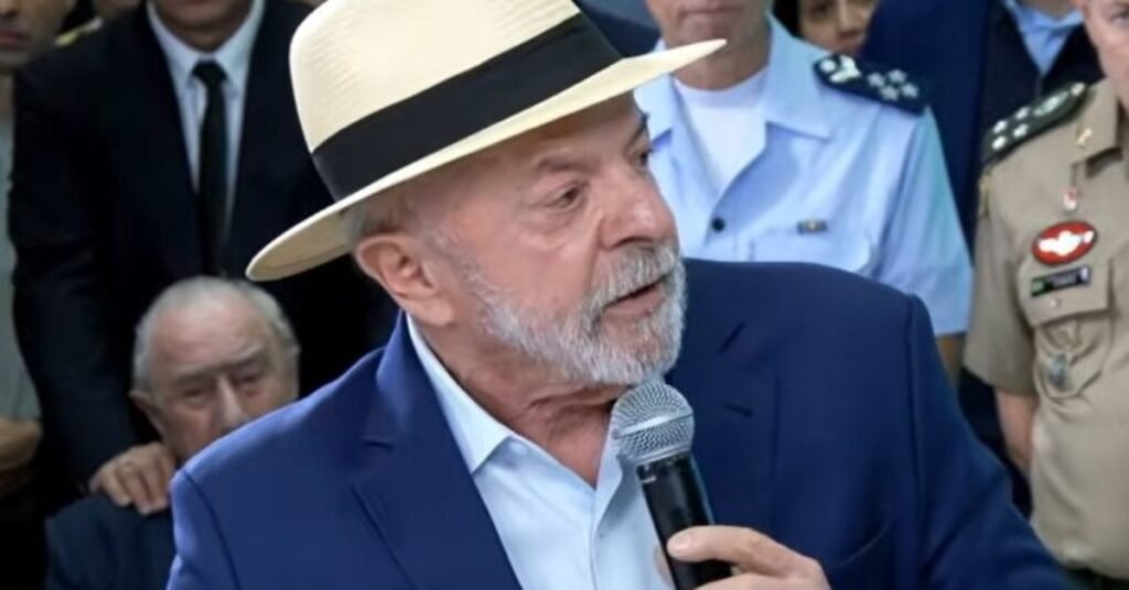 Lula estava em visita à Avibras, falando de BNDES, indústria e governo, e decidiu transformar o discurso em ataque pessoal contra Jair Bolsonaro. Chamou o antecessor de “imbecil” e disse que a “caixa-preta” do BNDES estava na cabeça “atrofiada de inteligência” de Bolsonaro. Em vez de explicar o passado do banco, preferiu o xingamento. E é aí que muita gente de direita pensa: quem é que realmente tem medo do BNDES? Quando Lula usa o BNDES como troféu, ele tenta apagar anos de denúncias, investigações e escândalos ligados ao banco durante os governos do PT. A pergunta que fica é: por que Lula ataca Bolsonaro justamente quando fala do BNDES? Primeira pergunta que o público faz: "Por que Lula desce o nível agora?" A resposta é simples: quando falta argumento, sobra ofensa. Lula sabe que o nome BNDES ainda lembra para muita gente empréstimos bilionários, campeões nacionais, obras em ditaduras amigas e a Lava Jato. Em vez de encarar esse passado, ele tenta jogar tudo nas costas de Bolsonaro, como se o problema fosse quem investigou, não o que foi investigado. Segunda pergunta inevitável: "Quem tem medo da caixa-preta?" Lula diz que Bolsonaro não achou nada. Mas o que o brasileiro viu foram anos de contratos suspeitos, operações questionadas e uma máquina estatal usada para favorecer grupos específicos. Dizer que “não tinha nada” é tentar reescrever a história. E isso só reacende a desconfiança: se está tudo tão limpo, por que tanta agressividade? Terceira pergunta que explode na cabeça: "Por que atacar a inteligência de Bolsonaro?" Quando Lula chama Bolsonaro de “imbecil” e diz que ele não tem inteligência, ele não está debatendo ideias, está tentando desqualificar metade do país que votou em Bolsonaro. É o velho truque da esquerda: se você não concorda com eles, você é burro, atrasado, ignorante. Isso une ou divide ainda mais o Brasil? Quarta pergunta que o eleitor faz: "Lula tem moral pra falar em destruição?" No discurso, ele diz que “esse país foi quase destruído” no governo anterior. Mas quem viu desemprego recorde, recessão, corrupção sistêmica e estatais saqueadas nos governos do PT não esqueceu. Falar em “país destruído” como se tudo tivesse começado em 2019 é, no mínimo, uma grande cara de pau. Quinta pergunta que incomoda a esquerda: "Por que Lula idolatra tanto o BNDES?" Ele chama o banco de “o mais competente” para investimentos de longo prazo. Mas o brasileiro lembra de outra coisa: dinheiro saindo para fora do país, obras em portos e metrôs em outros governos, enquanto faltava infraestrutura aqui dentro. Essa memória some só porque Lula decidiu elogiar o banco em discurso? Sexta pergunta que o povo comenta: "Cadê a tal moralidade que ele critica?" Lula debocha da ideia de moralidade ao dizer que ministérios foram “acabados em nome da moralidade”. Ou seja: para ele, combater corrupção, cortar privilégios e enxugar máquina é “acabar” com o Estado. A mensagem é clara: a esquerda não suporta um governo que tenta limitar o poder e o dinheiro de Brasília. Sétima pergunta que não quer calar: "Por que Lula compara Forças Armadas com Deus?" Ao dizer que “Forças Armadas é igual Deus”, ele tenta se aproximar de uma instituição que a esquerda sempre tratou com desconfiança. Depois de anos atacando militares e chamando conservadores de “golpistas”, agora Lula tenta posar de defensor das Forças Armadas. Isso convence alguém que viu o que aconteceu desde 2016? Oitava pergunta que surge na direita: "Esse ataque é medo de 2026?" Quando Lula parte para o insulto direto, ele mostra que Bolsonaro continua sendo o grande adversário político. Se Bolsonaro fosse irrelevante, Lula ignoraria. Mas não: ele precisa repetir, em público, que o rival é “imbecil”. Isso não parece discurso de quem está seguro, mas de quem sente o peso da oposição crescendo. Nona pergunta que o eleitor faz: "Por que a imprensa passa pano nisso?" Imagine se Bolsonaro chamasse Lula de “imbecil” e dissesse que ele tem a cabeça atrofiada. Seria manchete, editorial, pedido de processo, discurso sobre “ataque à democracia”. Quando é Lula, vira quase folclore, “jeito de falar”. Essa diferença de tratamento não cansa o brasileiro que já percebeu a seletividade? Décima pergunta que fica martelando: "Até quando a esquerda vai viver de narrativa?" Lula tenta vender a ideia de que só o governo dele sabe cuidar de indústria, educação, tecnologia, trabalho, igualdade. Mas quem vive na vida real vê impostos altos, burocracia, insegurança jurídica e um Estado que sufoca quem produz. A narrativa de salvador do Brasil não combina com a realidade de quem paga a conta. No fim, o discurso de Lula na Avibras diz muito mais sobre ele do que sobre Bolsonaro. Em vez de apresentar resultados concretos, ele revive o BNDES como símbolo de “competência” e usa o palanque para xingar o principal adversário. O recado para quem é de direita é claro: a esquerda continua a mesma, arrogante, agressiva e dependente de narrativas. E cada vez que Lula sobe o tom, mais gente percebe que o medo não está na direita – está em quem governa hoje e sabe que o país está cansado desse jogo.