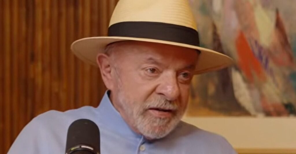Lula foi a público dizer que não vai usar o cargo de presidente para proteger o filho, Fábio Luís, o Lulinha, agora investigado pela Polícia Federal por suspeita de corrupção e tráfico de influência ligado ao mercado de cannabis medicinal no Ministério da Saúde. Ele afirmou que, se o filho for culpado, “vai pagar como qualquer um”. Mas será que alguém ainda acredita nisso hoje em dia? Promessa de que não haverá privilégio soa bonita em podcast, mas esbarra em anos de narrativa de vitimização, perseguição política seletiva e blindagem escancarada quando o alvo é gente ligada à esquerda. STF age igual com direita e esquerda? A Lava Jato foi demonizada, juízes e procuradores foram destruídos, decisões foram anuladas, e agora Lula tenta posar de rígido com o próprio filho justamente quando o cerco começa a apertar. mini_titulo_1: Promessa sem blindagem Lula disse que não pedirá nada a delegado, a juiz, a ninguém. Que Lulinha será tratado como “filho de qualquer pessoa”. Mas filho de qualquer pessoa tem ministro do STF abrindo inquérito específico? Filho de qualquer pessoa tem investigação separada, com toda a máquina do Estado sabendo cada passo? Quem acredita nisso hoje? STF trata todos igualmente sempre? Porque a direita vê, há anos, políticos conservadores sendo alvos constantes, enquanto figuras da esquerda contam com decisões “salvadoras” de última hora. A sensação é clara: quando é aliado do sistema, a coisa anda devagar; quando é opositor, a pancada vem sem dó. Lulinha será realmente punido? Se houver prova concreta e pressão popular, a Justiça pode até avançar. Mas o histórico de impunidade de figuras ligadas à esquerda faz muita gente duvidar que isso vá até o fim com a mesma força que já vimos contra nomes da direita. mini_titulo_2: Família na mira O inquérito autorizado pelo ministro André Mendonça quer saber se Lulinha usou influência no governo para favorecer negócios de cannabis medicinal. O caso envolve a empresária Roberta Luchsinger e o lobista conhecido como Careca do INSS, já preso por esquema de descontos ilegais em benefícios. Empresas ligadas a ele teriam transferido R$ 1,5 milhão à consultoria de Roberta, e uma mensagem fala em dinheiro para o “filho do rapaz”. Quem é o “filho do rapaz” citado? É justamente isso que a PF tenta esclarecer: se a expressão se refere a Lulinha e se ele recebeu parte desses recursos. Até agora, não há condenação, mas a suspeita é grave e suficiente para abrir investigação. Por que o caso envolve cannabis medicinal? Porque o lobista queria atuar nesse mercado por meio da empresa World Cannabis, buscando portas no Ministério da Saúde. E é aí que entra a suspeita de tráfico de influência: usar proximidade com o poder para empurrar interesses privados. mini_titulo_3: Dois pesos claros Enquanto isso, a defesa de Lulinha fala em “pescaria probatória” e reclama de inquérito separado. Curioso: quando é contra adversário político, a esquerda aplaude qualquer investigação ampla; quando chega perto da própria família, vira abuso, perseguição, exagero. Dois pesos, duas medidas. A esquerda aceita investigação quando é com ela? Aceita até a página dois. Quando o alvo é a direita, vale tudo: delação, condução coercitiva, manchete diária. Quando o alvo é a esquerda, a narrativa muda para “lawfare”, “perseguição”, “golpe jurídico”. O padrão se repete. Por que a direita se sente perseguida? Porque viu lideranças presas, inelegíveis, destruídas politicamente, enquanto figuras da esquerda foram reabilitadas, voltaram ao poder e agora posam de vítimas e juízes morais ao mesmo tempo. mini_titulo_4: Narrativa em colapso Lula ainda usou a morte de Marisa Letícia para reforçar o discurso emocional, dizendo que ela morreu por causa da “desgraça da Lava Jato” e que, por isso, o filho “não tem direito de errar”. É a velha tática: transformar investigação em drama pessoal para desviar o foco do fato principal – as suspeitas de corrupção e tráfico de influência. Lava Jato foi só “desgraça” mesmo? Para quem se beneficiou do sistema, sim. Para milhões de brasileiros, foi a primeira vez que poderosos sentiram algum medo da lei. O que veio depois foi uma reação brutal do establishment para desmontar tudo. Por que usar tragédia pessoal agora? Porque emociona, desarma críticas e tenta pintar qualquer investigação como algo cruel e desumano. Em vez de discutir fatos, empurra-se a conversa para o campo do sentimento. mini_titulo_5: STF entra jogo O inquérito foi autorizado por André Mendonça, indicado por Bolsonaro ao STF, o que a esquerda já tenta usar para reforçar a narrativa de perseguição. Mas o ponto central continua: há suspeita séria de uso de influência política para negócios milionários, e isso precisa ser apurado até o fim. STF será duro com Lulinha? Se seguir o que muitos brasileiros enxergam como padrão, a tendência é de muita cautela, muito sigilo e decisões que podem, lá na frente, aliviar o peso sobre o filho do presidente. Mas a pressão da opinião pública pode mudar esse jogo. Por que o inquérito está sob sigilo? Sigilo é comum em investigações sensíveis, mas também alimenta a desconfiança de que acordos de bastidor podem acontecer longe dos olhos do povo. Transparência é o que mais falta quando o assunto envolve poderosos. mini_titulo_6: Brasil cansou disso Enquanto Lula promete que não vai proteger o filho, o brasileiro olha para trás e vê um filme repetido: denúncias, escândalos, discursos emocionados, narrativa de perseguição e, no fim, quase ninguém grande pagando a conta. A paciência está no limite. Brasil confia na promessa de Lula? Uma parte militante vai repetir o discurso oficial. Mas a maioria, cansada de escândalos, olha com desconfiança e quer ver resultado concreto: investigação séria, sem interferência, e, se houver culpa, punição de verdade. Até quando isso vai continuar? Até o dia em que a lei valer igual para todos – presidente, filho de presidente, deputado, juiz, ou qualquer cidadão comum. Enquanto houver blindagem para uns e perseguição para outros, o Brasil seguirá preso nesse ciclo de indignação e descrença.