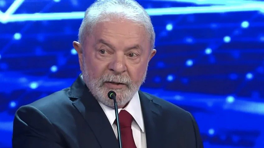Lula escolheu o dia 16 de agosto para lançar oficialmente sua campanha à reeleição, exatamente na mesma data do primeiro debate presidencial da Band. Coincidência inocente ou fuga calculada do confronto direto? A própria equipe admite: a prioridade será o grande ato político, não o debate. Ou seja, Lula prefere palco controlado, militância organizada e discurso sem interrupção, em vez de encarar perguntas duras e adversários frente a frente. Quem fala tanto em democracia tem medo de debate ao vivo? Nos bastidores, aliados discutem se ele deve ou não ir aos debates do primeiro turno. Parte do grupo teme que Lula vire alvo de todos. Mas não é exatamente isso que um presidente confiante deveria enfrentar? Se está tudo tão bem como o governo diz, por que evitar o confronto direto? E essa não é a primeira vez. Em 2006, Lula já havia fugido dos debates do primeiro turno. Agora, repete o roteiro: muito marketing, muito evento ensaiado, pouca disposição para responder ao povo sem filtro. Quem confia mesmo no próprio governo precisa fugir de perguntas incômodas? Enquanto isso, o eleitor conservador, o trabalhador comum e quem sente a inflação no mercado ficam sem ver o presidente explicar, ao vivo, o que fez com as promessas de campanha. Onde ficou o "voltar a fazer o Brasil feliz" diante da economia fraca e da insegurança jurídica criada por decisões políticas? A esquerda sempre cobrou transparência, diálogo e debate aberto. Mas quando é Lula no poder, vale regra diferente? Por que tanto medo de sentar na mesma mesa que os adversários e encarar a realidade do país ao vivo na TV? As emissoras são obrigadas a convidar os candidatos, mas ninguém é obrigado a aparecer. E Lula parece disposto a usar essa brecha para se esconder atrás de atos oficiais de campanha, discursos prontos e plateia amiga. Isso é respeito ao eleitor ou puro cálculo para evitar desgaste? Enquanto a direita costuma ir para o embate, apanhar, responder e se explicar, o petismo prefere o conforto do monólogo. Não é curioso ver quem se diz defensor da democracia fugindo justamente do espaço mais democrático da eleição: o debate público? Veja as perguntas que o brasileiro faz hoje: Por que Lula evita debate? Porque no debate não dá para controlar pergunta, cortar microfone de adversário ou fugir de temas espinhosos como economia, segurança, corrupção e alianças políticas. O que Lula teme ouvir? Teme cobranças sobre promessas não cumpridas, críticas à situação econômica, questionamentos sobre alianças com a velha política e lembranças de escândalos que marcaram os governos petistas. Isso respeita o eleitor brasileiro? Não. O eleitor merece ver o presidente se explicar ao vivo, sem roteiro pronto, sem edição e sem filtro, diante de quem pensa diferente e pode contestar seus números e narrativas. Democrata pode fugir de debate? Pode até legalmente, mas politicamente mostra fraqueza. Quem se diz democrata deveria ser o primeiro a defender e participar de todo espaço de confronto de ideias. Por que marcar no mesmo dia? Marcar o lançamento no mesmo dia do debate parece estratégia para criar desculpa oficial e evitar o confronto, mantendo o discurso de que estava "ocupado" com a campanha. Quem ganha com essa ausência? Ganha a campanha de Lula, que evita exposição negativa. Perde o eleitor, que deixa de ver o presidente confrontado com dados reais e críticas diretas. Isso já aconteceu antes no Brasil? Sim. Em 2006, o próprio Lula fugiu dos debates do primeiro turno. Agora, repete a mesma tática, mostrando que a estratégia de se esconder não é novidade. A esquerda aceitaria isso da direita? Não. Se fosse um presidente de direita fugindo de debate, a esquerda chamaria de covardia, ataque à democracia e desrespeito ao povo, como sempre faz. O que Lula quer esconder? Quer esconder fragilidades do governo, contradições entre discurso e prática, alianças incômodas e a dificuldade de defender resultados concretos diante da realidade do país. O eleitor deve aceitar calado? Não. O eleitor tem o direito de cobrar presença em debates, de exigir explicações públicas e de desconfiar de quem só aparece onde tudo está combinado e controlado. No fim, a mensagem é clara: quando o assunto é enfrentar críticas sem filtro, Lula prefere o conforto do palanque ao risco do debate. E quem paga essa conta é o Brasil, mais uma vez deixado de lado em nome da conveniência política.