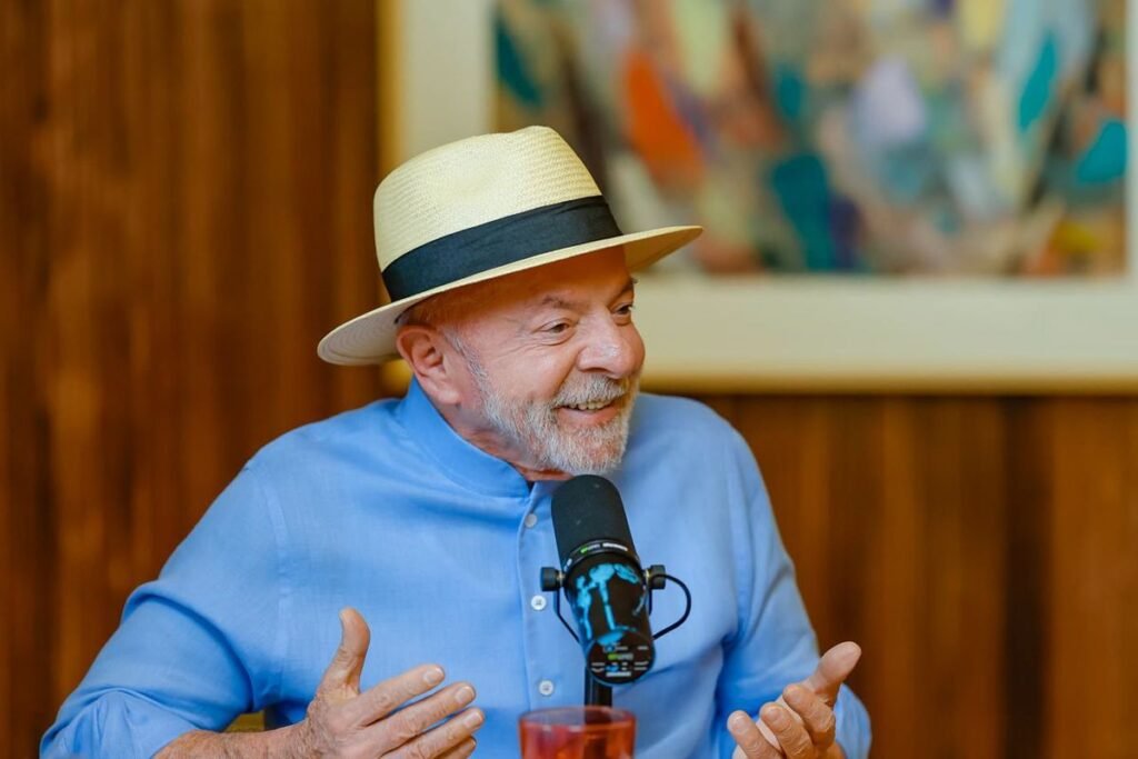 Lula começa nesta sexta-feira uma maratona por redutos eleitorais do PT no Ceará, Bahia e São Paulo para reforçar palanques e oficializar sua candidatura à reeleição. Enquanto o brasileiro enfrenta inflação, violência e desemprego, o presidente coloca toda a energia em convenções partidárias e acordos de bastidor. É isso que o país precisava agora? No Ceará, Lula vai empurrar a reeleição de Elmano de Freitas e puxar de volta Cid Gomes para o Senado, tudo para manter o controle do estado nas mãos da mesma turma de sempre. Quantas décadas de PT e aliados no poder já não bastam para o Ceará? Na Bahia, o cenário é ainda mais escancarado. Lula vai subir no palanque de Jerônimo Rodrigues, outro governador do PT que busca reeleição, justamente no estado atingido pelo caso Master, que envolve nomes da legenda, inclusive Jaques Wagner, candidato à reeleição no Senado. Por que o PT não fala claramente do caso Master? MINI TÍTULO: Tour eleitoral escancarado Lula não está fazendo “agenda institucional”, está fazendo campanha antecipada, usando a força do cargo para turbinar aliados e preparar o terreno para 2026. Onde fica a separação entre governo e campanha? A estratégia é clara: concentrar forças nos maiores colégios eleitorais, como São Paulo e Minas, e blindar o domínio no Nordeste, onde o PT ainda se apoia para manter narrativa de “defensor do povo pobre”. Mas, com tantos problemas no país, faz sentido priorizar palanque e convenção? MINI TÍTULO: Máquina pública em jogo Quando Lula cruza o país para fortalecer palanques, quem está cuidando da segurança pública, da economia e da saúde? Quantas viagens são pagas com dinheiro público? O discurso de “governo para todos” cai por terra quando se vê o presidente atuando como cabo eleitoral de luxo. Se fosse um presidente de direita fazendo o mesmo, a reação da imprensa seria a mesma? MINI TÍTULO: Nordeste como escudo O PT trata o Nordeste como seu cofre eleitoral. Lula sabe que, se mantiver esses redutos fechados, já entra na disputa com enorme vantagem. Mas o que o povo nordestino realmente ganhou com tantos anos de PT? Enquanto isso, casos como o Master na Bahia mostram que, quando o escândalo envolve petistas, o silêncio é quase total. Onde está a indignação seletiva da esquerda agora? MINI TÍTULO: Escândalo Master ignorado Na Bahia, Lula vai posar ao lado de Jerônimo Rodrigues e Jaques Wagner, mesmo com o desgaste do caso Master rondando o partido. Por que o PT não cobra explicações públicas e transparentes? Se fosse um aliado de Bolsonaro envolvido em algo parecido, quantas manchetes diárias já teriam sido feitas? MINI TÍTULO: São Paulo na mira Depois do tour pelo Nordeste, Lula volta a São Paulo para oficializar sua própria candidatura. Não é por acaso: o maior colégio eleitoral do país é o grande prêmio de 2026. O PT já lançou Fernando Haddad ao governo e agora tenta transformar o estado em base central do projeto de poder. São Paulo vai aceitar ser laboratório do PT novamente? Lula ainda planeja um ato em São Bernardo do Campo, resgatando a velha narrativa sindical, como se ainda fosse o “operário contra o sistema”. Mas hoje ele é o sistema. Faz sentido manter esse discurso depois de tantos mandatos e alianças com o centrão? MINI TÍTULO: Projeto de poder No fim, tudo aponta para o mesmo caminho: não é sobre governar melhor, é sobre não largar o poder. Quantas vezes Lula prometeu “renovar a política” e agora se cerca dos mesmos caciques de sempre? A cada nova convenção, a cada palanque armado, fica mais claro: o foco não é o Brasil, é a reeleição. Até quando o brasileiro vai aceitar que a prioridade em Brasília seja sempre a próxima eleição, e nunca o próximo trabalhador? Agora, as 10 perguntas que o público se faz ao ler tudo isso: 1. Lula está governando ou fazendo campanha? Resposta: Pela agenda, ele está priorizando convenções, palanques e alianças eleitorais, deixando a sensação de que a campanha veio antes da gestão. 2. O Nordeste é usado só como curral eleitoral? Resposta: A estratégia do PT mostra que o Nordeste é tratado como base garantida de votos, mais do que como região a ser realmente transformada. 3. O caso Master será realmente esclarecido? Resposta: Até agora, o PT evita bater de frente com o escândalo, o que indica mais blindagem política do que vontade de transparência. 4. A imprensa trata Lula e a direita do mesmo jeito? Resposta: Não. Quando o alvo é a direita, a cobertura costuma ser muito mais dura; com Lula e o PT, o tom é bem mais suave. 5. A máquina pública está sendo usada politicamente? Resposta: A presença do presidente em convenções e palanques de aliados, em plena pré-campanha, levanta essa suspeita com força. 6. São Paulo vai aceitar o domínio petista? Resposta: A disputa será dura, mas o PT está claramente tentando transformar o estado em pilar do seu projeto nacional. 7. Lula ainda pode se dizer “contra o sistema”? Resposta: Não faz sentido. Depois de tantos mandatos, alianças e cargos, ele é parte central do sistema político que diz combater. 8. O povo está cansado dessa velha política? Resposta: Sim. A sensação geral é de desgaste, repetição de nomes e promessas não cumpridas, tanto na esquerda quanto na velha política em geral. 9. A prioridade é o Brasil ou a reeleição? Resposta: Pela agenda e pelos movimentos atuais, a prioridade evidente é a reeleição de Lula e de seus aliados. 10. Até quando a esquerda terá tratamento diferente? Resposta: Enquanto não houver pressão forte da sociedade e da oposição, a seletividade na cobrança e na indignação deve continuar.