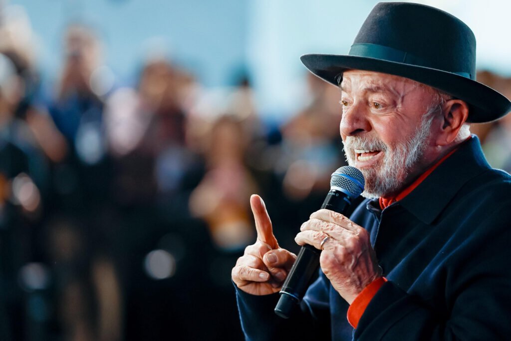 Lula aproveitou uma agenda oficial no Rio de Janeiro para fazer exatamente o que a esquerda diz odiar: transformar política externa e saúde pública em palanque ideológico contra conservadores. Em vez de falar de gestão, o presidente preferiu provocar Donald Trump, atacar o ensino domiciliar e demonizar escolas cívico-militares – tudo isso enquanto o governo dele acumula crises e desgaste diplomático com os Estados Unidos. Lula pediu ao diretor-geral da OMS, Tedros Adhanom, que "apresente" o SUS a Trump, como se o sistema de saúde brasileiro fosse um exemplo impecável, ignorando filas, falta de médicos e hospitais sucateados. Ao mesmo tempo, atacou de novo a gestão dos hospitais federais no Rio durante o governo Jair Bolsonaro, tentando colar na direita a culpa por problemas que atravessam décadas de governos petistas. por que Lula atacou Trump agora? Porque pesquisas mostram Flávio Bolsonaro encostando em Lula no eleitorado fluminense, e o petista tenta reacender a velha narrativa anti-Trump para mobilizar a militância de esquerda. qual o alvo real de Lula? O alvo real não é Trump, é o conservadorismo brasileiro: homeschooling, escolas cívico-militares e qualquer agenda que tire poder do Estado e devolva autoridade às famílias. por que atacar escolas cívico-militares? Porque elas mostram, na prática, que disciplina, mérito e ordem funcionam melhor do que o modelo ideologizado que a esquerda defende há décadas. Lula criticou o ensino em domicílio e o modelo cívico-militar como se fossem ameaças à democracia, quando, na verdade, são respostas ao fracasso da educação estatal dominada por sindicatos e aparelhada por militantes. A mensagem é clara: família conservadora, disciplina e patriotismo incomodam muito mais o governo do que facções criminosas. Lula está usando o SUS como escudo político? Sim. Ao citar seu próprio tratamento de câncer de pele, ele tenta transformar um sistema cheio de falhas em propaganda pessoal, como se todos recebessem o mesmo atendimento que um presidente. por que a hipocrisia incomoda tanto? Porque o mesmo governo que exalta o SUS nega vistos a representantes dos EUA e cria atritos diplomáticos enquanto o país precisa de investimentos, empregos e estabilidade. A provocação a Trump vem justamente quando a relação entre Brasília e Washington está desgastada. O governo petista negou vistos a integrantes do Departamento de Estado após questionamentos sobre o sistema eleitoral brasileiro. Em resposta, a gestão Trump aumentou tarifas sobre produtos nacionais e classificou facções como Comando Vermelho e PCC como grupos terroristas – algo que, curiosamente, a esquerda brasileira sempre evitou fazer com a mesma firmeza. por que Lula cutuca os EUA agora? Porque é mais fácil posar de valente contra Trump do que enfrentar o crime organizado, a crise econômica e a insegurança que afetam o brasileiro comum. Lula está tentando reescrever a história recente? Sim. Ao atacar Bolsonaro pela gestão dos hospitais federais, ele tenta apagar anos de descaso e corrupção em estruturas dominadas por aliados da esquerda. No Rio, Lula ainda acusou a família Bolsonaro de controlar estacionamentos de hospitais federais no passado, jogando mais lenha na fogueira política. Mas não apresentou solução concreta para melhorar o atendimento, reduzir filas ou garantir segurança nos hospitais. É sempre o mesmo roteiro: acusação contra a direita, silêncio sobre os próprios aliados. por que a esquerda odeia homeschooling? Porque o ensino em casa tira das mãos do Estado o monopólio sobre o que as crianças aprendem, reduzindo o poder de doutrinação ideológica nas escolas. por que demonizar escolas cívico-militares? Porque elas mostram resultados em disciplina, segurança e desempenho, desmontando o discurso de que "autoridade" é sempre opressão e de que a escola deve ser espaço de militância. Enquanto isso, o governo tenta vender a imagem de que o Brasil é exemplo mundial em saúde pública, entregando relatório à OMS sobre combate à hepatite B em mães e bebês. O problema não é o relatório em si, mas o uso político: Lula transforma qualquer dado positivo em propaganda pessoal, como se o país não estivesse atolado em problemas básicos de atendimento. Lula está em campanha permanente? Sim. Cada discurso vira comício, cada evento oficial vira palanque contra conservadores, Trump, Bolsonaro e qualquer um que não se curve à cartilha da esquerda. até quando o Brasil aguenta isso? Até o eleitor perceber que essa guerra ideológica não enche geladeira, não reduz violência, não melhora hospital e não salva a educação dos filhos. No fim, o recado é claro: Lula prefere atacar Trump e pautas conservadoras do que encarar de frente os problemas reais do brasileiro. O Rio de Janeiro virou palco de mais um show ideológico, enquanto a conta da política externa confusa, da educação fracassada e da saúde precária continua chegando para quem paga imposto em dia. quem ganha com esse teatro todo? Ganha a militância de esquerda, que se alimenta de discursos inflamados. Perde o Brasil, que precisa de seriedade, não de provocação barata em agenda oficial.