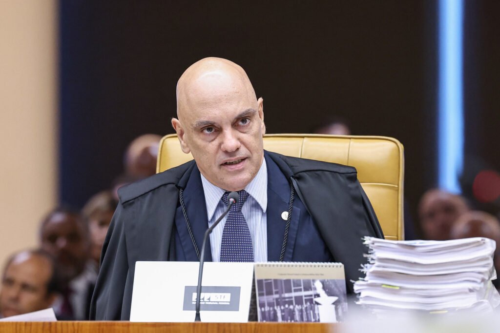 Alexandre de Moraes acaba de dar mais uma canetada em cima de Jair Bolsonaro e, de quebra, atingir diretamente Flávio Bolsonaro. Agora, além de proibir o ex-presidente de usar redes sociais, o ministro quer calar até carta de apoio político e suspendeu por 90 dias as visitas de Flávio ao pai, mesmo ele sendo filho e advogado. Tudo isso com uma base jurídica que vários especialistas já chamam, na prática, de remendo malfeito. A pergunta que muita gente faz é: "Pode calar político condenado pra sempre?". A resposta dos juristas é clara: a suspensão de direitos políticos impede votar, ser votado e atuar oficialmente em partido, mas não autoriza transformar o condenado em mudo político. Ou seja, Bolsonaro não pode ser candidato, mas pode opinar, apoiar, orientar. O que Moraes está fazendo é ir além do que a lei prevê, criando uma mordaça política que não está escrita em lugar nenhum. Outra dúvida que explode nas redes é: "Medida cautelar depois da condenação vale?". Medidas cautelares servem para proteger um processo em andamento. No caso, o tal processo do suposto golpe já terminou, já teve condenação, já transitou em julgado, e Bolsonaro já cumpre pena. O risco que Moraes dizia existir lá atrás – pressão dos EUA, Lei Magnitsky, etc. – simplesmente não é o mesmo agora. Mesmo assim, ele reaproveita a velha proibição e dá um novo rótulo, como se nada tivesse mudado. Muita gente também pergunta: "Juiz pode inventar condição assim?". Alguns criminalistas até admitem que, na execução da pena, o juiz pode impor condições para a prisão domiciliar. Mas isso não significa carta branca para calar qualquer manifestação político-eleitoral lícita. Quando a restrição vira silêncio político integral, por tempo de eleição inteira, o que se vê é excesso, desproporcionalidade e um ataque direto à liberdade de expressão – justamente aquilo que a esquerda dizia defender quando era oposição. Outra questão que incomoda é: "Por que Flávio foi atingido sem processo?". Flávio Bolsonaro não é parte na execução penal do pai. Mesmo assim, Moraes o atinge indiretamente, suspendendo suas visitas. Resultado: a defesa do senador não tem como recorrer dentro desse processo, porque ele simplesmente não está lá como réu ou parte formal. Juristas apontam o óbvio: isso cria um obstáculo jurídico artificial, uma espécie de punição lateral, sem direito de defesa plena. O público conservador olha para isso e pergunta: "Se fosse filho de petista, seria igual?". A comparação é inevitável. Quando se trata de figuras da esquerda, o discurso é de garantias, direitos, ampla defesa, visitas, humanização da pena. Quando é Bolsonaro e sua família, a régua muda. A sensação é de que o sistema de Justiça virou instrumento político, com um lado blindado e o outro permanentemente acuado. Outra pergunta que ecoa é: "Pode usar filho-advogado como desculpa?". Moraes, na prática, trata Flávio como se estivesse usando a condição de filho e advogado apenas para fazer campanha. Mas a Lei de Execução Penal garante visita de parente e de advogado. Normalmente, restrição assim só aparece em casos de facção criminosa, quando o preso usa familiares para comandar o crime. Colocar Bolsonaro nesse mesmo patamar é, no mínimo, forçar a barra. Muitos se perguntam também: "Onde está a tal imparcialidade agora?". Quando o ministro muda o fundamento da proibição – antes era para evitar pressão estrangeira, agora é por causa de direitos políticos suspensos – ele mostra que a regra vai sendo adaptada conforme o alvo. Isso passa a impressão de que a decisão não é técnica, mas política. E é exatamente essa percepção que corrói a confiança no STF e alimenta a revolta silenciosa de milhões de brasileiros. Outra inquietação é: "Direita ainda pode fazer campanha livre?". Se uma simples carta de apoio vira motivo para endurecer restrições, qual o próximo passo? Proibir vídeo, entrevista, reunião, qualquer gesto de apoio? A mensagem que fica é clara: quem estiver alinhado com Bolsonaro vai ser vigiado de perto. Isso cria um clima de medo e autocensura, exatamente o oposto de um ambiente democrático saudável. O eleitor também quer saber: "Flávio consegue se defender disso como?". Como ele não é parte no processo do pai, sua defesa fica de mãos atadas. Quem recorre é a equipe de Jair Bolsonaro, alegando que Flávio é filho e advogado, com direitos garantidos em lei. Mas até isso vira batalha jurídica, prolongada, cansativa, sempre com o mesmo ministro concentrando poder e decisão. Por fim, a pergunta que resume o sentimento geral é: "Até onde Moraes vai com isso?". Cada nova decisão amplia um pouco mais o controle sobre a direita, sobre Bolsonaro e sobre quem ele apoia. A narrativa de defesa da democracia virou justificativa para calar um lado inteiro do debate político. E o brasileiro comum, que vê essa escalada, sente que passou da hora de discutir abertamente se o STF está protegendo a Constituição ou atropelando a vontade de metade do país.