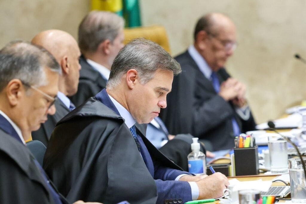 REVELADO: o ministro André Mendonça, do STF, autorizou a abertura de um novo inquérito da Polícia Federal para investigar Fábio Luís Lula da Silva, o Lulinha, por suspeita de tráfico de influência e corrupção no Ministério da Saúde. O alvo agora é a relação com a empresa World Cannabis, ligada a Antonio Camilo Antunes, o famoso “Careca do INSS”, já investigado por fraudes bilionárias. Qual o ponto central aqui? A PF viu indícios de que o filho do presidente pode ter atuado para favorecer a empresa no setor de cannabis medicinal. Até agora, o único vínculo confirmado é uma viagem a Portugal paga pelo “Careca do INSS” para Lulinha. Mas isso, vindo de quem vem, já acende todos os alertas. Ligação explosiva exposta Por que filho de Lula investigado agora? Porque, no meio da investigação sobre fraudes no INSS, surgiram fatos paralelos envolvendo negociações de cannabis medicinal e o nome de Lulinha apareceu ligado ao empresário do esquema. A PF pediu um inquérito separado, e Mendonça concordou. O que essa viagem a Portugal esconde? Esconde, no mínimo, uma relação de proximidade entre o filho do presidente e um personagem central de um escândalo bilionário. Quando um investigado paga viagem internacional para o filho do chefe do Executivo, ninguém acredita que seja “amizade inocente”. Pressão nos bastidores Por que Mendonça está exigindo tudo da PF? Porque houve mudanças internas na PF que mexeram com a equipe do caso INSS, e o ministro viu risco de esvaziamento da investigação. Ele mandou que qualquer ato relevante e qualquer troca de delegados seja comunicada imediatamente ao STF. Quem tem medo da investigação completa? Setores da própria PF e, segundo analistas, gente poderosa que pode ser atingida se as apurações forem até o fim – inclusive no Judiciário e no mundo político. Não é à toa que Mendonça fala em movimentos para “forçar anulações”. Blindagem seletiva escancarada Por que a esquerda fala em ‘pesca probatória’? A defesa de Lulinha diz que o novo inquérito é exagero, que não há ligação direta com as fraudes do INSS e que seria uma “pesca probatória”. É o velho discurso: quando o alvo é da esquerda, tudo vira abuso; quando é alguém da direita, chamam de “combate à corrupção exemplar”. Onde está o ‘tratamento igual para todos’? Na prática, não está. O governo repete que “o devido processo legal será respeitado” e Lula diz que o filho deve ser tratado como qualquer cidadão. Mas o histórico mostra o contrário: blindagem midiática, relativização de suspeitas e pressão silenciosa sobre quem investiga. Medo de delações Por que a delação de banqueiro travou? No caso Banco Master, analistas apontam forte resistência de gente graúda que poderia ser atingida por uma delação do banqueiro Daniel Vorcaro. A avaliação é clara: quando a verdade ameaça alcançar “intocáveis”, o sistema fecha. Quem teme o que Vorcaro sabe? Poderosos da política e do Judiciário, segundo especialistas citados. A mensagem é óbvia: delação que atinge figurão incomoda mais do que qualquer escândalo de corrupção em si. PF sob vigilância Por que a PF reclama de ‘controle demais’? Porque Mendonça quer saber de tudo: ritmo das diligências, análise de quebras de sigilo, troca de equipes. A PF alega falta de pessoal e excesso de trabalho, mas o cidadão olha e se pergunta se não é mais um caso de investigação que anda devagar quando encosta em gente ligada ao poder. Quem garante independência de verdade? Hoje, quase ninguém. A disputa entre gabinete de ministro, PF e interesses políticos mostra um sistema que só funciona sob pressão. Sem vigilância, muita coisa morre na gaveta. Brasil cansou disso Por que o Brasil está desconfiado de tudo? Porque a narrativa muda conforme o lado. Quando é aliado do governo, falam em “abuso” e “perseguição”. Quando é adversário, aplaudem operação às 6 da manhã. O povo já percebeu a seletividade. Até quando essa blindagem continua? Até a sociedade parar de aceitar dois pesos e duas medidas. O caso Lulinha, a relação com o “Careca do INSS”, a pressão sobre a PF e o medo de delações mostram um sistema que protege os de sempre. E é exatamente isso que o brasileiro conservador não aguenta mais ver se repetindo. Resumo incômodo: Mendonça abriu inquérito, a PF está sob lupa, o filho do presidente entrou oficialmente na mira e, mais uma vez, fica a sensação de que, quando o escândalo encosta no andar de cima, o jogo muda. E a pergunta que ecoa é simples: quem vai ter coragem de ir até o fim agora?