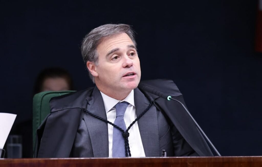O ministro André Mendonça, do STF, autorizou a Polícia Federal a acionar acordos com outros países para investigar fraudes ligadas ao Banco Master. A decisão é de maio, corre em sigilo e libera o uso de tratados como o MLAT para buscar provas e rastrear ativos no exterior. Ou seja: o STF já abriu a porta para uma devassa internacional no Banco Master, mesmo antes de pedir bloqueio de valores. Se é para investigar lavagem de dinheiro e ocultação de bens, ninguém é contra. O problema é outro: por que, quando interessa, tudo anda rápido, sigiloso e articulado com o mundo inteiro, e em outros casos a Justiça simplesmente finge que não vê? Quantos escândalos bilionários ficaram sem rastreio internacional? stf investiga todos igual? Não. A própria história recente mostra seletividade, blindagem de uns e rigor máximo contra outros. por que só banco master agora? Porque virou alvo do momento, enquanto outros casos com cheiro forte de corrupção seguem empurrados com a barriga. lavagem de dinheiro sempre teve rastreio? Não. Em muitos esquemas ligados à velha política, o rastreio internacional nunca saiu do papel. quem decide o que investigar? Na prática, STF, PGR e PF escolhem prioridades. E essas prioridades quase nunca atingem o coração do sistema político de esquerda. por que a decisão é sigilosa? Sigilo é usado como proteção da investigação, mas também impede o cidadão de saber quem realmente está sendo pressionado. acordos internacionais são usados sempre? Não. São "de praxe" no discurso, mas aplicados com muito mais vontade em alguns casos do que em outros. há blindagem para aliados poderosos? A percepção da população é clara: sim, há blindagem para certos grupos políticos e ideológicos. stf combate mesmo a corrupção? Combate quando convém. Em outros momentos, muda entendimento, anula provas e solta condenados. por que a direita desconfia disso? Porque viu, na prática, perseguição política, censura e decisões que atingem mais conservadores do que a esquerda. essa investigação será completa mesmo? Só será completa se o mesmo rigor for aplicado a todos os esquemas, inclusive os que envolvem a cúpula política e seus bancos preferidos. A narrativa oficial tenta vender a decisão como algo "de praxe" em casos de lavagem de dinheiro. Mas o brasileiro já cansou desse papo técnico. Quando é para cima de certos alvos, tudo vira "cooperação internacional", "fluxos diplomáticos" e rapidez. Quando envolve figuras ligadas à esquerda, grandes empreiteiras amigas do poder ou bancos bem conectados, o sistema trava, prescreve, muda regra no meio do jogo. O mais curioso é ver o STF, que tantas vezes foi acusado de atropelar a PF ou engavetar pedidos, agora aparecer como guardião da legalidade das provas no exterior. Onde estava esse zelo todo quando operações inteiras foram desmontadas para salvar políticos poderosos? Onde estava essa pressa quando o dinheiro da corrupção corria solto lá fora? O caso Banco Master pode, sim, revelar muita coisa. Mas a pergunta que não quer calar é: teremos o mesmo empenho para seguir o rastro do dinheiro em todos os lados, ou veremos mais um capítulo de justiça seletiva, dura com uns e generosa com outros? O brasileiro conservador olha para isso e pensa: quando é que esse sistema vai parar de escolher quem pode e quem não pode ser realmente investigado?
