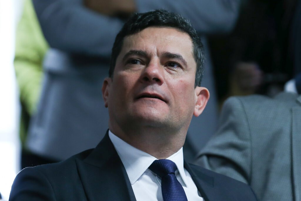 Aconteceu agora: Sergio Moro veio a público e detonou a notícia de que a cúpula da Polícia Federal, no governo Lula, estuda acionar a Advocacia-Geral da União contra decisões do ministro André Mendonça, do STF, justamente no inquérito que apura fraudes e descontos indevidos em benefícios de aposentados e pensionistas do INSS. Em 22 anos de magistratura, Moro disse nunca ter visto nada parecido. PF contra ministro do STF para limitar investigação de roubo de aposentado: é isso mesmo que está acontecendo? Quem está sendo protegido aqui? Quem ganha com essa pressão institucional? Onde fica a tal “autonomia” tão repetida pela esquerda? Até quando o aposentado vai pagar essa conta? O que Lula realmente quer com essa PF? Por que justo Mendonça virou alvo agora? Qual o medo em torno do caso INSS? O que assusta tanto no nome de Lulinha? Quem ainda acredita nesse discurso? Resposta direta: a PF, segundo a reportagem, quer que a AGU conteste decisões de Mendonça que teriam aumentado o controle do ministro sobre o inquérito. Ou seja, em vez de focar no esquema que sangra aposentados, a cúpula da PF estaria preocupada em reduzir a influência de um ministro indicado por Bolsonaro num caso que já encosta em figuras ligadas ao entorno de Lula. Moro lembrou que nunca viu, em duas décadas de toga, uma PF querer usar a AGU para enquadrar um ministro do STF em plena investigação sensível. E ainda ironizou Lula, que vive repetindo que não interfere em nada. Se não interfere, por que a PF do governo dele está tão incomodada com Mendonça justamente nesse inquérito? MINI TÍTULO: PF PARTE PRA CIMA Por que a PF quer acionar a AGU agora? Porque, de acordo com a Folha, policiais avaliam que Mendonça estaria interferindo demais na condução do inquérito, restringindo a liberdade da corporação. Em vez de transparência e cooperação, o que se vê é disputa de poder em cima de um caso que envolve roubo de aposentado – o brasileiro mais vulnerável. MINI TÍTULO: MORO NÃO PERDOA Moro foi direto: nunca viu nada igual. Isso é normal em democracia saudável? Isso é respeito às instituições? Isso é defesa do interesse público? Ou é mais um capítulo da velha história de blindagem seletiva? Quando a investigação atinge adversário de esquerda, é “Estado de Direito”; quando começa a arranhar o entorno do governo, vira “interferência” e precisa ser contida? MINI TÍTULO: MENDONÇA SOB PRESSÃO Por que André Mendonça virou alvo? Porque suas decisões aumentaram o controle do STF sobre o inquérito do INSS. E quem indicou Mendonça foi Bolsonaro – isso incomoda muito o sistema. A esquerda sempre disse defender “controle” e “freios e contrapesos”. Mas quando o freio vem de um ministro não alinhado ao governo, a máquina reage. MINI TÍTULO: LULA FINGE DISTÂNCIA Lula vive repetindo que não interfere na PF. Mas como acreditar nisso quando a cúpula da corporação, sob seu governo, se mexe para tentar limitar um ministro do STF num caso que pode respingar em seu filho, Lulinha, e no famoso “Careca do INSS”? Coincidência demais, não? Quantas coincidências o brasileiro ainda aguenta? MINI TÍTULO: APOSENTADO VIRA ALVO Enquanto Brasília briga por poder, quem continua sendo espremido é o aposentado, que vê seu benefício ser descontado por fraudes e esquemas. Onde está a indignação da esquerda que dizia defender o “povo”? Onde está a prioridade com o mais fraco? Por que a energia não está toda voltada para desmontar o esquema e punir os responsáveis? MINI TÍTULO: BRASIL PERDE CONFIANÇA Cada movimento desses destrói um pouco mais a confiança do brasileiro nas instituições. Como confiar numa PF que parece mais preocupada em enquadrar ministro do STF do que em ir até o fim num caso de roubo de aposentado? Como confiar num governo que fala em não interferir, mas vê sua polícia agir politicamente? Como confiar num sistema que trata direita e esquerda com pesos tão diferentes? No fim, a fala de Moro ecoa o que muita gente pensa e não tem espaço para dizer: o Brasil está cansado de jogo de bastidor, de blindagem seletiva e de ver o sistema se mexer com rapidez só quando o risco chega perto do poder de sempre. E quando até um ex-juiz com 22 anos de experiência diz que nunca viu algo assim, é porque a coisa passou, e muito, dos limites.