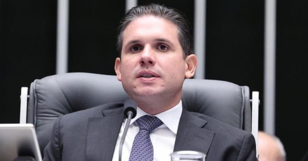 O ministro do STF Flávio Dino determinou o bloqueio de bens de Valdemar Costa Neto e suspendeu despesas públicas ligadas a emendas parlamentares apontadas pela PF como suspeitas, dentro da Operação Transparência. A investigação cita falta de critérios de rastreabilidade e transparência na distribuição das emendas de comissão. Em reação, o presidente da Câmara, Hugo Motta, divulgou nota oficial atacando a decisão, chamando-a de “indevida intervenção judicial” e acusando o STF de tentar “criminalizar a atividade política”, mesmo admitindo que a medida se baseia em indícios e inferências sobre o uso do dinheiro público.