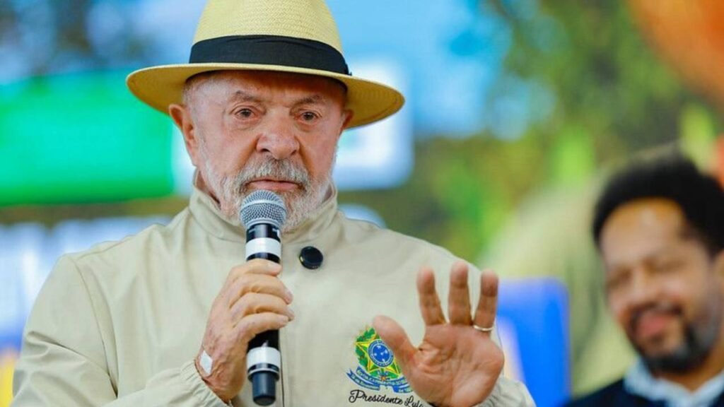 Uma escola de samba homenageia Lula em pleno Carnaval, exalta o petista como “operário do Brasil”, ataca Jair Bolsonaro chamando-o de Bozo, e tudo isso às vésperas de ano eleitoral. Agora, o Partido Novo acionou o TSE para conseguir notificar a Acadêmicos de Niterói por possível propaganda eleitoral antecipada. E o mais curioso? A escola simplesmente não é encontrada nos endereços oficiais. Coincidência ou estratégia? O Novo já tentou duas vezes notificar a escola por correspondência. A primeira carta, enviada para o endereço registrado na Receita Federal, voltou com a mensagem de “destinatário desconhecido”. A segunda, enviada para a quadra no centro de Niterói, retornou com a informação de que a escola havia deixado o local. Como uma escola que desfilou na Sapucaí some assim do mapa? Agora, o partido pediu ao TSE que um oficial de Justiça vá pessoalmente atrás da Acadêmicos de Niterói, tanto nos endereços já usados quanto no barracão da escola na Gamboa, no Rio. A relatora, ministra Estela Aranha, já determinou as providências para tentar localizar a agremiação. Ou seja: para cobrar responsabilidade de quem transformou Lula em enredo, a Justiça precisa literalmente sair procurando a escola de samba. Por que escola some assim? A escola não está formalmente localizada nos endereços usados nas notificações, o que dificulta a citação. Isso não prova má-fé, mas levanta desconfiança sobre organização e transparência. O TSE já havia rejeitado, em fevereiro, pedidos do Novo e do partido Missão para impedir o desfile e a presença de Lula na Sapucaí. A justificativa foi a de que barrar previamente a apresentação seria censura a manifestação artística e cultural. Mas a decisão não encerrou o caso: o mérito da ação sobre propaganda eleitoral antecipada ainda será julgado depois que todos forem oficialmente citados. Por que chamam isso arte? Porque a defesa tenta enquadrar o enredo como expressão cultural, mas o conteúdo político explícito – exaltação de Lula e ataque direto a Bolsonaro – faz muita gente enxergar propaganda disfarçada. O enredo da Acadêmicos de Niterói tinha título claro: “Do alto do mulungu surge a esperança: Lula, o operário do Brasil”. Não é uma menção rápida, não é uma referência histórica distante. É um enredo inteiro girando em torno da figura do atual presidente, com narrativa de esperança, heroísmo e salvação. Ao mesmo tempo, Bolsonaro foi retratado como o palhaço Bozo. Isso é Carnaval inocente ou palanque eleitoral com fantasia? Isso é propaganda antecipada mesmo? É exatamente isso que o TSE vai ter que decidir: se o enredo passou do limite da arte e entrou no terreno da promoção eleitoral antes da hora. A escola ainda foi rebaixada no Carnaval de 2026, somando 264,6 pontos. Politicamente, porém, o estrago já estava feito: Lula exaltado, Bolsonaro ridicularizado, e a esquerda usando mais uma vez o discurso da “cultura” para blindar sua narrativa. Quando é a direita, qualquer gesto vira “ato antidemocrático”. Quando é a esquerda, tudo é “manifestação artística”. Até quando essa diferença de tratamento? Por que sempre sobra pra direita? Porque, na prática, a direita costuma ser enquadrada com mais rigor, enquanto manifestações favoráveis à esquerda são frequentemente protegidas sob o rótulo de cultura ou liberdade de expressão. A representação do Partido Novo inclui não só a escola de samba, mas também Lula e o PT como partes interessadas. Ou seja, o processo não é apenas contra a agremiação, mas contra o uso político do Carnaval para impulsionar a imagem do presidente. A pergunta que fica é: se fosse um enredo exaltando Bolsonaro e atacando Lula, o TSE teria chamado isso de censura ao negar o desfile? O TSE pesa a mão igual? Na teoria, sim. Na prática, muitos enxergam seletividade, com decisões mais duras contra a direita e mais tolerantes com a esquerda. A ministra Estela Aranha já deixou claro que, para ela, impedir o desfile seria censura prévia. Mas agora o tribunal terá que enfrentar a parte mais incômoda: decidir se houve ou não propaganda eleitoral antecipada. Se o TSE passar pano, a mensagem será clara: vale tudo para promover Lula, desde que se coloque um tamborim e uma fantasia no meio. Por que Lula está no processo? Porque o enredo o exaltou diretamente, e a ação questiona se isso beneficiou politicamente o presidente antes do período permitido pela lei eleitoral. O caso também expõe outra contradição: a esquerda vive acusando a direita de “instrumentalizar” religião, eventos e redes sociais para política, mas não vê problema nenhum em transformar o maior espetáculo cultural do país em vitrine para Lula e ataque a adversários. Quando é para bater em Bolsonaro, tudo é permitido. Quando é para questionar Lula, vira “censura”. Isso não é dois pesos, duas medidas? Para grande parte do público conservador, sim. A percepção é de um sistema que fecha os olhos para abusos da esquerda e pune com rigor qualquer movimento da direita. Enquanto isso, o TSE segue no centro da polêmica. Vai reconhecer que houve abuso e propaganda antecipada ou vai, mais uma vez, se esconder atrás do discurso de proteção à arte? Vai tratar Lula como qualquer outro político ou continuar alimentando a sensação de blindagem? O que acontece se TSE condenar? Se o TSE entender que houve propaganda antecipada, podem ser aplicadas multas e reconhecido o abuso, o que cria um precedente importante para limitar o uso político do Carnaval. E se o tribunal absolver tudo, o recado será outro: escolas de samba, artistas e eventos culturais estarão liberados para fazer campanha antecipada, desde que seja para o lado “certo” do espectro político. Isso vai virar regra agora? Se o TSE não colocar limite, a tendência é que outros grupos usem o mesmo caminho: vestir propaganda de fantasia e chamar de cultura. No fim, a pergunta que ecoa entre conservadores é simples: até quando a esquerda vai usar a cultura como escudo e o sistema vai fingir que não vê? Até quando essa blindagem continua? Enquanto não houver decisões firmes e equilibradas, a sensação de impunidade para a esquerda e perseguição para a direita só vai aumentar.
