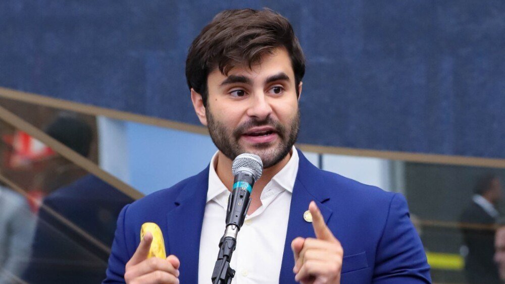 O PT oficializou a candidatura de Pedro Rousseff, sobrinho de Dilma, à Câmara dos Deputados por Minas Gerais, com uma missão declarada: defender Lula e atacar o bolsonarismo, em especial Nikolas Ferreira. Não é qualquer candidatura: é um projeto pensado, calculado e montado para usar o peso do sobrenome Rousseff e tentar frear o avanço conservador em Minas. Pedro Rousseff foi o vereador mais votado da história do PT em Belo Horizonte e já virou vice-presidente estadual do partido. Agora, o plano é claro: transformá-lo em vitrine nacional da nova geração petista, mirando diretamente o público jovem e as redes sociais. E o próprio Pedro não esconde o objetivo. Ele diz que foi uma “convocação do presidente Lula e da militância” e solta a frase que escancara a estratégia: “Eu posso falar coisas que o presidente Lula simplesmente não pode”. Quem Lula quer calar com Pedro Rousseff? A direita, especialmente Nikolas Ferreira e o bolsonarismo mineiro. Por que o PT insiste no sobrenome Rousseff? Porque aposta na memória de poder e na militância fiel de Dilma. Isso é renovação ou velha tática reciclada? É a velha tática de usar família e símbolo para manter o projeto no poder. Pedro Rousseff vai enfrentar quem diretamente em Minas? O alvo central é Nikolas Ferreira, hoje o principal nome conservador do estado. O que o PT quer com os jovens mineiros? Virar a chave da opinião pública jovem e dominar o debate nas redes. Lula está terceirizando o ataque à direita? Sim, Pedro admite que falará o que Lula não pode dizer abertamente. Essa candidatura é só mais uma qualquer? Não, é peça estratégica para puxar votos e fortalecer a bancada do PT. O PT está com medo do crescimento conservador? Os movimentos mostram preocupação clara com a força do bolsonarismo em Minas. Nikolas Ferreira deve se preocupar agora? Sim, o PT montou um nome específico para tentar enfrentá-lo diretamente. O eleitor mineiro vai cair nessa estratégia? Vai depender se ele aceita mais do mesmo ou prefere manter o avanço conservador. O próprio partido admite: Pedro Rousseff foi estruturado para ser o contraponto direto a Nikolas Ferreira. Ou seja, não é sobre representar Minas, é sobre travar uma guerra ideológica contra a direita. Enquanto a esquerda fala em “democracia” e “tolerância”, monta um candidato com a missão de rotular conservadores como “figuras nefastas do bolsonarismo”. A narrativa é a mesma de sempre: demonizar quem pensa diferente. O discurso de Pedro Rousseff é combativo, mas também revela a velha arrogância petista. Quando ele diz que foi convocado para enfrentar as “figuras mais nefastas do bolsonarismo”, deixa claro que, para o PT, metade do país é inimiga. Não há diálogo, só ataque. E, mais uma vez, o partido usa a máquina, a estrutura e o peso do sobrenome para tentar calar vozes conservadoras que cresceram sem depender de governo, fundo partidário ou aparelhamento. Enquanto isso, Nikolas Ferreira cresceu falando diretamente com o povo, sem herança política, sem ser “sobrinho de ex-presidente”. Já Pedro Rousseff chega embalado pela militância, pela estrutura do PT e pela benção de Lula. A pergunta que fica é: o eleitor mineiro quer mais um representante do projeto de poder petista ou alguém que enfrente esse sistema? O PT fala em “nova geração”, mas a estratégia é velha: usar parentesco, vitimização e guerra ideológica para tentar segurar o avanço conservador. A diferença é que agora eles admitem, sem vergonha, que precisam de alguém para dizer o que Lula não pode. Ou seja: o ataque será pesado, a narrativa será radical e o alvo é claro – a direita que não se curva ao sistema. Em ano decisivo, Minas vira campo de batalha. De um lado, Nikolas Ferreira, símbolo da resistência conservadora. Do outro, Pedro Rousseff, aposta direta de Lula e do PT para tentar virar o jogo na marra. O eleitor vai ter que escolher de que lado está nessa disputa que, mais do que local, é nacional.
