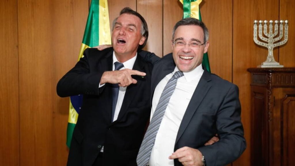 A notícia é direta: André Mendonça, ministro do STF indicado por Jair Bolsonaro, autorizou a abertura de inquérito da Polícia Federal para investigar movimentações financeiras ligadas ao senador Flávio Bolsonaro em torno do filme “Dark Horse”, sobre o ex-presidente. A PF pediu, a PGR concordou, e Mendonça teve que assinar. É aqui que começa o incômodo: por que isso acontece agora, com esse caso específico, e com esse timing político? PF SEGUE O DIN... A Polícia Federal quer rastrear cerca de R$ 61 milhões ligados ao empresário Daniel Vorcaro, supostamente conectados ao projeto do filme sobre Bolsonaro. A suspeita: parte desse dinheiro poderia ter sido usada para bancar Eduardo Bolsonaro nos EUA e até uma mansão comprada lá. Muita gente pergunta: "Por que só mexem com Bolsonaro agora?". A resposta é simples: porque o sistema sabe que qualquer coisa ligada ao nome Bolsonaro vira munição política, manchete e narrativa pronta. Quando o alvo é a direita, tudo anda rápido, tudo vira escândalo, tudo ganha holofote. Outra dúvida explode: "Cadê investigação igual pra esquerda inteira?". É exatamente esse o ponto que revolta o público conservador. Quando o assunto é PT, aliados de Lula, esquemas antigos de corrupção, dinheiro público evaporado, a conversa muda de tom, o ritmo desacelera, o cuidado aumenta. Com a direita, a lógica é inversa: qualquer rastro vira tempestade. STF MUDA O JOG... André Mendonça ficou conhecido como o ministro "terrivelmente evangélico" indicado por Bolsonaro. Agora, está sendo vendido pela esquerda como o homem que "teve que se mexer" contra o filho do ex-presidente. Mas o que isso revela de verdade? A pergunta que ecoa é: "André Mendonça está livre ou acuado?". Ele não tinha muita margem para negar um pedido da PF chancelado pela PGR. Se recusasse, seria massacrado como "protetor da família Bolsonaro". Se aceitasse, seria usado como troféu pela esquerda para dizer: "Até o ministro de Bolsonaro autorizou". Ou seja: qualquer escolha viraria arma política. Outra questão incômoda: "Quem controla o ritmo dessas investigações?". A resposta passa por PF, PGR, STF e, claro, pelo clima político do momento. Quando interessa ao establishment, tudo se alinha. Quando não interessa, tudo emperra. FLÁVIO NO OLHO DO... Flávio Bolsonaro volta ao centro do furacão. Já foi alvo de narrativas sobre rachadinhas, já virou símbolo de ataque à família Bolsonaro, e agora reaparece ligado a um suposto esquema de financiamento de filme. O público pergunta: "Querem atingir o pai pelo filho?". Sim, porque o objetivo final nunca é só Flávio. É desgastar Jair Bolsonaro, manter o nome dele associado a suspeitas, investigações, manchetes negativas, mesmo sem condenação. É guerra de desgaste, não de justiça. Outra pergunta inevitável: "Por que filme sobre Bolsonaro incomoda tanto?". Porque contar a história de Bolsonaro fora do filtro da esquerda é algo que o sistema não suporta. Um filme que mostre o outro lado, que fuja da cartilha progressista, vira alvo automático de desconfiança, investigação e tentativa de desmoralização. ESQUERDA TREME COM NOV... A esquerda tenta vender esse inquérito como prova de que "as instituições funcionam". Mas o que muita gente quer saber é: "Instituições funcionam igual pra todos?". A resposta, na prática, é não. A seletividade salta aos olhos. Quando o dinheiro suspeito envolve bancos, empresários amigos do poder, ONGs ligadas à pauta progressista ou esquemas antigos de governos petistas, o discurso muda. Aí é "complexo", "delicado", "precisa de tempo". Quando o sobrenome é Bolsonaro, é tudo pra ontem. Outra dúvida que cresce: "Quem ganha se Bolsonaro for queimado de vez?". Ganha o projeto de poder que precisa eliminar qualquer liderança de direita com força popular. Ganha quem teme 2026. Ganha quem precisa manter o medo de Bolsonaro vivo para justificar controle, censura e perseguição disfarçada de "defesa da democracia". DINHEIRO EM FILME VI... O caso do filme "Dark Horse" abre outra frente de questionamento: "Por que só agora esse dinheiro virou problema?". Se há suspeita real, que se investigue. Mas por que a mesma energia não aparece quando o dinheiro vai para produções culturais militantes, bancadas com milhões via Lei Rouanet, que ninguém sabe direito pra onde foram? Outra pergunta que não cala: "Quem decide qual arte pode e qual não pode?". Quando é filme, peça ou série alinhada à esquerda, é "expressão cultural". Quando é algo ligado à direita, vira "suspeita", "perigo", "ameaça". A régua muda conforme o lado. SISTEMA NÃO ESPERAVA ES... No fim, o que esse inquérito escancara é o jogo de forças. André Mendonça foi colocado contra a parede. A PF pediu, a PGR apoiou, a pressão institucional veio pesada. Ele autorizou. Agora, a esquerda tenta usar isso para dizer: "Até o ministro de Bolsonaro está deixando a família sem proteção". E aí surge outra pergunta: "Direita vai assistir calada?". Não deveria. É hora de cobrar isonomia, de exigir que o mesmo rigor usado contra Bolsonaro seja aplicado a todos. É hora de perguntar, alto: "Por que só um lado paga essa conta?". E, por fim, a pergunta que resume o sentimento de cansaço: "Até quando esse jogo contra a direita?". Enquanto a pressão for seletiva, enquanto a justiça parecer mais política do que jurídica, o país segue dividido, desconfiado e exausto. Esse caso do inquérito sobre Flávio, o filme e os milhões não é só sobre um processo. É sobre quem manda no Brasil, quem escolhe os alvos e quem está disposto a usar cada investigação como arma para manter a direita na defensiva. E você, vai fingir que não está vendo ou vai começar a questionar quem realmente está puxando as cordas por trás desse espetáculo?