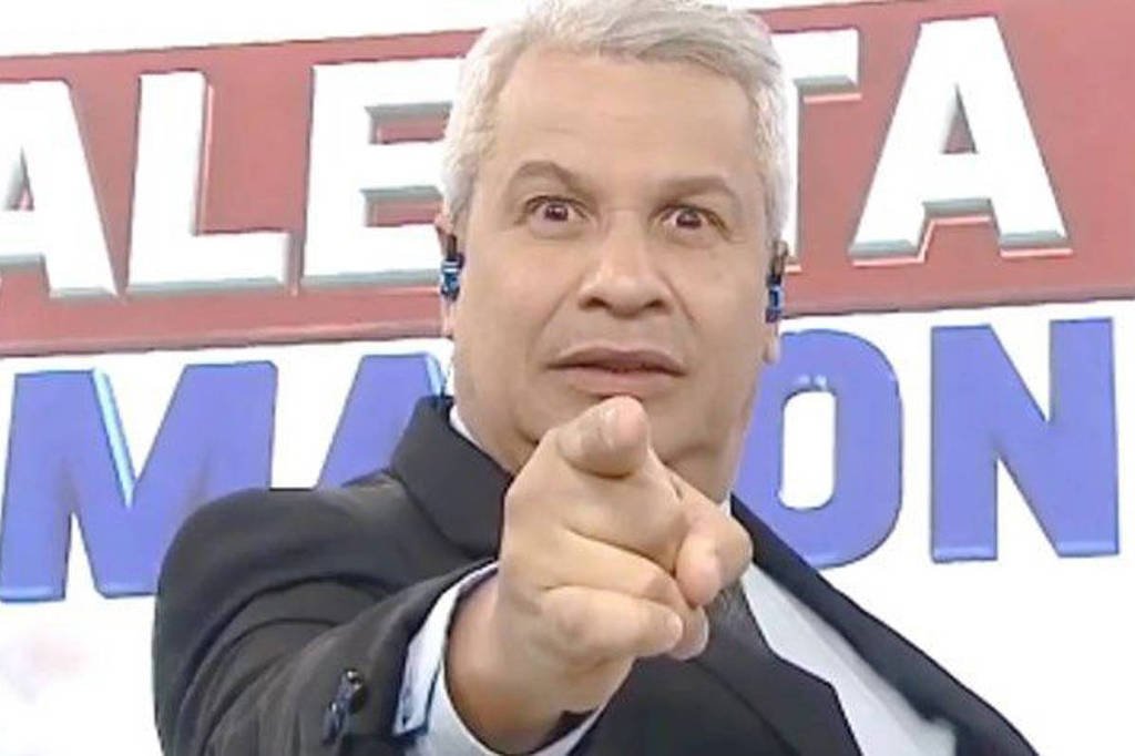 O Tribunal Regional Federal da 4ª Região decidiu: Sikêra Jr. e RedeTV! vão pagar R$ 300 mil por danos morais coletivos à população LGBTQIA+ por causa de um conteúdo que associou gays à pedofilia em um programa de TV. Não cabe mais recurso. Acabou. A conta chegou e está fechada na segunda instância federal. A condenação atinge diretamente o apresentador e a emissora que colocou o conteúdo no ar. O TRF-4 entendeu que houve ofensa à coletividade LGBTQIA+, e por isso fixou a indenização como dano moral coletivo. Ou seja, não é um processo individual, é uma decisão que atinge um grupo inteiro, com impacto nacional. E aí começa a pergunta que não quer calar: até onde vai a liberdade de expressão no Brasil hoje? Primeira pergunta: liberdade de expressão acabou hoje? Resposta direta: não acabou formalmente, mas cada nova condenação pesada por fala polêmica aumenta o medo de falar, principalmente para quem tem posição conservadora e aparece em rede nacional. Segunda pergunta: só conservador paga essa conta? Resposta direta: na prática, quem mais sente o peso são comunicadores de direita, enquanto figuras de esquerda, artistas e militantes que atacam cristãos, conservadores e família tradicional raramente enfrentam condenações desse tamanho. Terceira pergunta: por que a RedeTV! entrou nisso? Resposta direta: porque a Justiça entendeu que não é só quem fala, mas também quem transmite. A emissora foi responsabilizada por veicular o conteúdo, ampliando o alcance da decisão e o recado para todo o setor de comunicação. Quarta pergunta: isso vira efeito-mordaça geral? Resposta direta: o risco é real. Quando um tribunal fixa uma multa alta, sem possibilidade de recurso, por opinião ou comentário em programa, muitos comunicadores passam a se autocensurar para não enfrentar o mesmo tipo de processo. Quinta pergunta: crítica virou crime de opinião? Resposta direta: o tribunal não chamou de crime, mas tratou como dano moral coletivo. Na prática, o resultado é parecido: punição pesada, exposição pública e recado claro de que certos temas não podem ser tocados de forma alguma. Sexta pergunta: e quando atacam cristãos em TV aberta? Resposta direta: quase nunca vira manchete de condenação milionária. A sensação de quem é conservador é de que existe dois pesos e duas medidas: um para quem segue a cartilha progressista, outro para quem confronta essas pautas. Sétima pergunta: decisão sem recurso é normal assim? Resposta direta: em alguns casos, sim, quando se esgotam as possibilidades dentro daquela instância. Aqui, o recado é ainda mais forte: não tem mais discussão, não tem mais debate jurídico, só cumprir e pagar. Oitava pergunta: isso muda o jornalismo de opinião? Resposta direta: muda muito. Apresentadores, comentaristas e emissoras vão pensar duas, três vezes antes de tocar em temas ligados a sexualidade, ideologia de gênero e militância identitária, com medo de nova condenação. Nona pergunta: quem define o que é ofensa coletiva? Resposta direta: hoje, quem define é o Judiciário, caso a caso. E é aí que entra a crítica: quando juízes passam a arbitrar o limite do discurso, o risco de ativismo judicial e de decisões ideológicas aumenta. Décima pergunta: estamos diante de justiça ou militância? Resposta direta: para a esquerda, é justiça histórica; para boa parte do público conservador, é mais um passo de um sistema que pune quem não se curva ao discurso oficial e transforma tribunais em fiscais de pensamento. O fato é simples e grave: um apresentador conhecido por seu estilo duro, com críticas à pauta progressista, é condenado junto com a emissora em que trabalha, em decisão definitiva, por fala considerada ofensiva a um grupo específico. Enquanto isso, ataques diários à fé cristã, à família tradicional e à direita seguem passando quase sempre em branco. Até quando esse padrão de seletividade vai continuar? Até quando tribunais vão atuar como árbitros do que pode ou não ser dito em rede nacional? Até quando comunicadores conservadores vão ser os únicos a pagar essa conta? O caso Sikêra Jr. e RedeTV! não é só sobre um programa de TV. É sobre o rumo da liberdade de expressão no Brasil, sobre o peso da militância identitária dentro das instituições e sobre o medo crescente de falar qualquer coisa que desagrade a narrativa oficial. E isso, goste-se ou não de Sikêra, deveria preocupar qualquer pessoa que ainda acredita em debate aberto e em imprensa sem coleira.