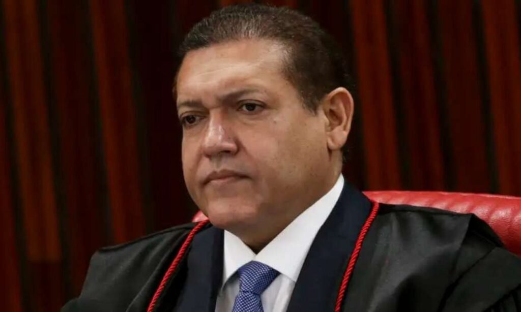 Kassio Nunes Marques acaba de atingir em cheio a estratégia da esquerda para controlar a eleição via censura tecnológica. O presidente do TSE afirmou ao Estadão que o uso de Inteligência Artificial em campanhas eleitorais é permitido pela legislação, desde que não seja usado para atacar ou causar prejuízo a candidatos ou qualquer pessoa. Ou seja: o simples uso da ferramenta não é irregular. Por que isso explode a narrativa da esquerda? Porque a fala vem exatamente um dia depois da convenção do PL, que oficializou Flávio Bolsonaro candidato à Presidência e exibiu um vídeo em IA com imagem e voz de Jair Bolsonaro declarando apoio ao filho, tudo claramente identificado como conteúdo artificial. A pergunta que muitos fazem é: tentativa de censura acabou agora? Resposta direta: não acabou, mas ficou muito mais difícil transformar qualquer uso de IA pela direita em “crime eleitoral” automático. O TSE terá de olhar o conteúdo, não a ferramenta. Outra dúvida é: esquerda perdeu novo instrumento? Resposta: perdeu um atalho. A ideia de demonizar a IA para enquadrar só um lado, especialmente o campo conservador, tomou um golpe forte com a fala pública do presidente do TSE. Muita gente pergunta: vão proibir só a direita? Resposta: com essa declaração, fica bem mais complicado justificar perseguição seletiva. Se a IA é aceita em tese, o critério passa a ser o abuso real, não o rótulo da tecnologia. Outra questão é: Lula contava com isso? Resposta: a esquerda vinha construindo o discurso do “perigo da IA” para pressionar o Judiciário a agir de forma dura, principalmente contra conteúdos ligados ao bolsonarismo. Agora, o próprio TSE reconhece que IA não é ilícita por natureza. O que muda para Bolsonaro agora? Resposta: o campo conservador ganha fôlego para inovar na comunicação, desde que deixe claro quando o conteúdo é artificial e não use a tecnologia para inventar fatos ou distorcer a realidade com potencial de desequilibrar o pleito. Muitos se perguntam: TSE vai recuar depois? Resposta: o ministro deixou claro que o caso específico do vídeo de Bolsonaro ainda será analisado, mas a linha geral já foi traçada: IA faz parte da rotina do próprio Judiciário e não pode ser tratada como algo proibido em bloco. Outra pergunta é: censura digital perdeu força? Resposta: a tentativa de usar qualquer pretexto tecnológico para calar vozes conservadoras sofre um revés. Agora, será preciso provar manipulação grave, mentira notória ou dano real ao equilíbrio da eleição. O eleitor quer saber: vão seguir dois pesos? Resposta: a pressão popular aumenta. Se a regra vale para todos, não dá mais para fingir que só a direita “abusa” da tecnologia enquanto a esquerda usa máquina pública, narrativas oficiais e militância digital sem ser incomodada. E muitos questionam: STF vai interferir nisso? Resposta: é possível que o tema ainda chegue ao Supremo, mas a posição inicial do TSE, pela boca de seu presidente, cria um parâmetro importante e dificulta aventuras autoritárias travestidas de proteção ao eleitor. Por fim, a grande dúvida: democracia aguenta tanta hipocrisia? Resposta: o recado de Nunes Marques aponta para um caminho mais equilibrado. Se for mantido, pode frear o uso político da Justiça Eleitoral contra um lado específico e expor, de vez, a incoerência de quem grita “fake news” só quando é conveniente. Enquanto isso, o que fica claro é que a esquerda perdeu mais um discurso pronto. A tecnologia que ela queria usar como desculpa para censura agora é reconhecida como ferramenta legítima, desde que usada com responsabilidade. E, mais uma vez, quem tenta controlar tudo pela força do Estado descobre que não é tão simples calar metade do país.