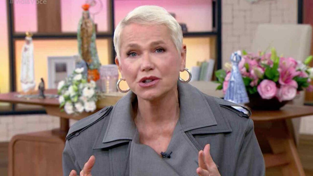 Xuxa decidiu falar. Em vez de pedir desculpa, ela agradeceu aos haters e deixou claro: não vai levantar bandeira política em seus shows. Num momento em que quase todo artista é cobrado para virar militante de esquerda em cima do palco, a Rainha dos Baixinhos escolhe outra rota: entretenimento, música e nostalgia, sem palanque. E isso expõe uma ferida que muita gente finge não ver. Por que tanto artista precisa repetir o mesmo discurso político em todo show? Por que quem não entra na cartilha vira alvo imediato de ataque organizado? Pressão em cima Xuxa explicou que não quer transformar seus shows em comício. Ela sabe que o público paga caro para se divertir, não para ouvir sermão ideológico. E, mesmo assim, é atacada. Quem ganha com essa patrulha política em tudo? Quem lucra com a divisão eterna? Cansados de palanque O recado é simples: as pessoas estão exaustas de ver política partidária em tudo. Até em show infantil, em festival, em novela, em programa de auditório. Até quando vão tentar transformar qualquer palco em extensão de partido? Militância perdeu espaço Quando uma artista do tamanho da Xuxa diz que não vai levantar bandeira política, ela mexe com a narrativa dominante. A esquerda adora cobrar "posicionamento" – desde que seja o posicionamento certo, alinhado ao discurso deles. E quem não segue o script? Vira alvo, é chamado de omisso, cancelado. Isso é liberdade ou é coerção disfarçada? Artista ou cabo Xuxa deixa claro que não quer ser cabo eleitoral de ninguém. Ela não nega ter opiniões, mas recusa transformar cada apresentação em ato político. Não é exatamente isso que muita gente vem pedindo há anos? Que artista volte a ser artista, e não panfleto ambulante? Dois pesos claros Curioso como a cobrança é seletiva. Quando é militância de esquerda, tudo é lindo, "resistência", "coragem". Quando alguém decide ficar fora do jogo, vira alvo de ódio. Onde está o respeito à diversidade de pensamento? Onde está a tal tolerância que tanto pregam? Público já acordou No fim, Xuxa só verbalizou o que milhões sentem: chega de doutrinação disfarçada de entretenimento. O público quer escolher em quem votar, o que pensar, sem ser empurrado para um lado por artista, influencer ou celebridade. E aí surgem as perguntas que ecoam em quem lê essa notícia: Por que tanto ódio gratuito? Quem ganha com essa polarização eterna? Até quando vão patrulhar artistas? Onde fica a liberdade de expressão? Por que só um lado pode falar? Quem tem medo de opinião diferente? O público não merece respeito? Show é lugar de política? Por que atacam quem se cala? Quem lucra com essa pressão? Por que tanto ódio gratuito? Porque quem controla a narrativa não aceita que uma figura popular fuja da cartilha e prove que é possível ter sucesso sem repetir o discurso oficial. Quem ganha com essa polarização eterna? Ganha quem vive de dividir o país em dois lados, mantendo a população distraída enquanto a classe política segue intocável. Até quando vão patrulhar artistas? Enquanto o público não reagir com força, deixando claro que não aceita mais pagar ingresso para ser doutrinado em vez de se divertir. Onde fica a liberdade de expressão? Fica sufocada quando só é considerada "correta" a opinião que agrada a militância organizada e os formadores de opinião de esquerda. Por que só um lado pode falar? Porque construíram, ao longo de anos, um monopólio cultural em que qualquer voz fora da bolha é tratada como inimiga. Quem tem medo de opinião diferente? Tem medo quem sabe que, se o debate for realmente aberto, a hegemonia ideológica cai e o público começa a questionar tudo. O público não merece respeito? Merece, e é justamente por respeito que muitos não querem mais ser usados como plateia de comício disfarçado de show. Show é lugar de política? Pode até ser, se o artista quiser, mas o público tem todo direito de rejeitar e preferir quem entrega arte, não panfleto. Por que atacam quem se cala? Porque o silêncio de alguém grande como Xuxa mostra que é possível não entrar no jogo, e isso enfraquece a pressão da militância. Quem lucra com essa pressão? Lucra quem usa artistas como megafone de projeto ideológico, transformando cultura em ferramenta de poder, não em espaço de liberdade.
