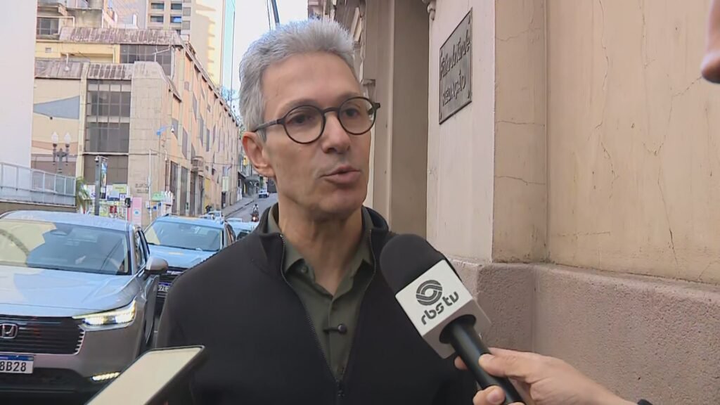 Romeu Zema foi direto ao ponto no Rio Grande do Sul: enquanto os Estados Unidos metem tarifa em cima de produtos brasileiros, Lula ficou quieto. Não é análise fria, é constatação incômoda. O tarifaço de 12,5% em cima de exportações brasileiras começou a valer, somado a outra tarifa de 25%, e o governo que vive de discurso “soberano” simplesmente engoliu calado. Por que Lula ficou quieto agora? A resposta que Zema coloca na mesa é simples e explosiva: o governo preferiu se abraçar com Venezuela, Cuba e Irã, bater boca com o dólar e posar de antiamericano, em vez de proteger o produtor brasileiro, o emprego brasileiro e o exportador brasileiro. Quando a conta chegou, veio em forma de tarifa dos EUA – segundo maior parceiro comercial do país. Por que o Brasil apanha e não reage? Zema aponta o óbvio que muita gente finge não ver: quando o Planalto resolve brincar de ideologia externa, quem paga é o agronegócio, a indústria, o trabalhador. A investigação americana concluiu que o Brasil e outros países não fiscalizam direito mercadorias ligadas a trabalho forçado. Em vez de ir pra cima, negociar duro e defender o país, o governo preferiu o silêncio constrangedor. Por que a esquerda ataca EUA e protege ditaduras? Essa é a pergunta que ecoa em quem vê Lula afagar regimes como Venezuela, Cuba e Irã, mas tratar os Estados Unidos como vilão permanente. Zema desmonta essa narrativa “anti-imperialista” na prática: se você transforma o segundo maior parceiro comercial em inimigo ideológico, não reclame quando vier tarifa, barreira e perda de mercado. O discurso bonito cai na primeira pancada da realidade. Por que o produtor brasileiro está tão desamparado? Porque, na visão de Zema, o governo prefere fazer palanque ideológico do que diplomacia séria. Em vez de construir pontes com quem compra do Brasil, o Planalto gasta energia defendendo amigos ideológicos e atacando a moeda que rege o comércio mundial. Quando Lula resolveu questionar o dólar, parecia bravata para militância. Agora, com tarifaço, a bravata virou prejuízo. Por que ninguém fala da conta pros estados? Zema aproveitou o palco gaúcho para cutucar outro ponto sensível: a dívida do Rio Grande do Sul com a União. Ele comparou com Minas Gerais e foi direto – os juros cobrados pelo governo federal são insustentáveis. Enquanto Brasília posa de salvadora, estados que carregam a economia nas costas são sufocados por uma conta que não fecha. Por que o RS paga juros “de agiota oficial”? A crítica é dura: o mesmo governo que fala em “cuidar dos mais pobres” aperta o pescoço de estados exportadores com taxas que inviabilizam investimento, infraestrutura e competitividade. Zema defende renegociação real, não maquiagem. Se o Brasil quer enfrentar tarifa externa, precisa parar de sangrar quem produz aqui dentro. Por que a Petrobras virou vaca sagrada da esquerda? Outro ponto em que Zema não aliviou foi a Petrobras. Em vez de repetir o mantra “não privatiza nada”, ele foi além: “Nós vamos fatiar a Petrobras para que haja concorrência”. A crítica é clara ao monopólio que a esquerda protege há décadas. Monopólio estatal, na prática, significa combustível caro, pouca concorrência e consumidor refém. Por que ninguém mexe no monopólio da Petrobras? Porque é confortável para o sistema. A estatal gigante serve de cabide, de narrativa e de poder político. Zema propõe quebrar esse esquema: dividir a empresa, abrir espaço para concorrência real e, com isso, atacar o preço dos combustíveis pela raiz. Não é discurso fácil, é mexer num totem sagrado do petismo. Por que a esquerda teme concorrência e ficha limpa? Na corrida presidencial, Zema já avisou: quer vice ficha limpa e alianças com partidos sem candidato próprio. Em tempos de condenados reabilitados e velhos caciques ressuscitados, falar em ficha limpa é cutucar diretamente o histórico da velha política – justamente a turma que hoje posa de guardiã da democracia. Por que o tarifaço expõe a hipocrisia do discurso? Porque mostra o abismo entre o que o governo fala e o que faz. Lula vende a imagem de grande articulador internacional, mas, na hora em que o Brasil é acusado de práticas desleais e punido com tarifa pesada, o que se vê é passividade. Zema aproveita esse vácuo e ocupa o espaço: fala com empresários, com o agro, com quem exporta e com quem sente no bolso. Por que o Brasil aceita ser humilhado lá fora? Essa é a pergunta que fica no ar. Enquanto o Planalto insiste em posar de líder do “Sul global” e amigo de ditaduras, o país perde mercado, paga tarifa e vê seus estados sufocados por juros federais. Zema, ao jogar tudo isso no ventilador, não está apenas criticando Lula – está dizendo o que muita gente pensa e não vê ninguém em Brasília ter coragem de falar em voz alta.