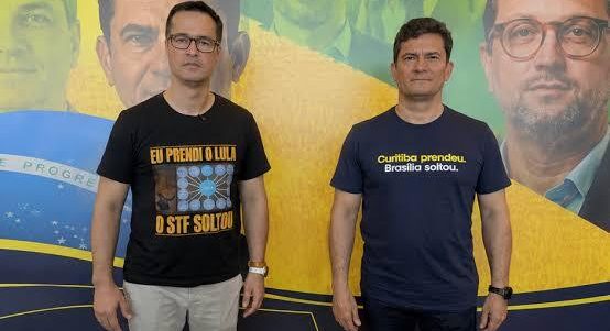 O fato central é direto: o CNJ decidiu punir a juíza Gabriela Hardt por causa do acordo da fundação ligado à Lava Jato, enquanto Deltan Dallagnol e Sergio Moro seguem sem qualquer punição criminal pelo mesmo episódio. Quem foi atingido de verdade? Justamente a magistrada que assumiu a 13ª Vara de Curitiba depois da saída de Moro, no auge do combate à corrupção que incomodou profundamente o sistema político, especialmente o PT. Por que só ela paga a conta? Porque a decisão administrativa do CNJ recaiu apenas sobre Gabriela Hardt, tratando sua homologação do acordo como falta funcional, enquanto os demais envolvidos seguem sem responsabilização equivalente. O que exatamente o CNJ decidiu? O CNJ aplicou punição administrativa à juíza por ter referendado o plano de criação de uma fundação privada com recursos ligados à Petrobras, entendendo que ela agiu de forma inadequada no processo. Quem idealizou a tal fundação polêmica? A ideia partiu de Deltan Dallagnol, então chefe da força-tarefa da Lava Jato em Curitiba, que tentou direcionar recursos de acordos envolvendo a Petrobras para uma entidade privada. Por que o STF barrou a fundação? A então procuradora-geral Raquel Dodge levou o caso ao Supremo, e Alexandre de Moraes determinou que a fundação não fosse criada, interrompendo o plano antes de sair do papel. Se o STF barrou, houve irregularidade grave? O próprio fato de o Supremo intervir e impedir a criação da fundação mostra que o plano foi visto como algo incompatível com o interesse público e com a gestão correta de recursos da Petrobras. Por que Dallagnol não foi punido criminalmente? Apesar de ter perdido o mandato de deputado por decisão do TSE, a tentativa de criar a fundação não resultou em condenação criminal nem em punição disciplinar efetiva dentro do Ministério Público. Moro sabia do plano da fundação? Relatório de delegado da Polícia Federal enviado ao CNJ em 2024 aponta que Sergio Moro acompanhava a evolução do projeto de Dallagnol e participava do conluio, mas até agora isso não se traduziu em punição criminal. Por que só Gabriela Hardt virou alvo direto? Ela era a juíza substituta, herdou a 13ª Vara depois da saída de Moro para o governo Bolsonaro e acabou sendo o elo mais fraco, responsabilizada por ter homologado o acordo que outros articularam. Isso mostra perseguição à Lava Jato? O resultado prático é claro: quem se expôs na linha de frente contra a corrupção ligada à Petrobras e ao sistema político está sendo enquadrado, enquanto os grandes nomes são preservados ou tratados com muito mais cuidado. Onde entra o discurso da esquerda nisso? A mesma esquerda que chamava a Lava Jato de espetáculo midiático agora comemora cada punição a quem participou da operação, mas não cobra com a mesma força a responsabilização de quem idealizou o plano da fundação. Por que o tratamento é tão desigual? Porque o sistema jurídico e político parece mais interessado em desmontar o legado da Lava Jato do que em aplicar o mesmo rigor a todos os envolvidos, especialmente quando isso atinge figuras que enfrentaram o PT. Isso afeta a confiança na Justiça? Sim, o recado que fica para o cidadão comum é de cansaço e descrença: quando se trata de Lava Jato, a régua muda, a seletividade aparece e a sensação é de que a blindagem vale para alguns, mas não para todos. No fim, o que sobra é a impressão de que o sistema se reorganizou para punir símbolos da Lava Jato, reescrever a narrativa da luta contra a corrupção e transformar quem enfrentou o poder em exemplo negativo, enquanto os verdadeiros articuladores seguem circulando com muito mais proteção do que explicação.