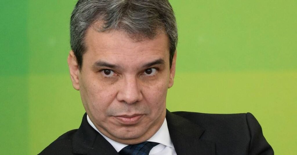 Quem acompanha a política brasileira já percebeu que, quando o assunto envolve a família Lula, o clima em Brasília muda na hora. Conversas em reservado, recados atravessados, vazamentos “oportunos” e uma pressa enorme para enquadrar qualquer um que possa atrapalhar o projeto de poder da esquerda. Dessa vez, o alvo não é um político de direita, não é bolsonarista, não é “extremista”. É um ministro do próprio STF, André Mendonça, que ousou relatar inquéritos que atingem diretamente Fábio Luís, o Lulinha, investigado por tráfico de influência e venda de prestígio dentro do governo. Por que tanto medo de Mendonça? Porque ele não é do time que a esquerda controla com tanta facilidade. E isso, às vésperas da eleição, vira problema para quem sempre falou em “instituições funcionando” enquanto blindava aliados. Quem está com medo agora? Setores do STF e do governo, incomodados com a PF quando ela chega perto demais de Lulinha e de temas explosivos como o escândalo bilionário no INSS e o caso Master. Quem manda na Polícia Federal hoje? Lula e seu entorno político. A própria reportagem mostra juízes do STF reclamando a Lula da “apatia” do ministro da Justiça, Wellington Lima e Silva, por não controlar a PF do jeito que eles gostariam. Ou seja, cobram mais interferência política justamente em quem vive acusando a direita de “aparelhamento”. Quem está sendo protegido de verdade? A família Lula e figuras do alto Judiciário. Enquanto isso, o diretor-geral da PF, Andrei Rodrigues, é criticado por ter enviado relatório com achados envolvendo o ministro Dias Toffoli e o ex-dono do Banco Master, Daniel Vorcaro, caso que inclui aportes milionários em resort ligado à família de Toffoli, sem explicações convincentes até hoje. Por que querem tirar Mendonça do caso? Para evitar decisões independentes. Foram pelo menos três tentativas de tirar de André Mendonça os inquéritos que envolvem Lulinha. Na terceira, uma investigação foi parar justamente nas mãos de Flávio Dino, ex-chefe da PF e aliado de Lula. Até quando essa seletividade? Enquanto a direita é perseguida, censurada e criminalizada, a esquerda se movimenta nos bastidores para blindar seus nomes mais sensíveis. E quando um ministro do próprio STF não se dobra totalmente ao jogo, vira alvo de vazamentos, teorias conspiratórias e pressão direta sobre o presidente. No fim, a pergunta que fica é simples: quem tem tanto medo assim da verdade sobre Lulinha, Toffoli e os negócios que ninguém quer explicar?