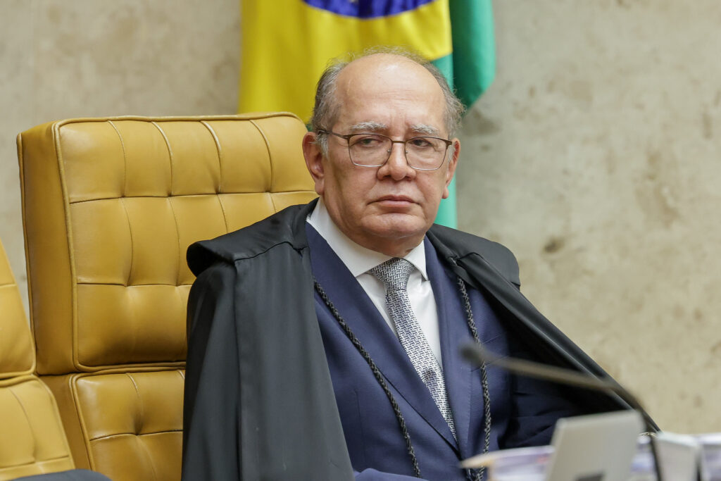 Gilmar Mendes respondeu atravessado ao vice de Flávio Bolsonaro e, ao mesmo tempo, manteve nas mãos o controle total de um procedimento que a própria Polícia Federal já pediu para investigar. O ministro do STF disse simplesmente "não conheço" ao ser questionado sobre Alfredo Gaspar, justamente o homem que ele analisa em um pedido de providências preliminares sobre acusação de estupro de vulnerável. Quem é Alfredo Gaspar na disputa? Ele é deputado do PL de Alagoas, agora candidato a vice-presidente na chapa de Flávio Bolsonaro em 2026. Ou seja, um nome ligado à direita, que entrou de vez no alvo da máquina política da esquerda. Por que o caso foi parar no STF? Porque a Polícia Federal pediu autorização para investigar após uma notícia-crime apresentada por Lindbergh Farias, do PT, e pela senadora Soraya Thronicke. Dois nomes que já mostraram, em outras ocasiões, forte oposição ao bolsonarismo. Pergunta 1: Quem levou caso ao STF? Foram Lindbergh Farias e Soraya Thronicke, com notícia-crime contra Gaspar. Pergunta 2: A PF pediu investigação formal? Sim, a Polícia Federal pediu em abril autorização para investigar o caso. Pergunta 3: Já existe inquérito aberto oficialmente? Não, até agora não há inquérito formal aberto contra Alfredo Gaspar. Pergunta 4: O que Gilmar analisa exatamente? Ele analisa um pedido de providências preliminares enviado pela PGR. Pergunta 5: A PGR pediu novas diligências? Sim, a Procuradoria-Geral da República solicitou diligências adicionais ao STF. Pergunta 6: Lindbergh e Soraya foram acionados? Foram, Gilmar deu prazo de 15 dias para mais informações. Pergunta 7: Gaspar nega o crime acusado? Nega totalmente e diz que o caso envolve um primo, não ele. Pergunta 8: Há exame de DNA solicitado por Gaspar? Sim, ele afirma já ter fornecido material para exame de DNA. Pergunta 9: O caso impacta a eleição 2026? Sim, a escolha dele como vice recolocou o procedimento no centro político. Pergunta 10: Gilmar decidiu acelerar ou segurar? Ele afirma que ainda está na fase preliminar, sem abrir inquérito. O contraste salta aos olhos: a PF pede para investigar, a PGR se manifesta, o próprio acusado diz querer rapidez, oferece material para DNA e cobra celeridade, mas o ritmo continua ditado pelo STF, em uma etapa "preliminar" que parece não acabar nunca. Enquanto isso, a frase "não conheço" soa como ironia para quem acompanha a política brasileira. Como um ministro que é relator de um caso tão sensível, com impacto direto na disputa presidencial, diz que não conhece o principal envolvido? O público conservador olha e vê o velho filme: quando é alguém ligado à direita, qualquer acusação vira manchete, mas o andamento real do processo fica nas mãos de um ministro que já protagonizou embates com o bolsonarismo. A acusação nasceu de parlamentares de esquerda e de uma ex-aliada que hoje faz oposição, exatamente no momento em que a direita se organiza para 2026. A narrativa é conhecida: manchar a imagem, levantar suspeitas graves, jogar o nome na lama, mesmo antes de existir inquérito formal. Se depois nada se comprovar, o estrago eleitoral já terá sido feito. Ao mesmo tempo, Gaspar faz o que a esquerda sempre diz que quer: pede investigação, pede rapidez, entrega material para exame, cobra decisão. E o que acontece? O processo fica parado em "providências preliminares". Onde está a tal pressa pela verdade que tanto cobram quando o alvo é alguém da esquerda? O caso escancara a sensação de dois pesos e duas medidas. Quando interessa, o STF age em velocidade recorde. Quando envolve um vice de Flávio Bolsonaro, tudo vira etapa técnica, parecer, diligência, prazo para mais informações. O brasileiro comum olha para isso e se pergunta até quando a Justiça será usada como arma política em plena corrida eleitoral. No fim, o que deveria ser simples vira novela: ou há elementos para abrir inquérito e investigar logo, ou não há e o caso é arquivado. O que não dá é manter o processo em banho-maria enquanto a esquerda explora politicamente a acusação e o STF controla o tempo do jogo. É exatamente esse tipo de seletividade que faz tanta gente perder a confiança nas instituições e enxergar perseguição política contra qualquer nome ligado ao campo conservador.