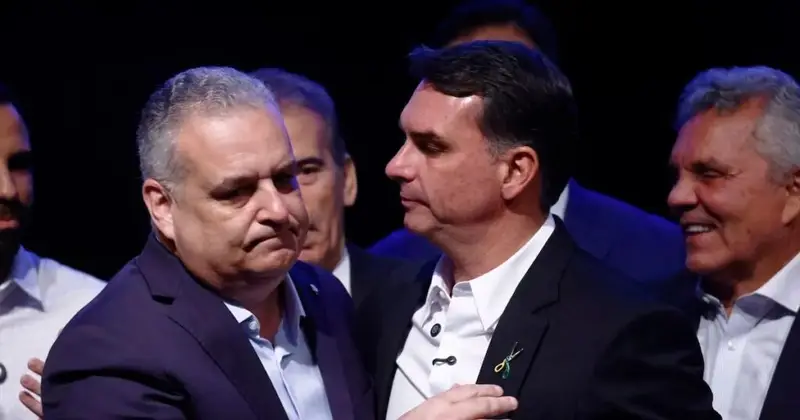 Acusado de estupro de vulnerável por parlamentares de esquerda, o deputado Alfredo Gaspar (PL-AL), vice na chapa presidencial de Flávio Bolsonaro, resolveu virar o jogo: ofereceu espontaneamente seu DNA à Procuradoria-Geral da República e cobrou urgência máxima para o exame. Enquanto a narrativa explode nas manchetes, ele exige que a verdade científica fale mais alto do que o barulho político. Quem é Alfredo Gaspar na política? É deputado federal pelo PL de Alagoas e foi escolhido vice de Flávio Bolsonaro na disputa presidencial. Ou seja, alvo direto de quem quer atingir o bolsonarismo por tabela. Quem fez a acusação contra ele? O deputado Lindbergh Farias (PT-RJ) e a senadora Soraya Thronicke (Podemos-MS), durante a CPI do INSS, em março. Eles disseram ter recebido documentos sobre um suposto estupro de uma menina de 13 anos, que teria engravidado e dado à luz uma criança há cerca de oito anos. Onde estão as provas apresentadas publicamente? Até agora, em lugar nenhum. Nenhum documento foi mostrado à sociedade. A justificativa é a preservação da criança e da mãe. Mas, mesmo assim, a acusação foi lançada em plena CPI, com repercussão nacional, atingindo diretamente o vice de Flávio Bolsonaro. Por que o DNA é tão importante agora? Porque a própria narrativa dos acusadores fala em gravidez e nascimento de uma criança. Se há criança, há material genético. E é exatamente isso que Gaspar está pedindo: que a PGR faça o batimento genético com amostras já coletadas há cerca de cinco meses em uma ação de produção antecipada de provas. Quem está segurando essa definição? A Polícia Federal pediu ao STF, em abril, autorização para abrir formalmente investigação. O ministro Gilmar Mendes encaminhou o caso para manifestação da PGR. Em vez de apoiar de imediato a abertura de inquérito, a PGR adotou um procedimento preliminar. Agora, a defesa de Gaspar quer prazo curto para o exame e, se não houver vínculo genético nem outros elementos, o arquivamento do caso. Por que a esquerda lançou a acusação em CPI? Porque CPI virou palco político. E usar acusações gravíssimas sem apresentar provas públicas virou arma para destruir reputações, especialmente de quem está ligado à direita e ao bolsonarismo. Quem está pressionando por rapidez? A coordenadora jurídica da campanha de Flávio Bolsonaro, Maria Cláudia Bucchianeri, anunciou que vai buscar audiências com o procurador-geral Paulo Gonet, com Gilmar Mendes e com o diretor-geral da PF, Andrei Rodrigues. A ideia é simples: que o órgão faça diretamente o exame genético e encerre a apuração. Enquanto isso, Gaspar não ficou calado. Ele entrou com representações contra Lindbergh e Soraya, acionou os conselhos de ética do Congresso e ingressou com ações judiciais contra os dois. Ou seja, se a acusação cair, quem lançou a bomba sem prova pode ter que responder. Rogério Marinho, coordenador da campanha de Flávio, admitiu que a equipe já conhecia a acusação antes de fechar a chapa, mas decidiu enfrentar o tema de frente, cobrando resposta rápida das autoridades. Nada de empurrar com a barriga: ou há prova, ou há abuso político. Agora, a grande questão é: a mesma pressa que o sistema tem para perseguir nomes da direita vai aparecer quando um aliado de Bolsonaro pede exame de DNA para se defender? Quem acusa mostrou alguma prova concreta? Até o momento, não. Lindbergh e Soraya falam em documentos, mas não exibiram nada publicamente. Por que o vice ofereceu DNA espontaneamente? Porque quer encerrar a suspeita com base em prova científica, não em narrativa. A PGR já decidiu abrir inquérito formal? Ainda não. Optou por procedimento preliminar, o que prolonga a indefinição. O que a defesa de Gaspar pediu à PGR? Que use as amostras já coletadas e faça o batimento genético imediato. O STF já determinou investigação completa? Gilmar Mendes apenas encaminhou o caso para manifestação da PGR, sem impor ritmo acelerado. A criança citada na denúncia existe mesmo? A narrativa fala em nascimento de criança, mas isso precisa ser confirmado oficialmente. Se o DNA der negativo, o que acontece? A defesa pede arquivamento do caso, se não surgirem outros elementos consistentes. Lindbergh e Soraya podem ser responsabilizados depois? Sim, se ficar comprovado abuso ou acusação sem base, podem responder eticamente e judicialmente. Por que o caso explode na campanha de Flávio? Porque atinge diretamente seu vice e alimenta a guerra política contra o bolsonarismo. No fim, o que está em jogo não é só a reputação de um deputado, mas a forma como acusações gravíssimas são usadas como arma política no Brasil. Quando é contra a direita, basta uma fala em CPI para destruir biografias. Quando a direita exige prova científica, o sistema parece pisar no freio. Até quando?