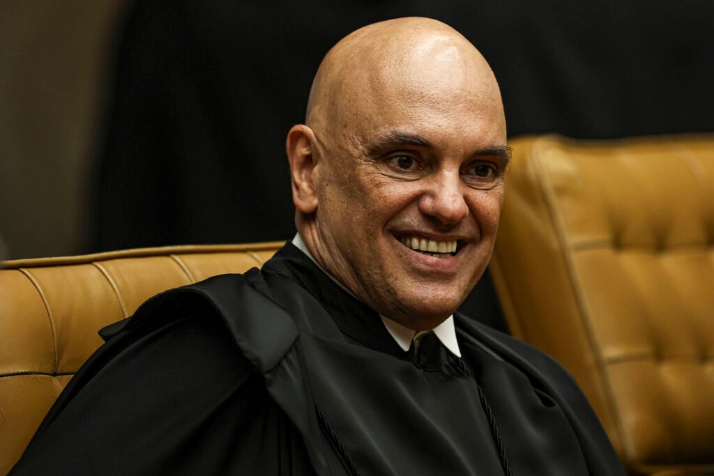 Aconteceu agora: a própria Advocacia-Geral da União mudou de posição na Justiça dos Estados Unidos para blindar Alexandre de Moraes em um processo que denuncia censura contra Rumble e Trump Media. Antes, o governo brasileiro dizia que decisões judiciais do Brasil não valem automaticamente em solo americano sem cooperação internacional. Agora, de repente, a AGU passou a defender exatamente o contrário, alegando que as ordens de Moraes são “atos soberanos” que não podem ser questionados. Como não enxergar a manobra política aqui? Blindagem escancarada agora Por que a AGU mudou tudo agora? Porque, diante do processo na Flórida, o governo percebeu que a censura de Moraes poderia ser exposta e contestada em território americano, então decidiu tratar qualquer crítica como ataque à “soberania” do Brasil. Quem a AGU está realmente defendendo? Na prática, não está defendendo o povo brasileiro nem a Constituição, mas sim a figura de Alexandre de Moraes e o poder ilimitado que ele vem acumulando com decisões de censura. Vergonha internacional exposta Rogério Chaves Scotton, aliado das plataformas, pediu à juíza Mary Scriven que rejeite o pedido do governo brasileiro para arquivar o caso. Rumble e Trump Media lembram que o próprio Brasil já havia admitido que decisões daqui não se aplicam automaticamente lá. Agora, a AGU tenta reescrever a regra do jogo no meio da partida. Isso é Estado de Direito ou proteção de um homem só? O que Rumble está denunciando exatamente? As empresas afirmam que o processo não discute a legalidade das decisões dentro do Brasil, mas sim o alcance de atos de censura em território norte-americano, onde a Primeira Emenda protege fortemente a liberdade de expressão. Censura cruza fronteiras Tribunal estrangeiro pode rever Moraes? A AGU diz que não, que nenhum tribunal de fora pode tocar nas decisões do STF, como se Moraes estivesse acima de qualquer escrutínio internacional, mesmo quando suas ordens atingem empresas e conteúdos fora do Brasil. Por que isso preocupa tanta gente? Porque mostra um governo disposto a esticar o conceito de soberania para tentar calar plataformas e vozes conservadoras até fora do país, transformando censura em política oficial de Estado. Governo muda tudo A AGU agora sustenta que qualquer intervenção internacional violaria a imunidade do Brasil e que o país não aceitará seus juízes “submetidos” a magistrados estrangeiros. Mas quem está sendo julgado ali não é o Brasil inteiro, e sim o alcance de ordens de censura em solo americano. Não é curioso que essa “defesa da pátria” só apareça quando o alvo é a censura de Moraes? O que mudou no discurso oficial? Antes, o governo admitia que decisões brasileiras precisavam de cooperação internacional para valer fora do país; agora, tenta impor que ordens de Moraes sejam aceitas como intocáveis até nos Estados Unidos. Moraes acima todos Isso expõe qual hipocrisia da esquerda? A esquerda que vive falando em “democracia”, “liberdade de imprensa” e “combate à ditadura” agora aplaude um ministro que manda derrubar conteúdo, calar plataformas e ainda quer estender esse poder para outro país. Por que conservadores veem perseguição política? Porque a mira dessas decisões quase sempre recai sobre direita, bolsonaristas, plataformas alinhadas à liberdade de expressão e qualquer voz que questione o sistema, enquanto figuras da esquerda seguem blindadas. Democracia sob ataque Scotton pediu que a Corte americana analise primeiro o alcance das ordens do STF nos EUA e deixe a discussão sobre imunidade para depois. É um pedido lógico: até onde vai o braço de um ministro brasileiro? Pode um juiz do STF mandar em plataformas americanas como se fosse xerife global? Um ministro pode mandar no mundo? Não. É justamente isso que está em jogo: se um magistrado brasileiro pode usar o discurso de “soberania” para tentar controlar o que é dito e visto até fora do Brasil. O que está em risco para o Brasil? A imagem internacional do país como democracia séria. Quando o governo usa a AGU para blindar censura e mudar de versão conforme a conveniência, o recado para o mundo é claro: aqui, o poder de um ministro vale mais que a liberdade de expressão. Até quando isso vai continuar? Enquanto a sociedade aceitar calada, enquanto o Congresso se omitir e enquanto parte da imprensa fingir que tudo isso é “normal” em nome de uma suposta defesa da democracia que, na prática, só serve para calar um lado. Por que o Brasil precisa reagir? Porque, se a censura virar política de Estado e ainda tentar cruzar fronteiras, amanhã qualquer cidadão, jornalista, influenciador ou plataforma poderá ser silenciado sem defesa, dentro e fora do país. O que você vai fazer agora? Informar, comentar, compartilhar e cobrar quem deveria limitar o poder e não ajoelhar diante dele. A conta dessa blindagem um dia chega – e não será barata para a liberdade do Brasil.