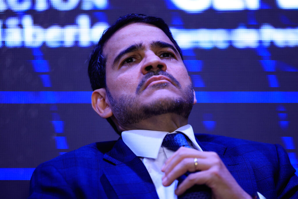 Quem acompanha o avanço do controle estatal sobre a internet no Brasil já percebeu o padrão: sempre começa com um discurso bonito de proteção, termina com mais poder na mão de burocratas alinhados ao governo e à esquerda. Agora, o alvo da vez é o Discord, mas o recado vai muito além de uma única plataforma. Depois de anos de silêncio diante de crimes reais, corrupção bilionária e impunidade para aliados, o mesmo Estado que não consegue garantir segurança nas ruas posa de guardião da moral digital. E, como sempre, a narrativa é a mesma: usar casos trágicos para justificar mais intervenção, mais ameaça, mais possibilidade de desligar o que incomoda. Por que só agora tanta urgência? Porque a pressão vem embalada pela pauta preferida da esquerda: controle do discurso, vigilância sobre redes e poder para calar ambientes onde o governo não manda. A primeira-dama fala em bloqueio, o advogado-geral da União entra em cena e a AGU já admite que pode partir para ação civil pública que, na prática, pode suspender o Discord no Brasil. Quem ganha com essa escalada? Ganha quem sonha com um ambiente digital higienizado de opiniões conservadoras, críticas ao governo e resistência à cartilha progressista. Perde o usuário comum, que vê o risco de acordar um dia e descobrir que mais uma plataforma foi simplesmente desligada por decisão política. Por que tanta ameaça contra o Discord? A AGU usa um relatório oficial que aponta falhas na verificação de idade e proteção de menores para exigir mudanças imediatas. A plataforma terá de apresentar propostas e, se o governo considerar "insuficiente", abre-se caminho para ação judicial e até suspensão do serviço. Quem decide o que é suficiente? Na prática, o próprio governo, por meio da AGU, que já deixou claro que a tentativa de acordo não impede medidas duras. Ou seja, a espada continua pendurada sobre a cabeça da empresa, sob o argumento de proteção de crianças. Isso pode virar padrão daqui pra frente? Sim, porque o modelo é perigoso: usa-se uma lei recente, o chamado ECA Digital, para ampliar o poder de pressão sobre qualquer plataforma que não se curve rápido. Hoje é o Discord, amanhã pode ser qualquer espaço onde a esquerda não tenha controle. O que está realmente em jogo aqui? Muito mais que um aplicativo: está em jogo a fronteira entre proteção legítima e censura disfarçada. E o histórico do atual governo, somado à sanha regulatória da esquerda e ao silêncio diante da perseguição a vozes conservadoras, faz muita gente enxergar esse movimento com enorme desconfiança.