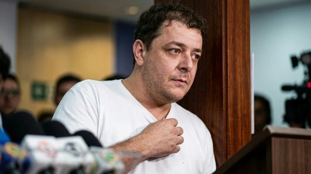 Um amigo próximo de Fábio Luís Lula da Silva, o famoso “Lulinha”, resolveu falar por ele e montar, em plena pré-temporada eleitoral, a narrativa de que o filho de Lula é vítima de “desumanização” e “massacre” há quase 20 anos. Em vez de o próprio Lulinha finalmente encarar o público, quem assume o papel é um advogado militante de esquerda, ex-PDT, que tenta transformar todas as suspeitas, inquéritos e manchetes em pura perseguição política. Por que amigo fala por ele? Ele afirma que Lulinha é discreto, não gosta de aparecer e acredita que “o tempo” vai provar sua inocência. Ou seja, o amigo assume o protagonismo para defender a velha tese de que tudo não passa de ataque para atingir Lula. Quem é o amigo defensor? Trata-se do advogado Aroldo Camillo Filho, ligado ao meio sindical e à esquerda, que diz conhecer Fábio há quase duas décadas e garante que a imagem pública não corresponde ao “ser humano” que ele vê em privado. Por que falar justamente agora? Segundo o próprio amigo, a “batalha eleitoral será dura” e ele não tem dúvida de que novos inquéritos virão. Ou seja, já prepara o terreno: qualquer investigação futura será vendida como perseguição e não como apuração legítima. Campanha sistemática ou blindagem permanente? Ele diz que desde 2006 não existe eleição sem inquérito envolvendo Lulinha e que, “coincidentemente”, tudo aparece em período eleitoral e some depois, com arquivamentos e absolvições. O que não é dito: por que tantos casos, por tanto tempo, sempre cercando o mesmo núcleo de poder? Quem criou o apelido ‘Lulinha’ afinal? O advogado afirma que “Lulinha” é um avatar pejorativo criado para atacar o pai e que o nome correto é Fábio Luís. Mas esquece de mencionar que a própria esquerda sempre explorou a figura do “filho do operário que venceu na vida” quando era conveniente. Agora, o apelido vira arma retórica para acusar a direita e a imprensa. Por que tanto segredo sobre a vida dele? O amigo conta que quase ninguém conhece a voz de Fábio, que ele evita aparecer, que mudou para a Espanha e até trocou endereço de trabalho para fugir da imprensa. Ao mesmo tempo, reclama que o público não o “humaniza”. Fica a contradição: quem se esconde por duas décadas e depois cobra empatia? Lulinha perdeu tudo ou foi poupado? A narrativa é de vítima total: empresa de games com 200 funcionários destruída por manchetes, anunciantes fugindo, TV vendida sem receber, nenhuma fazenda, nenhum castelo, nenhum imóvel próprio, morando de aluguel. Tudo isso enquanto o pai volta ao poder, é blindado por decisões do STF e reassume o comando do país. Quem paga a conta dessa ‘perseguição’? Enquanto o amigo pede que todos “humanizem” Fábio Luís, não há uma linha sobre o brasileiro comum que foi destruído economicamente por decisões políticas do PT, pela Lava Jato que revelou esquemas bilionários, pela corrupção que drenou recursos públicos. Para o cidadão, sobra imposto, inflação e desemprego; para o círculo de Lula, sobra discurso de vitimização. Por que tantos inquéritos sempre cercam o mesmo grupo? Porque o sobrenome Lula está no centro do poder há décadas, com influência em estatais, grandes empresas, contratos públicos e decisões de governo. É natural que a Justiça e a imprensa olhem para onde está o poder. Chamar isso de “fetiche” é tentar desqualificar qualquer fiscalização. Quem decide quando a perseguição acaba? O amigo diz que Fábio acredita que “tudo isso vai acabar” e que todos descobrirão que “não é verdade”. Mas também admite que absolvições e arquivamentos chegam sempre depois das eleições, quando o estrago político já foi feito – para um lado ou para o outro. Ou seja, o sistema que a esquerda ajudou a montar agora é usado como escudo emocional. Por que a esquerda só reclama quando é com eles? Quando investigações atingem adversários de direita, a narrativa é de “combate à corrupção” e “defesa da democracia”. Quando o alvo é o entorno de Lula, tudo vira “perseguição”, “massacre” e “desumanização”. A seletividade é gritante. Quem protege o cidadão comum hoje? Certamente não é o mesmo sistema que corre para relativizar suspeitas em torno da família presidencial, enquanto trata qualquer erro da direita como crime imperdoável. O recado do amigo de Lulinha é claro: para eles, o problema não é a quantidade de investigações, mas o fato de alguém ousar questionar o clã Lula. Por que essa entrevista importa agora? Porque mostra, de forma escancarada, a estratégia para a próxima eleição: transformar qualquer crítica a Lulinha em ataque desumano, qualquer investigação em perseguição, qualquer dúvida em maldade da direita. E, mais uma vez, pedir que o Brasil esqueça o passado recente e aceite, em silêncio, a eterna condição de vítima da família que está no topo do poder há décadas.